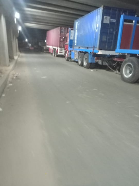سادت حالة من الغضب والاستياء بين قاطني الشموت وعزبة المتيني، بسبب تجريچ سيارات النقل الثقيل أسفل نفق الشموت ببنها، في حالة من الإهمال والتسيب والإرتجالية. من آمن العقاب أساء الأدب ، واصبحت الأمور خارج السيطرة ، ومخالفات جسيمة يرتكبها أصحاب سيارات النقل الثقيل بنفق الشموت، فمن "يدفع الثمن".؟! يتسبب الوقوف العشوائي لهذه السيارات من حين لأخر إلى ازدحام شديد في المنطقة ويجعل العشوائية الشديدة تسيطر على النفق، وتتسبب في وقوع حوادث بسبب تضيق الحارات. الجدير بالذكر إنه يبلغ طول النفق والطريق ١ كيلومتر، وتم تجديده بتكلفة ٦ملايين جنيه، وقامت بتنفيذه الهيئة العامة للطرق والكباري. شاركونا فى تحرير المواد الصحفية بإرسال الصور والفيديوهات والأخبار الموثقة لخدمة صحافة المواطن لنشرها بالموقع والجريدة المطبوعة، عبر خدمة “واتس آب برقم “01061372545” أو عبر رسائل “فيس بوك”، https://www.facebook.com/nabdel3alam/ على أن تُنْشَر الأخبار المُصَوَّرَة والفيديوهات باسم القُرّاء.