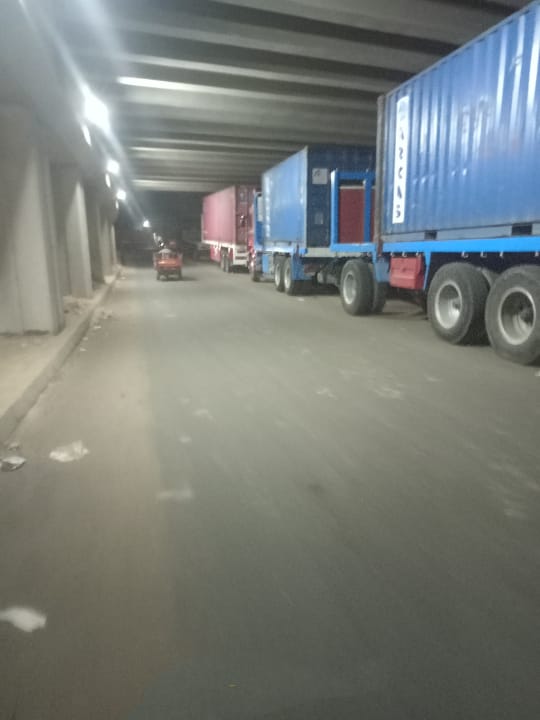 سادت حالة من الغضب والاستياء بين قاطني الشموت وعزبة المتيني، بسبب تجريچ سيارات النقل الثقيل أسفل نفق الشموت ببنها، في حالة من الإهمال والتسيب والإرتجالية. من آمن العقاب أساء الأدب ، واصبحت الأمور خارج السيطرة ، ومخالفات جسيمة يرتكبها أصحاب سيارات النقل الثقيل بنفق الشموت، فمن "يدفع الثمن".؟! يتسبب الوقوف العشوائي لهذه السيارات من حين لأخر إلى ازدحام شديد في المنطقة ويجعل العشوائية الشديدة تسيطر على النفق، وتتسبب في وقوع حوادث بسبب تضيق الحارات. الجدير بالذكر إنه يبلغ طول النفق والطريق ١ كيلومتر، وتم تجديده بتكلفة ٦ملايين جنيه، وقامت بتنفيذه الهيئة العامة للطرق والكباري. شاركونا فى تحرير المواد الصحفية بإرسال الصور والفيديوهات والأخبار الموثقة لخدمة صحافة المواطن لنشرها بالموقع والجريدة المطبوعة، عبر خدمة “واتس آب برقم “01061372545” أو عبر رسائل “فيس بوك”، https://www.facebook.com/nabdel3alam/ على أن تُنْشَر الأخبار المُصَوَّرَة والفيديوهات باسم القُرّاء.