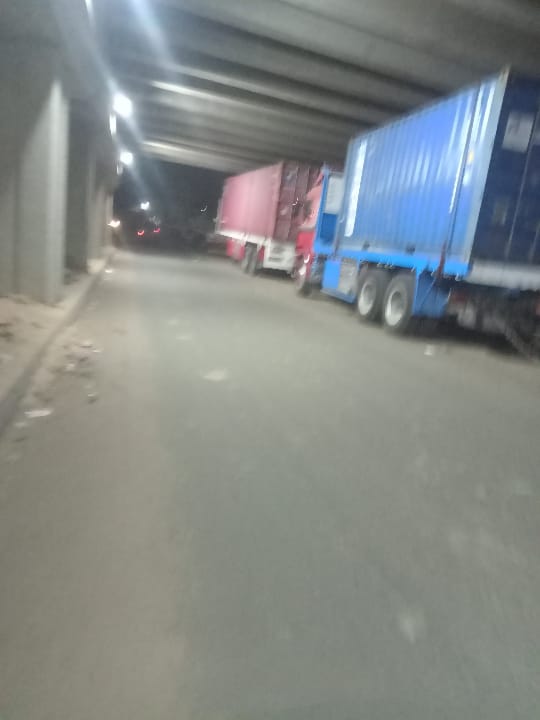 صور.. سيارات النقل الثقيل تحول نفق الشموت لـ «جراچ خصوصي» متابعة: وائل جمال سادت حالة من الغضب والاستياء بين قاطني الشموت وعزبة المتيني، بسبب تجريچ سيارات النقل الثقيل أسفل نفق الشموت ببنها، في حالة من الإهمال والتسيب والإرتجالية. من آمن العقاب أساء الأدب ، واصبحت الأمور خارج السيطرة ، ومخالفات جسيمة يرتكبها أصحاب سيارات النقل الثقيل بنفق الشموت، فمن "يدفع الثمن".؟! يتسبب الوقوف العشوائي لهذه السيارات من حين لأخر إلى ازدحام شديد في المنطقة ويجعل العشوائية الشديدة تسيطر على النفق، وتتسبب في وقوع حوادث بسبب تضيق الحارات. الجدير بالذكر إنه يبلغ طول النفق والطريق ١ كيلومتر، وتم تجديده بتكلفة ٦ملايين جنيه، وقامت بتنفيذه الهيئة العامة للطرق والكباري.