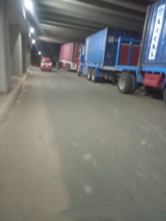 صور.. سيارات النقل الثقيل تحول نفق الشموت لـ «جراچ خصوصي» متابعة: وائل جمال سادت حالة من الغضب والاستياء بين قاطني الشموت وعزبة المتيني، بسبب تجريچ سيارات النقل الثقيل أسفل نفق الشموت ببنها، في حالة من الإهمال والتسيب والإرتجالية. من آمن العقاب أساء الأدب ، واصبحت الأمور خارج السيطرة ، ومخالفات جسيمة يرتكبها أصحاب سيارات النقل الثقيل بنفق الشموت، فمن "يدفع الثمن".؟! يتسبب الوقوف العشوائي لهذه السيارات من حين لأخر إلى ازدحام شديد في المنطقة ويجعل العشوائية الشديدة تسيطر على النفق، وتتسبب في وقوع حوادث بسبب تضيق الحارات. الجدير بالذكر إنه يبلغ طول النفق والطريق ١ كيلومتر، وتم تجديده بتكلفة ٦ملايين جنيه، وقامت بتنفيذه الهيئة العامة للطرق والكباري.