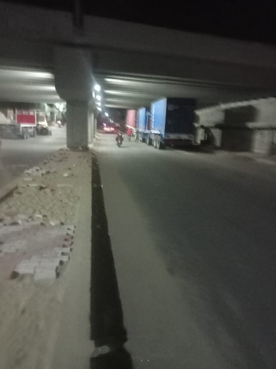 صور.. سيارات النقل الثقيل تحول نفق الشموت لـ «جراچ خصوصي» متابعة: وائل جمال سادت حالة من الغضب والاستياء بين قاطني الشموت وعزبة المتيني، بسبب تجريچ سيارات النقل الثقيل أسفل نفق الشموت ببنها، في حالة من الإهمال والتسيب والإرتجالية. من آمن العقاب أساء الأدب ، واصبحت الأمور خارج السيطرة ، ومخالفات جسيمة يرتكبها أصحاب سيارات النقل الثقيل بنفق الشموت، فمن "يدفع الثمن".؟! يتسبب الوقوف العشوائي لهذه السيارات من حين لأخر إلى ازدحام شديد في المنطقة ويجعل العشوائية الشديدة تسيطر على النفق، وتتسبب في وقوع حوادث بسبب تضيق الحارات. الجدير بالذكر إنه يبلغ طول النفق والطريق ١ كيلومتر، وتم تجديده بتكلفة ٦ملايين جنيه، وقامت بتنفيذه الهيئة العامة للطرق والكباري.