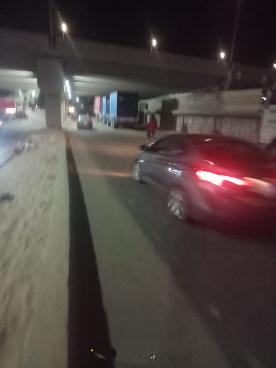 صور.. سيارات النقل الثقيل تحول نفق الشموت لـ «جراچ خصوصي» متابعة: وائل جمال سادت حالة من الغضب والاستياء بين قاطني الشموت وعزبة المتيني، بسبب تجريچ سيارات النقل الثقيل أسفل نفق الشموت ببنها، في حالة من الإهمال والتسيب والإرتجالية. من آمن العقاب أساء الأدب ، واصبحت الأمور خارج السيطرة ، ومخالفات جسيمة يرتكبها أصحاب سيارات النقل الثقيل بنفق الشموت، فمن "يدفع الثمن".؟! يتسبب الوقوف العشوائي لهذه السيارات من حين لأخر إلى ازدحام شديد في المنطقة ويجعل العشوائية الشديدة تسيطر على النفق، وتتسبب في وقوع حوادث بسبب تضيق الحارات. الجدير بالذكر إنه يبلغ طول النفق والطريق ١ كيلومتر، وتم تجديده بتكلفة ٦ملايين جنيه، وقامت بتنفيذه الهيئة العامة للطرق والكباري.