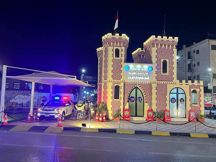 قامت الادارة العامة للمرور بمحافظة القليوبية برئاسة العميد محمد أبو السعد مدير المرور بالانتهاء من مبنى شعار القليوبية ليصبح قسم عمليات مرور بنها، بمظهره المميز والذي يليق بشعار محافظة القليوبية وبموقعة الجغرافي بشارع فريد ندا بمدينه بنها والذي يسهل من خلاله سرعة الإنتقال إلى بلاغات الحوادث وأماكن الإختناقات المرورية. وجاء هذا في إطار توجيهات اللواء عبد الحميد الهجان محافظ القليوبية وبناء علي التنسيق الذي تم مع اللواء نبيل سليم مساعد وزير الداخلية مدير أمن القليوبية. «سنبلتان وترس إلى جانب القناطر الخيرية»، شعار محافظة القليوبية الذي رافقه تاريخ 30 أغسطس من كل عام، وهو ذكري العيد القومي للمحافظة ويعد هذا اليوم هو نفس يوم افتتاح القناطر الخيرية سنة 1868 م التي تعد من مميزات المحافظة ويتوافد عليها السائحون والزائرون من مختلف أنحاء الجمهورية لمشاهدة المناظر الطبيعية والمنتزهات والحدائق التي تبلغ مساحتها حوالي 500 فدان بالمدينة. شعار محافظة القليوبية راية خضراء شعار محافظة القليوبية عبارة عن راية مستطيلة ذات خلفية باللون الأخضر عليها الشعار المكون من السنبلتين وتشيران إلى أهمية المحافظة في الإنتاج الزراعي الذي تشتهر به من محاصيل حقلية وخضر وفاكهة. القناطر الموجودة بمدينة القناطر الخيرية تتحكم في مياه النيل التي تروي الدلتا بالكامل حيث يخرج منها الرياحات الثلاث البحيري والمنوفي والتوفيقي التي لها أكبر الأثر في توفير المياه على مدار العام للدلتا. الترس يدل على النشاط الصناعي بالمحافظة حيث تتوافر بها أكبر منطقة صناعية بالجمهورية وهي شبرا الخيمة بالإضافة إلى توافر العديد من المصانع في العبور الخانكة وقليوب وبنها وقها.