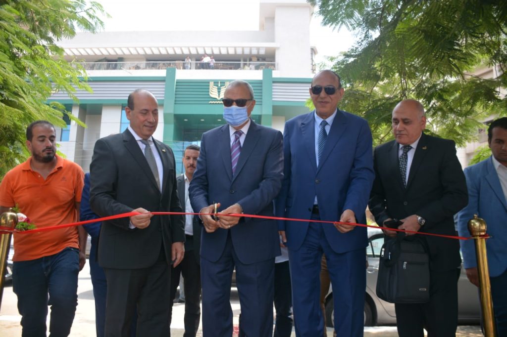 إفتتح اليوم عبد الحميد الهجان محافظ القليوبية، ويرافقه اللواء محمود نصار رئيس الجهاز المركزى للتعمير، واللواء وائل مصطفي رئيس جهاز القاهرة الفاطمية، المرحلة الثانية من ممشي أهل مصر على كورنيش مدينة بنها بتكلفة 17 مليون جنيه بطول ١٨٥٠ م ومتوسط عرض ۱۰ م. جاء ذلك في اطار خطة المحافظة وتوجيهات القيادة السياسية بخلق أماكن للتنزه واتاحه نهر النيل أمام جميع المواطنين للاستمتاع به بإعتباره ملك لجميع المواطنين. وتضمنت أعمال انشاء الممشي اقامة عدد من الاستراحات والمظلات وتم انارته وتجميله وتزويده بمعدات وأدوات النظافة مضيفاً ان المكان أصبح متنفسا حضاريا للمواطنين يلجئون الية من كل مدن المحافظة وليس مدينة وبنها فقط. جاء الافتتاح بحضور الدكتورة ايمان ريان والدكتور سمير حماد نائبي المحافظ واعضاء مجلس النواب، واللواء هشام خشبة السكرتير العام، والمهندس على يوسف ابو عقيل السكرتير العام المساعد، والعميد طارق ابو المعاطى المستشار العسكري، والمهندس اسامة خليل وكيل وزارة الري، والمهندس على عودة وكيل وزارة الاسكان، والمهندس على عبد الستار رئيس مدينة بنها وعدد من القيادات التنفيذية والامنية بالمحافظة. جدير بالذكر أن مشروع ممشي أهل مصر الذى قام بتنفيذه الجهاز التنفيذي لتجديد احياء القاهرة الاسلامية والفاطمية وذلك تحت اشراف الجهاز المركزى للتعمير اذ يتكون من مرحلتين كل مرحله من قطاعين وتتكون ويمتد قطاع (أ) من المرحله الاولي من كوبري كفر الجزار وحتي خط السكة الحديد بطول 450 متر وبعرض 3-8 متر وتم تسليم القطاع في مايو 2020 وقطاع (ب) الذى تم افتتاحه اليوم يمتد من خط السكة الحديد وحتي معدية بطا أمام مجلس مدينة بنها بطول400 متر وتم التنفيذ بعرض يتراوح من 5 - 17 متر. أما المرحلة الثانيه من المشروع فيمتد قطاع (ج) من معدية بطا حتي نادي الشرطة بطول 450 متر بعرض 6- 17 متر بتكلفة 30 مليون جنيه أما المرحلة (د) فتبدأ من نادي الشرطة حتي محطة المياه بطول 550 متر وجاري اعداد الدراسات الخاصة بها ليتم طرح المشروع والبدء في تنفيذه. وعقب الافتتاح تفقد المحافظ ومرافقوه الممشى واستمع إلى شرح لأعمال التنفيذ التي تمت به،وأشاد محافظ القليوبية، بأعمال تطوير الممشى ليخرج بالمظهر الجمالي له وليكون متنفسًا لأهالي المحافظة بالإضافة إلى كورنيش النيل المواجه له؛ لافتًا إلى استمرار أعمال تجميل وتطوير ميادين المحافظة وشوارعها ضمن خطة المحافظة للتطوير والتجميل وإظهار الشكل الجمالي لها على هامش الافتتاح تفقدا محافظ القليوبية يرافقه رئيس الجهاز المركزى للتعمير أعمال تطوير شارع فريد ندا بالمرحلة الثانية الجاري تطويره بالتنسيق وتحت اشراف الجهاز المركزى للتعمير وجهاز تعمير القاهرة الكبري وذلك بتكلفة بلغت 30 مليون جنيه والتي تشتمل على رصف وتطوير مدخل بنها الجنوبي من الطريق الزراعي في الاتجاهين حتى كوبري المصنع الحربي، وكذلك تطوير ورصف ورفع كفاءة كوبري المصنع الحربي حتى كمين أتريب، وتطوير وتوسعة ورصف امتداد شارع فريد ندا أمام مديرية الطرق بالقليوبية بدءا من الكمين حتى كورنيش الرياح التوفيقي (مدخل بنها للقادم من الطريق الإقليمي ومدينة المنصورة)، بالإضافة إلى تطوير أنظمة الإنارة والكهرباء من خلال دفن الكابلات الهوائية وتحويلها إلى كابلات أرضية وتركيب أعمدة إنارة حديثة،كما يتضمن التطوير إعادة تأهيل 5 حدائق بمدخل المدينة وشارع فريد ندا بمسطح 6000 متر مسطح، ورصف وتطوير وتوسعة الطرق بإجمالي طول 2 كيلومتر وإجمالي مسطح 32 ألف متر مسطح. وتم تفقد أعمال تطوير حديقة مدخل منطقة كمين أتريب من خلال إنشاء نصب تذكاري للجندي المجهول وخلفية جدارية مدون عليها أسماء شهداء القوات المسلحة والشرطة من ابناء القليوبية الذين ضحوا بأرواحهم فداء وهدفت زيارة المحافظ ورئيس الجهاز الي متابعة الأعمال التي تتم ودفع الأعمال المتبقية وتذليل العقبات للإنتهاء من تطوير شارع فريد ندا وإنشاء النصب في أقرب وقت ممكن للعمل على تسيير الحركة المرورية بالعاصمة وإستعادة الوجه الحضاري لها. وتابع المحافظ جولته بتفقد أعمال تجميل وتطوير شعار محافظة القليوبية بمنتصف شارع فريد ندا والذي تم إعادة تأهيله وإستخدامه كغرفة لعمليات المرور بمدينة بنها حيث أشادا المحافظ ورئيس الجهاز بأعمال التطوير بمبني الشعار والذي أصبح وجهه حضارية للمدينة. ومن الجدير بالذكر ان محافظ القليوبية قام بالتنسيق مع اللواء نبيل سليم مساعد وزير الداخلية مدير أمن القليوبية، والعميد محمد أبو السعد مدير المرور بالانتهاء من مبنى شعار القليوبية ليصبح قسم عمليات مرور بنها ليسهل سرعة الإنتقال إلى بلاغات الحوادث وأماكن الإختناقات المرورية وبعد إنتهاء الزيارة تقدم المحافظ بالشكر والتقدير للسادة رئيس الجهاز المركزى للتعمير ورئيس جهاز القاهرة الفاطمية على المجهودات التي يقدمها الجهاز لتطوير مدن المحافظة متمنيا لسيادته المزيد من التقدم والنجاح وإستمرار عملية البناء والتنمية في ظل القيادة الرشيدة للرئيس عبد الفتاح السيسي رئيس الجمهورية.