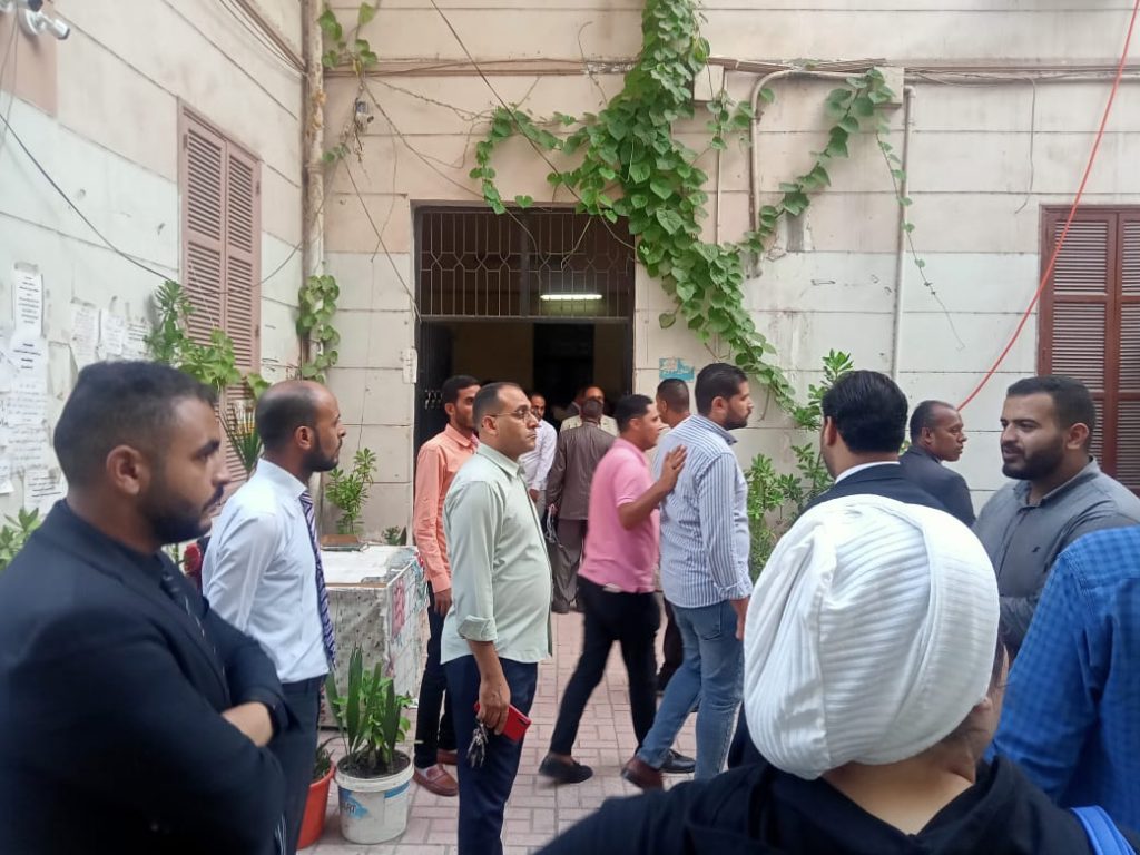 كشفت التحريات الأولية، في حادثة الاعتداء على محامي أمام محكمة بنها الابتدائية، أمس؛ صحة وجود ظابط قوات مسلحة بالواقعة، واشارت الي احتمالية عدم تورط ظابط شرطة بالواقعة، وجاري استكمال التحريات للتأكد من صحة وجوده من عدمه. كان عرض نقيب المحامين لشمال القليوبية فيديو استعرض من خلاله تفاصيل واقعة التعدي علي محامي من قبل ظابط بالقوات المسلحة، مستعين بأفراد آخرين ملثمين لتنفيذ التعدي علي المحامي بالسلاح الابيض محدثين به جروح وقدامات. وعرض مجدي المهدي نقيب محامين شمال القليوبية، تفاصيل الواقعة، حيث قال جاءت الواقعة عقب حضورنا في جلسة مع المحامي أحمد حضر المجني عليه، مضيفا واثناء حضور المحامي المعتدي عليه جلسة جنح مركز بنها رول ٢٨ بمحضر محرر ضده من ضابط القوات المسلحة، واثناء خروج المحامي من المحكمة قاموا بالنزول من سيارة مرسيدس كحلي اللون وانهالوا عليه طعنا بالاسلحة البيضاء، وعلى أثرها تم نقله الي مستشفي بنها الجامعي لاسعافه. وأكد أحمد السواح عضو الجنة النقابية بنقابة محامين شمال القليوبية، أن التحقيقات مازلت مستمرة والنيابة العامة أصدرت قرارا و طلبت تفريغ الكاميرات المحيطة بمعرفه الشرطة وهناك تحريات مباحث سوف تستكمل من خلال إدارة البحث الجنائي وبعرض المجني عليه علي الطب الشرعي. وكان أصدر عبدالحليم علام نقيب المحامين ورئيس اتحاد المحامين العرب قرارًا بشأن واقعة التعدي على أحمد إبراهيم، المحامي بشمال القليوبية. واشتمل القرار على تكليف حسين الجمال، الأمين العام للنقابة، وعضو النقابة عن استئناف طنطا، والنقيب مجدي المهدي، نقيب شمال القليوبية، بمتابعة الواقعة للوقوف على الإجراءات التي تم إتخاذها في هذا الشأن، والتواصل مع النقيب العام شخصيًا. ويذكر ان المحامي والظابط بينهم خلافات ومشاكل عائلية بسبب النسب وخلافات علي حضانة الأطفال وقائمة المنقولات وبينهم قضايا أسرية.