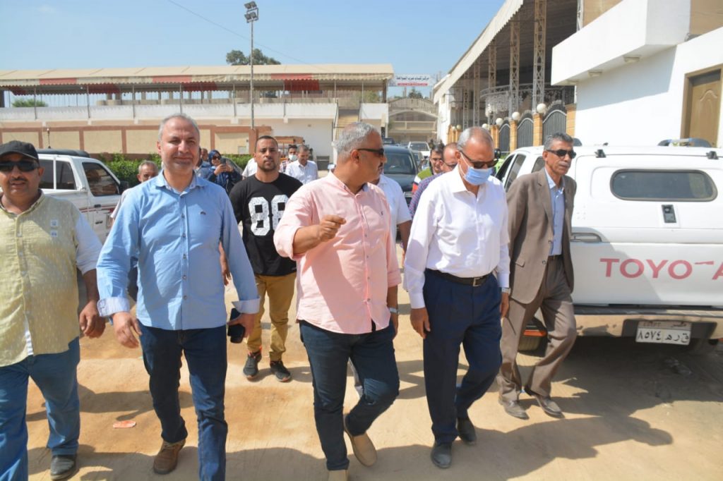 أجرى عبد الحميد الهجان محافظ القليوبية، جولة تفقدية لمتابعة عددا من مشروعات المبادرة الرئاسية "حياة كريمة" لدفع الأعمال ولتذليل المعوقات وحل المشكلات ميدانياً للإنتهاء من كافة المشروعات وتسليمها وفقاً للجدول الزمني المتفق عليه، تنفيذاً لتكليفات الرئيس عبد الفتاح السيسي رئيس الجمهورية، بتطوير الريف المصري للإرتقاء بمستوى الخدمات المقدمة للمواطن وتحقيق التنمية مستدامة وفقا لرؤية مصر ٢٠٣٠. وجدير بالذكر أن المبادرة الرئاسية تستهدف مركز شبين القناطر بإجمالي (٩) وحدات محلية، و(٣٦) قرية، و(١٤٨) عزبة بإجمالي (٧95) مشروع، بتكلفة حوالي 7.1 مليار جنيه. واستهل "المحافظ" جولته بتفقد الوحدة الصحية بقرية الأحراز، والتي تقع علي مساحة١,٨٠٠متر، ومكونة من طابقين، ووصلت نسبة التنفيذ بها إلى ٨٪، موجهاً وكيل وزارة الصحة بالعمل بالتوازي في تجهيز الأثاث الطبي والطاقم الإداري للوحدة الصحية، مشدداً بسرعة الإنتهاء من الأعمال خلال ثلاثة أشهر . وتابع "الهجان" جولته بتفقد أعمال إنشاء مستشفى شبين القناطر المركزي، والتي ستقام على مساحة 16 ألف متر، والمبنى الرئيسي على مساحة 4500 متر مربع، وستصل تكلفة الأعمال الإنشائية إلى مليار جنيه، ويقوم على التنفيذ والإشراف الجهاز المركزي للتعمير إذ تم إستلام الموقع بتاريخ 2 فبراير 2022 و0مدة تنفيذ المستشفى ١٨ شهر، حيث تمت أعمال الحفر بالموقع وتم تسليم نسخة من لوحات الموقع العام للإستشاري المكلف من قبل وزارة الإسكان، وتم عمل جسات للتربة ودراسة إختبارات التربة ووصلت نسبة التنفيذ حتى الآن إلى ١٥%. وخلال الجولة وجه "المحافظ" بدفع الأعمال وزيادة المعدات لتسليم المستشفي وتشغيلها خلال الموعد المتفق عليه مطالباً وكيل وزارة الصحة بدراسة إحتياجات المستشفى والبدء في التعاقد على الأجهزة والمعدات لبدء أعمال الفرش فور إنتهاء الأعمال المدنية. وتابع "المحافظ" الجولة بتفقد مجلس مدينة شبين القناطر الجديد والمركز التكنولوجي الجاري إنشاؤهما على مساحة ٤٠٠٠ متر مربع بتكلفة تصل إلى 30 مليون جنيه، ووصلت نسبة التنفيذ إلى ٩٧% ، حيث تم الإنتهاء من فرش المركز التكنولوجي بالطابق الأول وتركيب أنظمة التحكم والنداء الآلي المسئولة عن تنظيم العمل داخل المركز لبدء تفعيل الخدمة بالمركز وتقديمها بشكل حضاري ومطور للتيسير على المواطنين. كما تفقد المحافظ الطابق الثاني والذي تم الإنتهاء من تجهيزه إدارياً تمهيداً لنقل الموظفين إليه، حيث أكد المحافظ أن مجلس مدينة شبين القناطر سيكون من النماذج والمباني الحضارية لمجالس المدن بالمحافظة، مُشيداً بالتشطيبات الخاصة بالمبنى، مُشيراً إلى أن هذا يعد ضمن خطة المحافظة للنهوض بالخدمات المقدمة للمواطنين وتهيئة بيئة عمل جيدة للموظفين. وفي قطاع الشباب والرياضة تفقد "محافظ القليوبية" عددا من مراكز الشباب والملاعب بقرى مركز شبين القناطر، حيث تفقد "المحافظ" أعمال تأهيل مركز شباب كفر الشوبك بنسبة تنفيذ ٩٠% كما تفقد أيضاً مركز شباب المريج، ووصلت نسبة تنفيذه إلى ٧٥%، بالإضافة إلى تفقده لمركز شباب عرب جهينة وعرب الصوالحة، حيث شدد"الهجان" بدفع الأعمال ومراعاة الدقة في التنفيذ ومطابقة المواصفات القياسية مشيراً إلى أهمية مراكز الشباب في جذب الشباب لممارسة الرياضة وخلق جيل واعي ومثقف لإستكمال مسيرة البناء والتنمية للجمهورية الجديدة، في إطار سعي الدولة نحو التوسع في إنشاء مراكز الشباب وتطويرها ورفع القدرات البدنية والثقافية والرياضية. وفي قطاع الصحة تفقد "المحافظ" أعمال إنشاء جديد للوحدة الصحية بكفر الشوبك، والتي تقام على مساحة ٧٠٠ مترمربع ومكونة من أرضي وطابقين ووصلت نسبة تنفيذ الأعمال الإنشائية إلى ٣٠ % بتكلفة إجمالية تصل إلى٤٠ مليون جنيه، حيث وجه المحافظ بدفع الأعمال للإنتهاء من الوحدة الصحية خلال شهرين وإدخالها الخدمة لتخدم مواطني كفر الشوبك، مؤكداً أنه يتابع بنفسه على مدار الساعة أعمال الإنشاءات ولن يسمح بأي تأخير. كما تابع "الهجان" جولته بتفقد مجمعات الخدمات الحكومية بقرية المريج ضمن المبادرة الرئاسية «حياة كريمة»، والمقام على مساحة ٧٠٠م٢ ويتكون المبنى من ثلاثة طوابق بتكلفة مالية تصل إلى ٩ مليون جنيه، ويضم "وحدة محلية، مجلس محلى، مكتب بريد، شهر عقاري، سجل مدنى، وحدة تضامن إجتماعى، مركز تكنولوجي ، مكتب تموين" ويخدم ٥٥ ألف نسمة، كما يجرى تطوير وتجميل المنطقة المحيطة بالمجمع لإضفاء مظهراً جمالياً وحضارياً للمنطقة، وتم الإنتهاء من تلك المجمعات بالكامل بنسبة تنفيذ ١٠٠ % . كما تفقد أيضاً المجمع الزراعي بقرية المريج والذي تم تنفيذه بنسبة 95% والمقام على مساحة 400 متر مربع بتكلفة 7 مليون جنيه، حيث أكد المحافظ أن هذه المجمعات سوف تُنهي معاناة سكان القرى في الحصول على الخدمات، والإستفادة من جهود الدولة في ملف التحول الرقمي والحصول على الخدمة بسهولة ويُسر.  وفي قطاع الصرف الصحي تفقد"المحافظ" مشروع الصرف الصحي لقرية المريج والذي يبلغ تكلفته ٦٥ مليون جنيه، ووصلت نسبة تنفيذه إلى ٧٠% حيث تفقد الأعمال الجارية بالمشروع ووجه بزيادة عدد العمالة والمعدات للانتهاء من المشروع وفق الجدول الزمني له مطالبا بالعمل بالتوازي في بدء عمل الوصلات المنزلية للمواطنين.  واستكمل "المحافظ" الجولة اليوم بتفقد أعمال إنشاءات الوحدة الصحية بالمريج والتي وصلت نسبة تنفيذها إلي ١٥ % وتقع علي مساحة ١٥٠٠متر بتكلفة ١٥ مليون جنيه، كما تفقد المحافظ أيضا في القطاع الصحي الوحدة الصحية بكفر طحا والجاري إنشاؤها على مساحة 1700 متر مربع بتكلفة 15 مليون جنيه ونسبة تنفيذها وصلت إلى 65% وسيتم تسليمها خلال شهرين، كما تفقد المحافظ أيضا أعمال إنشاء المركز الطبي بعرب جهينة والواقع على مساحة 3000 متر مربع ووصلت نسبة تنفيذه إلى 40% ويبلغ تكلفته 32 مليون جنيه، وذلك لخدمة أهالي القرية والإرتقاء بمستوى الخدمات الطبية والرعاية الصحية المقدمة في ضوء التكامل الذي تحققه مبادرة حياة كريمة لتطوير كافة المناحي المعيشية للمواطنين، وقد وجه المحافظ مديرية الشئون الصحية بسرعة تجهيز الأجهزة الطبية والأطقم الطبية لتشغيله فور الانتهاء من تنفيذ التشطيبات للمبنى.  وفي سياق آخر استكمل "المحافظ" جولته بتفقد مدرسة الشهيد علي حسن الطوخي، ومدرسة عرب جهينة الإبتدائية الجديدة والتي تم الإنتهاء منهما بنسبة ١٠٠% وذلك في إطار خطة الدولة في التوسع في إنشاء المدارس للعمل على تقليل الكثافات الطلابية داخل الفصول والنهوض بالعملية التعليمية.  كما تابع المحافظ خلال الجولة تفقد أعمال إنشاء محطة معالجة منشأة الكرام بزمام عرب الصوالحة على مساحة 3 فدان لخدمة عدد من القرى وهم ( تل بني تميم- كفر سليمان الور- كفر سعد بحيري- كفر الشرفا- منشأة الكرام ) حيث تابع أعمال إنشاء المحطة، إذ جاري حالياً إنشاء سور على كامل المحطة. ووجه المحافظ بالعمل على مدار الساعة لتسليم المشروع في أقرب وقت لتأخره كثيراً وحاجة المواطنين إليه لحل مشكلة الصرف الصحي في تلك القرى، ومن الجدير بالذكر أن المحطة ستعمل بطاقة ٢٠ ألف متر٣/يوم، وتبلغ التكلفة التقديرية للمحطة 250 مليون جنيه، حيث تم تسليمها إلى مسئولي الجهاز التنفيذي لمياه الشرب والصرف الصحي بالقليوبية.  وأكد المحافظ على أهمية مبادرة “حياة كريمة” كمشروع قومي عملاق يهدف إلى تحسين وإحداث تغيير جوهري فى حياة ومستوى معيشة الفئات المجتمعية الأكثر احتياجاً وتوفير عيشة كريمة فى ضوء التنمية الشاملة والبناء المستمر الذي تشهده جميع القطاعات.  جاءت الجولة بحضور خالد العرفي رئيس مركز ومدينة شبين القناطر، والدكتور خالد الخطيب وكيل وزارة الصحة، والمهندس خالد عبد العزيز رئيس الجهاز التنفيذي لمياه الشرب والصرف الصحي، والدكتور محمود الصبروط وكيل وزارة الشباب والرياضة، والمهندسة هالة شندي مدير عام الأبنية التعليمية .