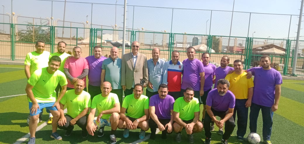 شهدت افتتاحية دورى العاملين بجامعة بنها هزائم قاسية في مباريات الدوري الافتتاحية حيث خسر فريق كلية الفنون التطبيقية بنتيجة ٧ أهداف دخلت مرماهم مقابل هدف لهم في مرمى فريق كلية الطب البيطرى( ٧-١) وخسارة فريق كلية الطب البيطرى بثلاث اهداف دخلت مرماهم من فريق كلية الهندسة دون رد منهم ( ٣- صفر ) وشهدت فعاليات اليوم الثانى للدورى انسحاب فريق كلية الحقوق أمام فريق كلية الهندسة ببنها وأمام كلية الطب البيطرى وكذلك انسحاب فريق كلية الفنون التطبيقية أمام فريق كلية الهندسة ببنها وتعادل فريقي كلية الزراعة وكابة التجارة بهدف لكل منهما. كان قد افتتح الدكتور جمال سوسه رئيس جامعة بنها فعاليات دورة كرة قدم الخماسي والتى ينظمها نادى العاملين بمجمع ملاعب الجامعة ببنها بحضور شيرين شوقى أمين عام الجامعة ، و أيمن بيومى الأمين المساعد للشئون المالية ، ووحيد خلوي المدير التنفيذى لنادى العاملين بجامعة بنها ، والدكتور هانى زكريا المشرف على الملاعب بجامعة بنها ومحمود عبد العزيز المشرف العام على النشاط الرياضي بنادى العاملين بجامعة بنها. وقال الدكتور جمال سوسه رئيس الجامعة أن إقامة الدورى يهدف إلى استمرار التواصل وبث روح المنافسة الرياضية الشريفة بين جميع العاملين بكليات الجامعة وتحفيزهم ونشر روح التعاون بينهم لما له من دور هام في إنجاح العملية التعليمية داخل الجامعة متمنياً لهم دورة رياضية سعيدة. وقال وحيد خلوي أن هذة الدورة هي رابع دورة ينظمها النادي للعاملين بالجامعة وتأتى ضمن خطة الأنشطة الرياضية ويشارك فيها العاملين بكليات وإدارة الجامعة ، مشيراً الى أن النادي له العديد من الأنشطة الخدمية والترفيهية والتى يقدمها النادي لأعضائه بأسعار رمزية.