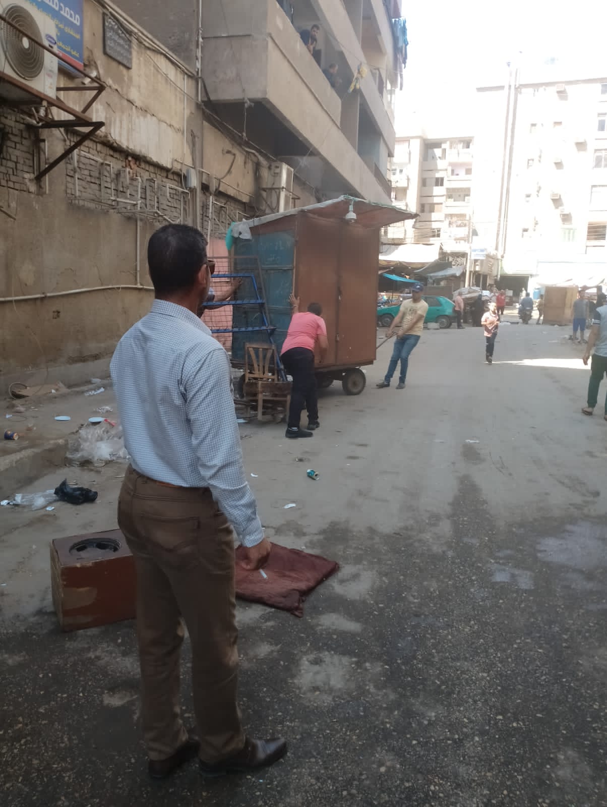 كتبت: الهام السيد - متابعة: وائل جمال شنت إدارة الإشغالات بالقليوبية، وبالتعاون مع شرطة المرافق وإدارة الإعلانات ورخص المحلات وشئون البيئة، حملة إشغالات مكبرة على شوارع مدينة بنها، وذلك في إطار توجيهات اللواء عبد الحميد الهجان محافظ القليوبية ، تكثيف حملات رفع الإشغالات بصفة دورية للتصدي للمخالفات وضبط المخالفين وتحت إشراف المهندس علي عبد الستار رئيس مجلس مدينة ومركز بنها. أسفرت الحملة عن تحرير 20 محضر اشغال وعدد مصادرة 25 شيشة، وإزالة تعديات المحال والإشغالات على حرم الطريق وتمشيط الشارع بأكمله من جميع المخالفات وفروشات الباعة الجائلين ورفع إشغال المطاعم والمحال والمقاهي المخالفة للتعليمات، وإعادة الانضباط للشارع. وقامت الحملة بقيادة صبحي الجابري مدير إدارة المرافق، وحمادة وهدان نائب رئيس مجلس مدينة بنها، عادل المصري ظابط المرافق، وإدارة الاشغالات الفترة الصباحية، وذلك بمنطقة التأمين الصحي ببنها، وخلف ديوان عام المحافظة، والمحطة وشارع المديرية القديم، والتمثال وشارع صيدناوي. وكان شدد محافظ القليوبية على انه لا تهاون مع المخالفين حتى يتم القضاء نهائياً على جميع المظاهر العشوائية بالمحافظة، وعدم السماح بالتعدى على الرصيف بشوارع مدينة بنها، والتى تتسبب فى الإعاقه المرورية وعرقله حركة المواطنين فضلاً عن إلزام أصحاب المحال بعرض بضائعهم داخل المساحات المخصصة لمحالهم وعدم إفتراشها بالطريق العام.