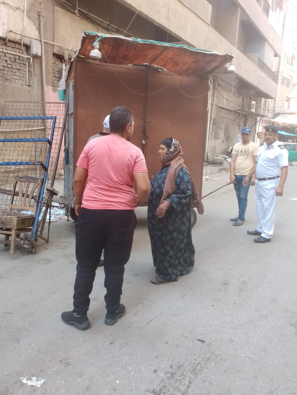 كتبت: الهام السيد - متابعة: وائل جمال شنت إدارة الإشغالات بالقليوبية، وبالتعاون مع شرطة المرافق وإدارة الإعلانات ورخص المحلات وشئون البيئة، حملة إشغالات مكبرة على شوارع مدينة بنها، وذلك في إطار توجيهات اللواء عبد الحميد الهجان محافظ القليوبية ، تكثيف حملات رفع الإشغالات بصفة دورية للتصدي للمخالفات وضبط المخالفين وتحت إشراف المهندس علي عبد الستار رئيس مجلس مدينة ومركز بنها. أسفرت الحملة عن تحرير 20 محضر اشغال وعدد مصادرة 25 شيشة، وإزالة تعديات المحال والإشغالات على حرم الطريق وتمشيط الشارع بأكمله من جميع المخالفات وفروشات الباعة الجائلين ورفع إشغال المطاعم والمحال والمقاهي المخالفة للتعليمات، وإعادة الانضباط للشارع. وقامت الحملة بقيادة صبحي الجابري مدير إدارة المرافق، وحمادة وهدان نائب رئيس مجلس مدينة بنها، عادل المصري ظابط المرافق، وإدارة الاشغالات الفترة الصباحية، وذلك بمنطقة التأمين الصحي ببنها، وخلف ديوان عام المحافظة، والمحطة وشارع المديرية القديم، والتمثال وشارع صيدناوي. وكان شدد محافظ القليوبية على انه لا تهاون مع المخالفين حتى يتم القضاء نهائياً على جميع المظاهر العشوائية بالمحافظة، وعدم السماح بالتعدى على الرصيف بشوارع مدينة بنها، والتى تتسبب فى الإعاقه المرورية وعرقله حركة المواطنين فضلاً عن إلزام أصحاب المحال بعرض بضائعهم داخل المساحات المخصصة لمحالهم وعدم إفتراشها بالطريق العام.