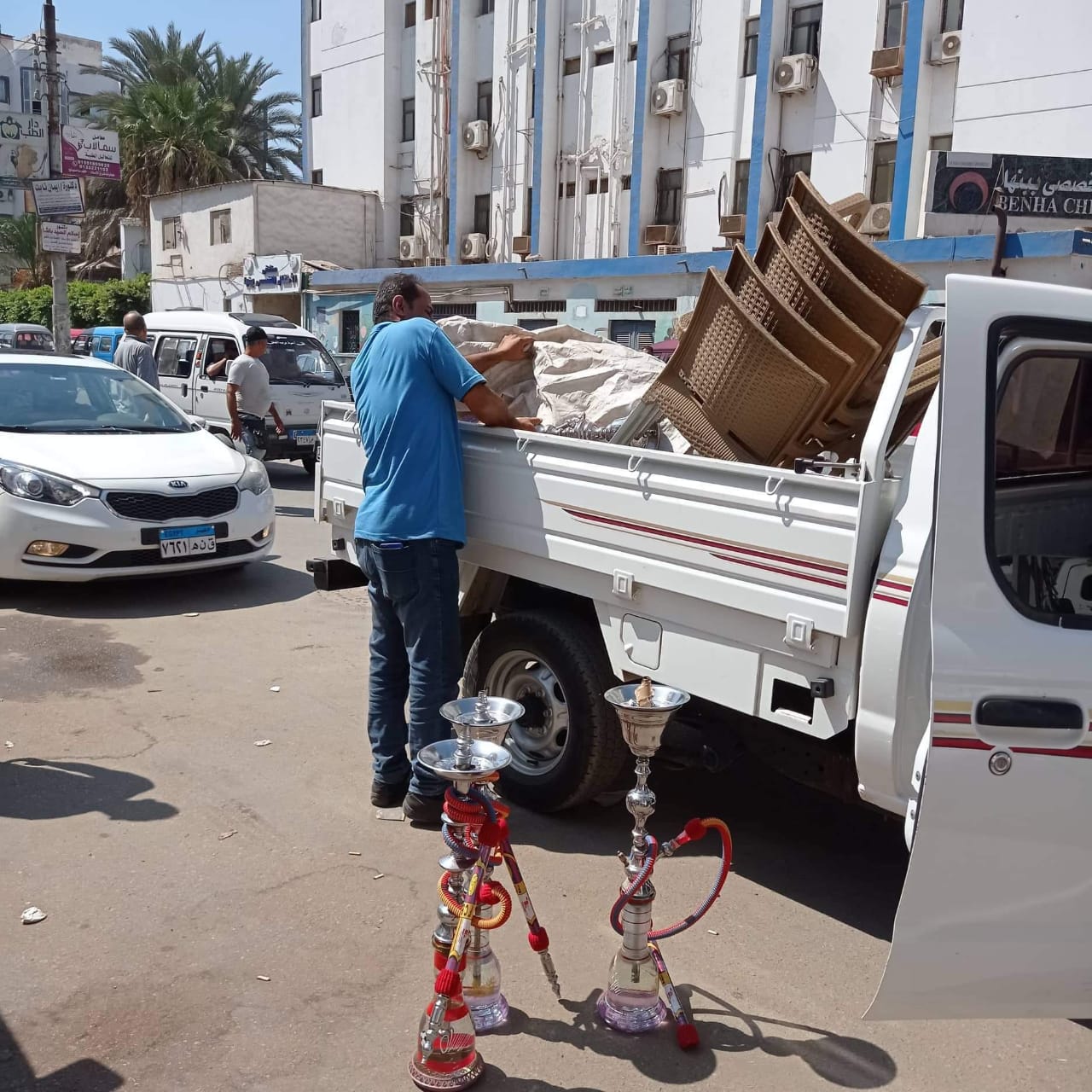 كتبت: الهام السيد - متابعة: وائل جمال شنت إدارة الإشغالات بالقليوبية، وبالتعاون مع شرطة المرافق وإدارة الإعلانات ورخص المحلات وشئون البيئة، حملة إشغالات مكبرة على شوارع مدينة بنها، وذلك في إطار توجيهات اللواء عبد الحميد الهجان محافظ القليوبية ، تكثيف حملات رفع الإشغالات بصفة دورية للتصدي للمخالفات وضبط المخالفين وتحت إشراف المهندس علي عبد الستار رئيس مجلس مدينة ومركز بنها. أسفرت الحملة عن تحرير 20 محضر اشغال وعدد مصادرة 25 شيشة، وإزالة تعديات المحال والإشغالات على حرم الطريق وتمشيط الشارع بأكمله من جميع المخالفات وفروشات الباعة الجائلين ورفع إشغال المطاعم والمحال والمقاهي المخالفة للتعليمات، وإعادة الانضباط للشارع. وقامت الحملة بقيادة صبحي الجابري مدير إدارة المرافق، وحمادة وهدان نائب رئيس مجلس مدينة بنها، عادل المصري ظابط المرافق، وإدارة الاشغالات الفترة الصباحية، وذلك بمنطقة التأمين الصحي ببنها، وخلف ديوان عام المحافظة، والمحطة وشارع المديرية القديم، والتمثال وشارع صيدناوي. وكان شدد محافظ القليوبية على انه لا تهاون مع المخالفين حتى يتم القضاء نهائياً على جميع المظاهر العشوائية بالمحافظة، وعدم السماح بالتعدى على الرصيف بشوارع مدينة بنها، والتى تتسبب فى الإعاقه المرورية وعرقله حركة المواطنين فضلاً عن إلزام أصحاب المحال بعرض بضائعهم داخل المساحات المخصصة لمحالهم وعدم إفتراشها بالطريق العام.