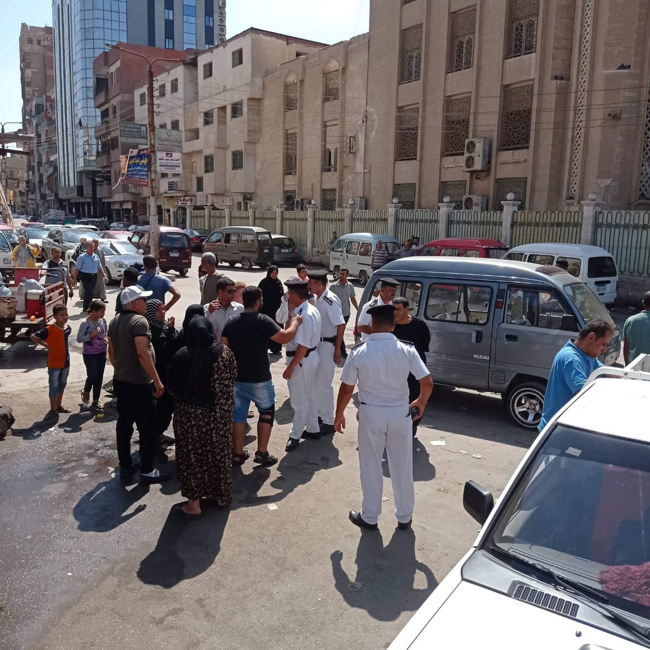 كتبت: الهام السيد - متابعة: وائل جمال شنت إدارة الإشغالات بالقليوبية، وبالتعاون مع شرطة المرافق وإدارة الإعلانات ورخص المحلات وشئون البيئة، حملة إشغالات مكبرة على شوارع مدينة بنها، وذلك في إطار توجيهات اللواء عبد الحميد الهجان محافظ القليوبية ، تكثيف حملات رفع الإشغالات بصفة دورية للتصدي للمخالفات وضبط المخالفين وتحت إشراف المهندس علي عبد الستار رئيس مجلس مدينة ومركز بنها. أسفرت الحملة عن تحرير 20 محضر اشغال وعدد مصادرة 25 شيشة، وإزالة تعديات المحال والإشغالات على حرم الطريق وتمشيط الشارع بأكمله من جميع المخالفات وفروشات الباعة الجائلين ورفع إشغال المطاعم والمحال والمقاهي المخالفة للتعليمات، وإعادة الانضباط للشارع. وقامت الحملة بقيادة صبحي الجابري مدير إدارة المرافق، وحمادة وهدان نائب رئيس مجلس مدينة بنها، عادل المصري ظابط المرافق، وإدارة الاشغالات الفترة الصباحية، وذلك بمنطقة التأمين الصحي ببنها، وخلف ديوان عام المحافظة، والمحطة وشارع المديرية القديم، والتمثال وشارع صيدناوي. وكان شدد محافظ القليوبية على انه لا تهاون مع المخالفين حتى يتم القضاء نهائياً على جميع المظاهر العشوائية بالمحافظة، وعدم السماح بالتعدى على الرصيف بشوارع مدينة بنها، والتى تتسبب فى الإعاقه المرورية وعرقله حركة المواطنين فضلاً عن إلزام أصحاب المحال بعرض بضائعهم داخل المساحات المخصصة لمحالهم وعدم إفتراشها بالطريق العام.
