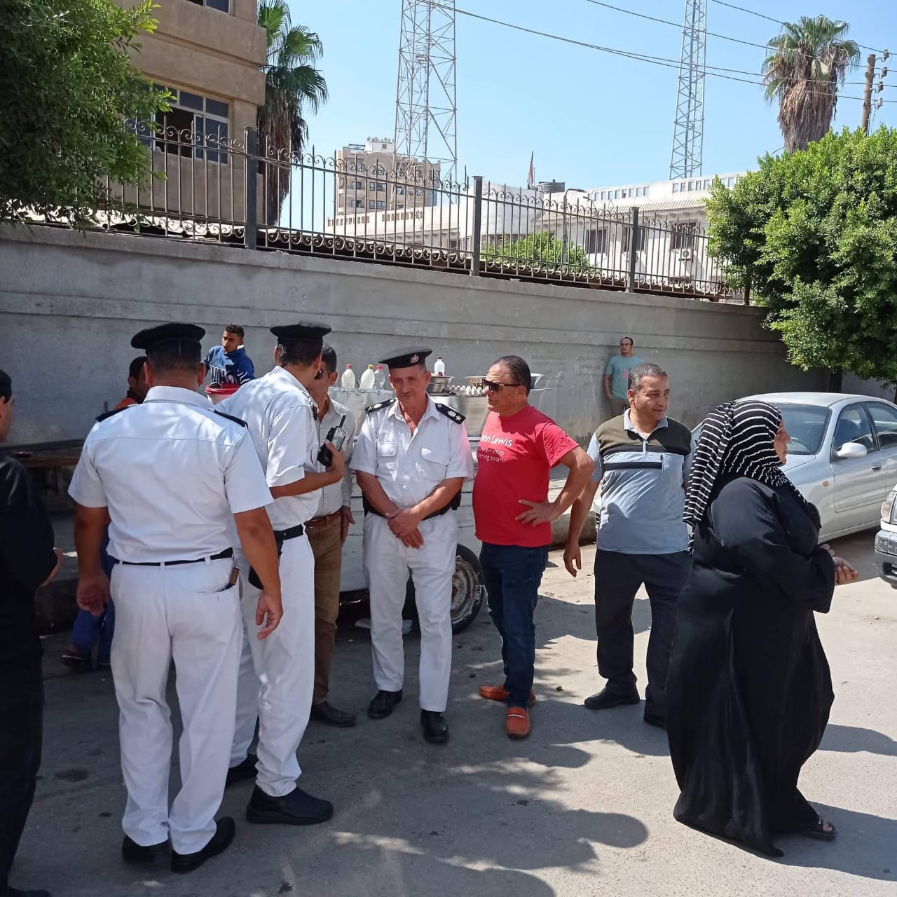 كتبت: الهام السيد - متابعة: وائل جمال شنت إدارة الإشغالات بالقليوبية، وبالتعاون مع شرطة المرافق وإدارة الإعلانات ورخص المحلات وشئون البيئة، حملة إشغالات مكبرة على شوارع مدينة بنها، وذلك في إطار توجيهات اللواء عبد الحميد الهجان محافظ القليوبية ، تكثيف حملات رفع الإشغالات بصفة دورية للتصدي للمخالفات وضبط المخالفين وتحت إشراف المهندس علي عبد الستار رئيس مجلس مدينة ومركز بنها. أسفرت الحملة عن تحرير 20 محضر اشغال وعدد مصادرة 25 شيشة، وإزالة تعديات المحال والإشغالات على حرم الطريق وتمشيط الشارع بأكمله من جميع المخالفات وفروشات الباعة الجائلين ورفع إشغال المطاعم والمحال والمقاهي المخالفة للتعليمات، وإعادة الانضباط للشارع. وقامت الحملة بقيادة صبحي الجابري مدير إدارة المرافق، وحمادة وهدان نائب رئيس مجلس مدينة بنها، عادل المصري ظابط المرافق، وإدارة الاشغالات الفترة الصباحية، وذلك بمنطقة التأمين الصحي ببنها، وخلف ديوان عام المحافظة، والمحطة وشارع المديرية القديم، والتمثال وشارع صيدناوي. وكان شدد محافظ القليوبية على انه لا تهاون مع المخالفين حتى يتم القضاء نهائياً على جميع المظاهر العشوائية بالمحافظة، وعدم السماح بالتعدى على الرصيف بشوارع مدينة بنها، والتى تتسبب فى الإعاقه المرورية وعرقله حركة المواطنين فضلاً عن إلزام أصحاب المحال بعرض بضائعهم داخل المساحات المخصصة لمحالهم وعدم إفتراشها بالطريق العام.