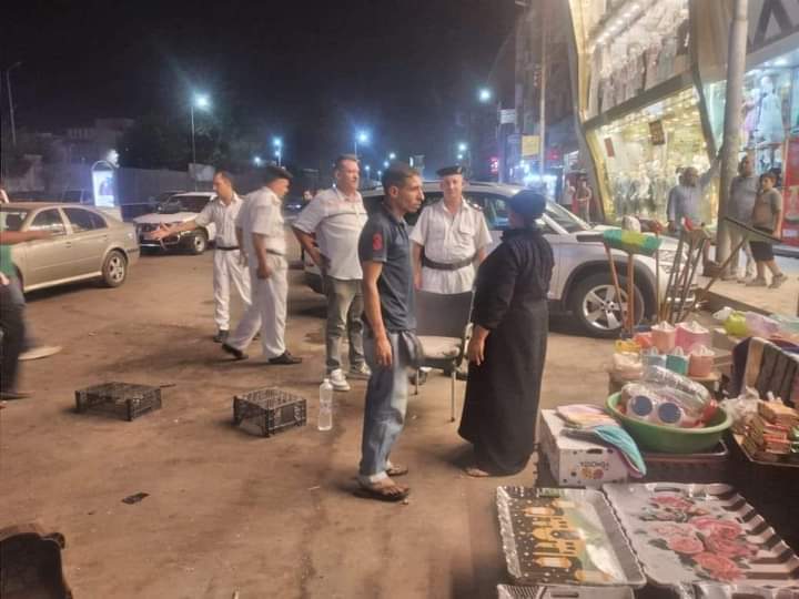 كتبت: الهام السيد - متابعة: وائل جمال شنت إدارة الإشغالات بالقليوبية، وبالتعاون مع شرطة المرافق وإدارة الإعلانات ورخص المحلات وشئون البيئة، حملة إشغالات مكبرة على شوارع مدينة بنها، وذلك في إطار توجيهات اللواء عبد الحميد الهجان محافظ القليوبية ، تكثيف حملات رفع الإشغالات بصفة دورية للتصدي للمخالفات وضبط المخالفين وتحت إشراف المهندس علي عبد الستار رئيس مجلس مدينة ومركز بنها. أسفرت الحملة عن تحرير 20 محضر اشغال وعدد مصادرة 25 شيشة، وإزالة تعديات المحال والإشغالات على حرم الطريق وتمشيط الشارع بأكمله من جميع المخالفات وفروشات الباعة الجائلين ورفع إشغال المطاعم والمحال والمقاهي المخالفة للتعليمات، وإعادة الانضباط للشارع. وقامت الحملة بقيادة صبحي الجابري مدير إدارة المرافق، وحمادة وهدان نائب رئيس مجلس مدينة بنها، عادل المصري ظابط المرافق، وإدارة الاشغالات الفترة الصباحية، وذلك بمنطقة التأمين الصحي ببنها، وخلف ديوان عام المحافظة، والمحطة وشارع المديرية القديم، والتمثال وشارع صيدناوي. وكان شدد محافظ القليوبية على انه لا تهاون مع المخالفين حتى يتم القضاء نهائياً على جميع المظاهر العشوائية بالمحافظة، وعدم السماح بالتعدى على الرصيف بشوارع مدينة بنها، والتى تتسبب فى الإعاقه المرورية وعرقله حركة المواطنين فضلاً عن إلزام أصحاب المحال بعرض بضائعهم داخل المساحات المخصصة لمحالهم وعدم إفتراشها بالطريق العام.