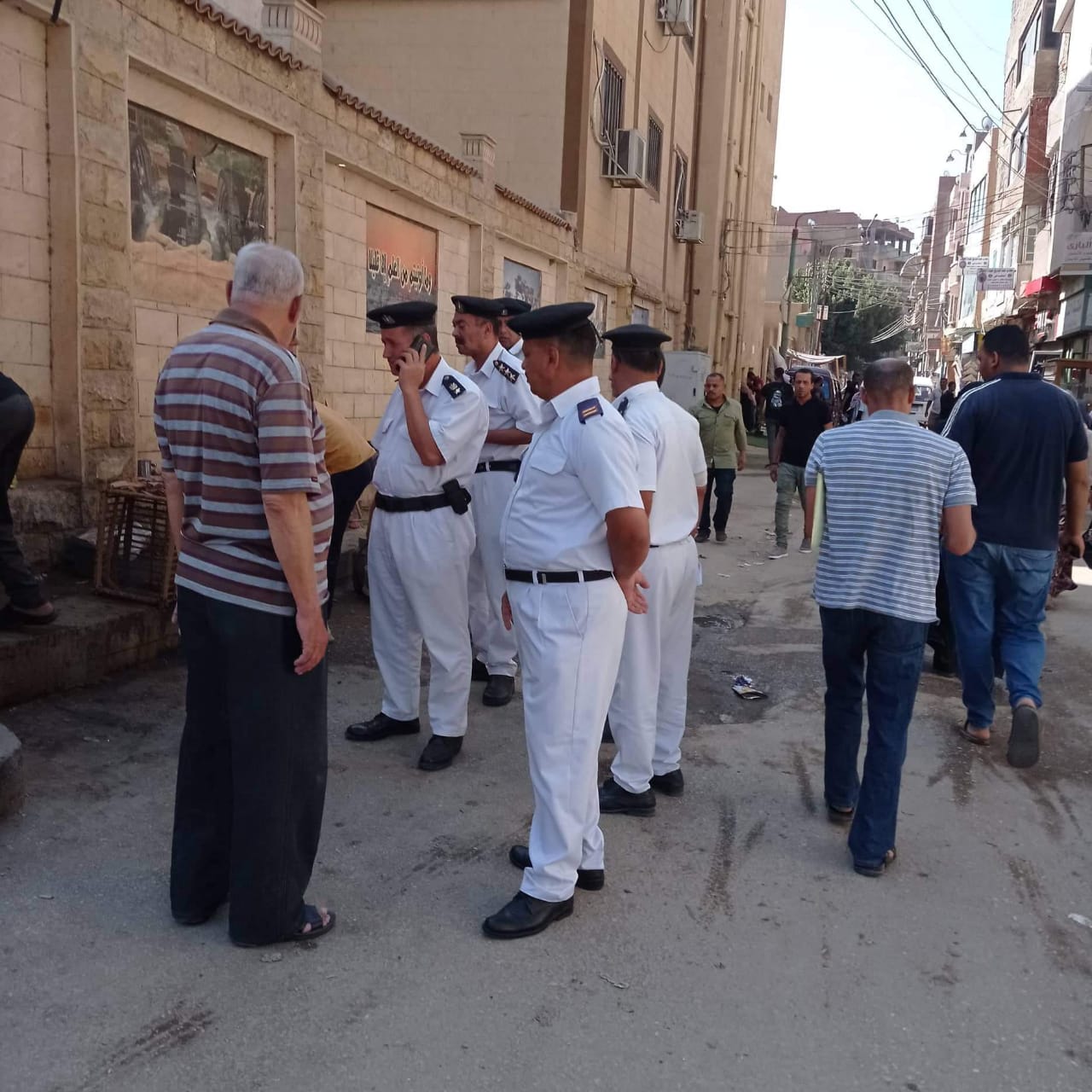كتبت: الهام السيد - متابعة: وائل جمال شنت إدارة الإشغالات بالقليوبية، وبالتعاون مع شرطة المرافق وإدارة الإعلانات ورخص المحلات وشئون البيئة، حملة إشغالات مكبرة على شوارع مدينة بنها، وذلك في إطار توجيهات اللواء عبد الحميد الهجان محافظ القليوبية ، تكثيف حملات رفع الإشغالات بصفة دورية للتصدي للمخالفات وضبط المخالفين وتحت إشراف المهندس علي عبد الستار رئيس مجلس مدينة ومركز بنها. أسفرت الحملة عن تحرير 20 محضر اشغال وعدد مصادرة 25 شيشة، وإزالة تعديات المحال والإشغالات على حرم الطريق وتمشيط الشارع بأكمله من جميع المخالفات وفروشات الباعة الجائلين ورفع إشغال المطاعم والمحال والمقاهي المخالفة للتعليمات، وإعادة الانضباط للشارع. وقامت الحملة بقيادة صبحي الجابري مدير إدارة المرافق، وحمادة وهدان نائب رئيس مجلس مدينة بنها، عادل المصري ظابط المرافق، وإدارة الاشغالات الفترة الصباحية، وذلك بمنطقة التأمين الصحي ببنها، وخلف ديوان عام المحافظة، والمحطة وشارع المديرية القديم، والتمثال وشارع صيدناوي. وكان شدد محافظ القليوبية على انه لا تهاون مع المخالفين حتى يتم القضاء نهائياً على جميع المظاهر العشوائية بالمحافظة، وعدم السماح بالتعدى على الرصيف بشوارع مدينة بنها، والتى تتسبب فى الإعاقه المرورية وعرقله حركة المواطنين فضلاً عن إلزام أصحاب المحال بعرض بضائعهم داخل المساحات المخصصة لمحالهم وعدم إفتراشها بالطريق العام.