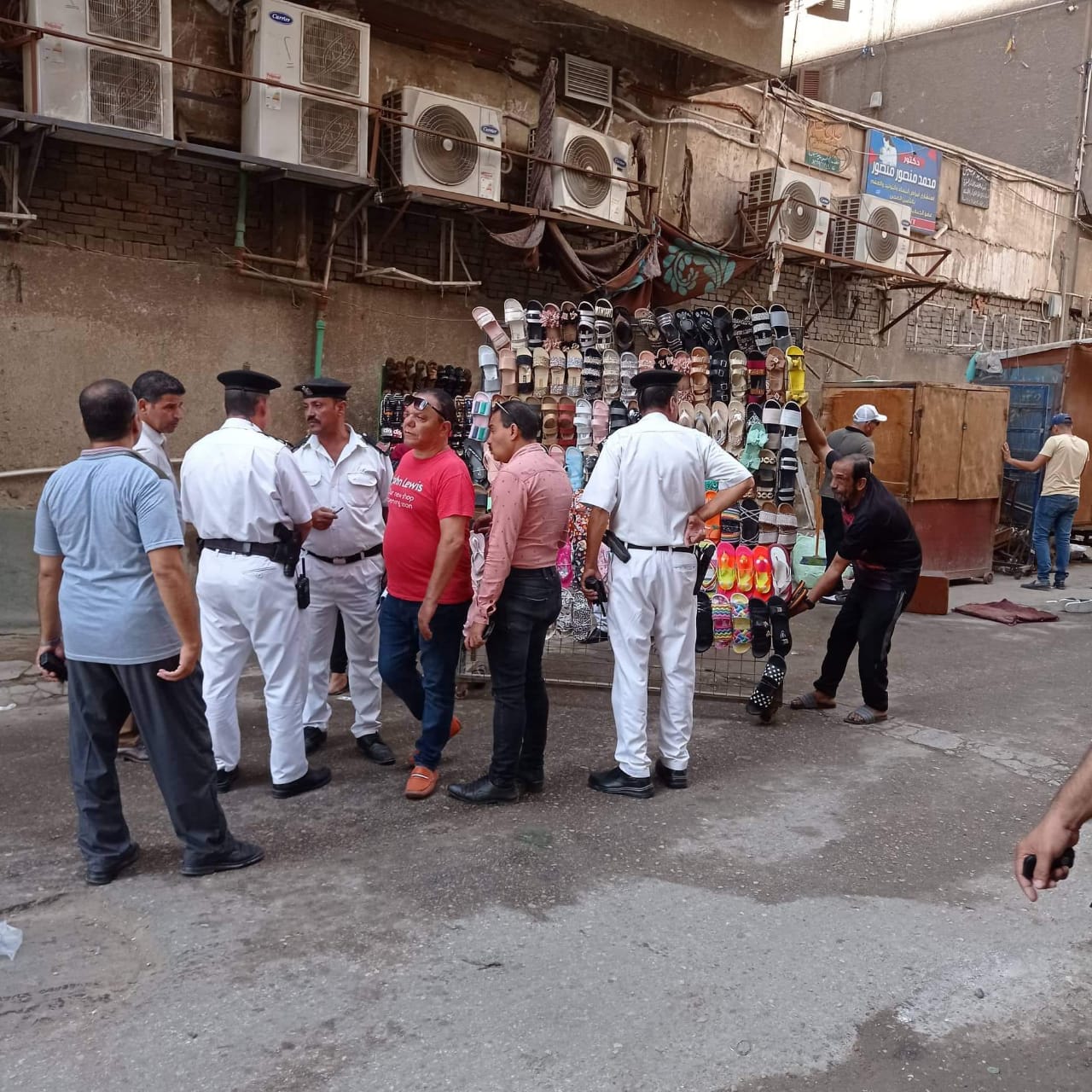 كتبت: الهام السيد - متابعة: وائل جمال شنت إدارة الإشغالات بالقليوبية، وبالتعاون مع شرطة المرافق وإدارة الإعلانات ورخص المحلات وشئون البيئة، حملة إشغالات مكبرة على شوارع مدينة بنها، وذلك في إطار توجيهات اللواء عبد الحميد الهجان محافظ القليوبية ، تكثيف حملات رفع الإشغالات بصفة دورية للتصدي للمخالفات وضبط المخالفين وتحت إشراف المهندس علي عبد الستار رئيس مجلس مدينة ومركز بنها. أسفرت الحملة عن تحرير 20 محضر اشغال وعدد مصادرة 25 شيشة، وإزالة تعديات المحال والإشغالات على حرم الطريق وتمشيط الشارع بأكمله من جميع المخالفات وفروشات الباعة الجائلين ورفع إشغال المطاعم والمحال والمقاهي المخالفة للتعليمات، وإعادة الانضباط للشارع. وقامت الحملة بقيادة صبحي الجابري مدير إدارة المرافق، وحمادة وهدان نائب رئيس مجلس مدينة بنها، عادل المصري ظابط المرافق، وإدارة الاشغالات الفترة الصباحية، وذلك بمنطقة التأمين الصحي ببنها، وخلف ديوان عام المحافظة، والمحطة وشارع المديرية القديم، والتمثال وشارع صيدناوي. وكان شدد محافظ القليوبية على انه لا تهاون مع المخالفين حتى يتم القضاء نهائياً على جميع المظاهر العشوائية بالمحافظة، وعدم السماح بالتعدى على الرصيف بشوارع مدينة بنها، والتى تتسبب فى الإعاقه المرورية وعرقله حركة المواطنين فضلاً عن إلزام أصحاب المحال بعرض بضائعهم داخل المساحات المخصصة لمحالهم وعدم إفتراشها بالطريق العام.