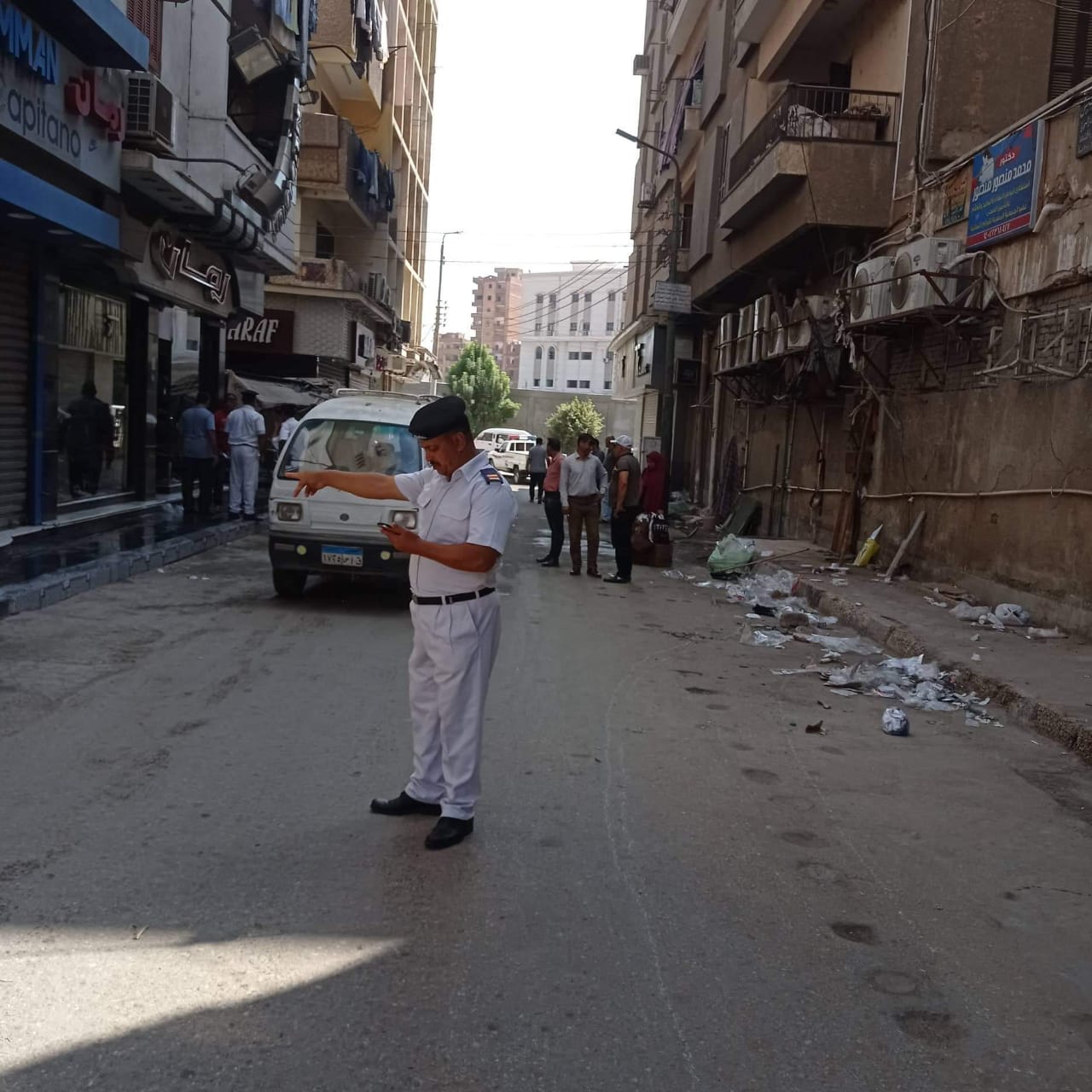 كتبت: الهام السيد - متابعة: وائل جمال شنت إدارة الإشغالات بالقليوبية، وبالتعاون مع شرطة المرافق وإدارة الإعلانات ورخص المحلات وشئون البيئة، حملة إشغالات مكبرة على شوارع مدينة بنها، وذلك في إطار توجيهات اللواء عبد الحميد الهجان محافظ القليوبية ، تكثيف حملات رفع الإشغالات بصفة دورية للتصدي للمخالفات وضبط المخالفين وتحت إشراف المهندس علي عبد الستار رئيس مجلس مدينة ومركز بنها. أسفرت الحملة عن تحرير 20 محضر اشغال وعدد مصادرة 25 شيشة، وإزالة تعديات المحال والإشغالات على حرم الطريق وتمشيط الشارع بأكمله من جميع المخالفات وفروشات الباعة الجائلين ورفع إشغال المطاعم والمحال والمقاهي المخالفة للتعليمات، وإعادة الانضباط للشارع. وقامت الحملة بقيادة صبحي الجابري مدير إدارة المرافق، وحمادة وهدان نائب رئيس مجلس مدينة بنها، عادل المصري ظابط المرافق، وإدارة الاشغالات الفترة الصباحية، وذلك بمنطقة التأمين الصحي ببنها، وخلف ديوان عام المحافظة، والمحطة وشارع المديرية القديم، والتمثال وشارع صيدناوي. وكان شدد محافظ القليوبية على انه لا تهاون مع المخالفين حتى يتم القضاء نهائياً على جميع المظاهر العشوائية بالمحافظة، وعدم السماح بالتعدى على الرصيف بشوارع مدينة بنها، والتى تتسبب فى الإعاقه المرورية وعرقله حركة المواطنين فضلاً عن إلزام أصحاب المحال بعرض بضائعهم داخل المساحات المخصصة لمحالهم وعدم إفتراشها بالطريق العام.