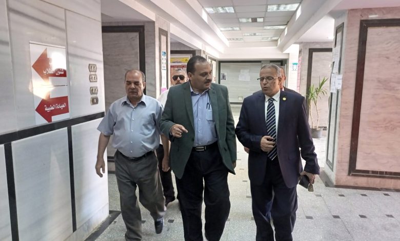 Photo of نائب رئيس جامعة بنها لشئون التعليم والطلاب يواصل جولاته لمتابعة أعمال الكشف الطبي للطلاب الجدد