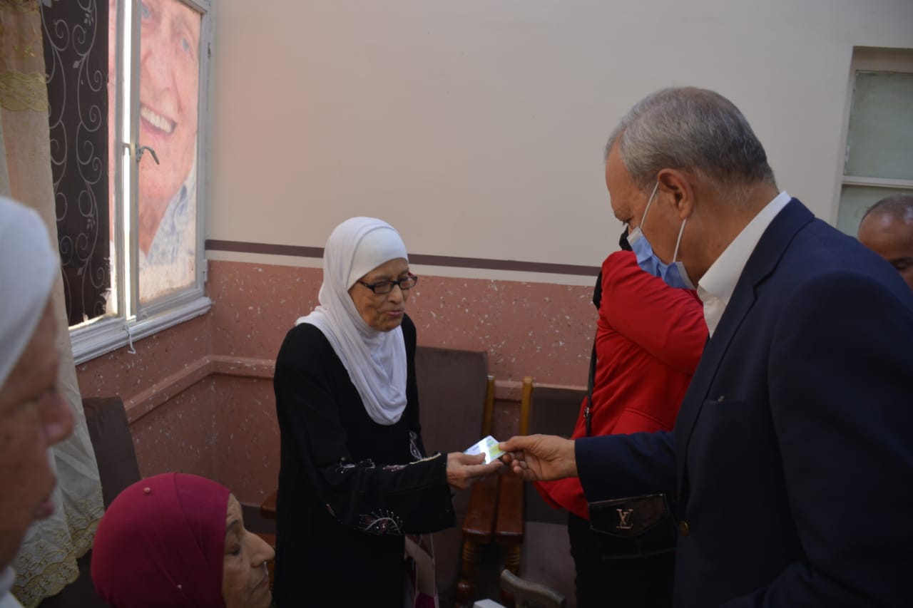 تفقد عبدالحميد الهجان محافظ القليوبية، القافلة الطبية المجانية لنزلاء دار المسنين بمدينة بنها والتي تقدمها جامعة بنها برعاية؛ الدكتور  جمال سوسة رئيس جامعة بنها، والدكتور محمد الأشهب عميد كلية طب بنها.  ويأتي هذا تحت إشراف الدكتورة نرمين عدلي وكيل كلية طب بنها لقطاع خدمة المجتمع وتنمية البيئة، وبحضور خالد عبد العليم مدير مديرية التضامن الاجتماعي، والدكتور سعيد نجيب المنسق الإعلامي لوزارة الصحة والسكان، ونجلاء الفرماوي مدير المبادرات الشبابية وحقوق الإنسان بالمحافظة، وحمادة وهدان نائب رئيس مدينة بنها.  حيث توجهت قافلة طبية لدار مسنين بنها بالتعاون والتنسيق بين محافظه القليوبية وجامعه بنها،حيث قدمت من خلالها الخدمات الطبية للعديد من التخصصات الطبية من فريق كلية طب بنها وقاموا بالكشف الدقيق على كافه المسنين والعاملين بالدار ، كما صممت لهم ملفات طبية للمتابعة من قبل مستشفى بنها الجامعي مع صرف كافة الأدوية حسب احتياج كل حالة . وذلك ضمن سلسلة القوافل الطبية التي سيتم تنفيذها للمرور على كافة مؤسسات الرعاية الاجتماعية بنطاق المحافظة، وكذا مواطني قرى حياة كريمة لتقديم كافة أوجه الدعم والرعاية الطبية الشاملة لتلك الفئات للارتقاء بمستوى الخدمات المقدمة لهم . وفي نهاية الزيارة، قدم محافظ القليوبية الهدايا إلى المسنين بالدار في جو أسري جميل تقديرا لمكانتهم الكبيرة وتضحياتهم، ووجه القائمين على الدار لتلبية أي متطلبات لهم، واستمع لمشاكلهم ومطالبهم، مؤكداً حرصه الدائم على توفير الدعم الكامل لكل الجمعيات والمؤسسات الاجتماعية التى ترعى المسنين وغيرهم من الفئات الأولى بالرعاية. وخلال الزيارة وجه المحافظ للأستاذ / خالد عبد العليم مدير مديرية التضامن بالقليوبية بعمل مقياس سمع لمسن بالدار مع توفير جهاز سمع له فورا . يأتي هذا في إطار حرص محافظ القليوبية على رفع الأعباء عن كاهل المواطنين، انطلاقا من المسئولية المجتمعية التي تهدف إلى تنمية وتطوير المجتمع والمساهمة في تقديم كافة أوجه الرعاية الإنسانية والاجتماعية للفئات الأولى بالرعاية تنفيذاً لتوجيهات القيادة السياسية.