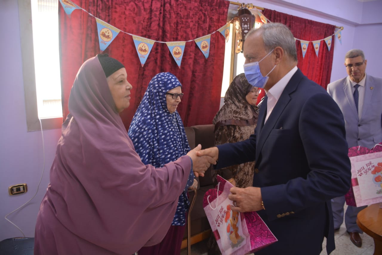 تفقد عبدالحميد الهجان محافظ القليوبية، القافلة الطبية المجانية لنزلاء دار المسنين بمدينة بنها والتي تقدمها جامعة بنها برعاية؛ الدكتور  جمال سوسة رئيس جامعة بنها، والدكتور محمد الأشهب عميد كلية طب بنها.  ويأتي هذا تحت إشراف الدكتورة نرمين عدلي وكيل كلية طب بنها لقطاع خدمة المجتمع وتنمية البيئة، وبحضور خالد عبد العليم مدير مديرية التضامن الاجتماعي، والدكتور سعيد نجيب المنسق الإعلامي لوزارة الصحة والسكان، ونجلاء الفرماوي مدير المبادرات الشبابية وحقوق الإنسان بالمحافظة، وحمادة وهدان نائب رئيس مدينة بنها.  حيث توجهت قافلة طبية لدار مسنين بنها بالتعاون والتنسيق بين محافظه القليوبية وجامعه بنها،حيث قدمت من خلالها الخدمات الطبية للعديد من التخصصات الطبية من فريق كلية طب بنها وقاموا بالكشف الدقيق على كافه المسنين والعاملين بالدار ، كما صممت لهم ملفات طبية للمتابعة من قبل مستشفى بنها الجامعي مع صرف كافة الأدوية حسب احتياج كل حالة . وذلك ضمن سلسلة القوافل الطبية التي سيتم تنفيذها للمرور على كافة مؤسسات الرعاية الاجتماعية بنطاق المحافظة، وكذا مواطني قرى حياة كريمة لتقديم كافة أوجه الدعم والرعاية الطبية الشاملة لتلك الفئات للارتقاء بمستوى الخدمات المقدمة لهم . وفي نهاية الزيارة، قدم محافظ القليوبية الهدايا إلى المسنين بالدار في جو أسري جميل تقديرا لمكانتهم الكبيرة وتضحياتهم، ووجه القائمين على الدار لتلبية أي متطلبات لهم، واستمع لمشاكلهم ومطالبهم، مؤكداً حرصه الدائم على توفير الدعم الكامل لكل الجمعيات والمؤسسات الاجتماعية التى ترعى المسنين وغيرهم من الفئات الأولى بالرعاية. وخلال الزيارة وجه المحافظ للأستاذ / خالد عبد العليم مدير مديرية التضامن بالقليوبية بعمل مقياس سمع لمسن بالدار مع توفير جهاز سمع له فورا . يأتي هذا في إطار حرص محافظ القليوبية على رفع الأعباء عن كاهل المواطنين، انطلاقا من المسئولية المجتمعية التي تهدف إلى تنمية وتطوير المجتمع والمساهمة في تقديم كافة أوجه الرعاية الإنسانية والاجتماعية للفئات الأولى بالرعاية تنفيذاً لتوجيهات القيادة السياسية.