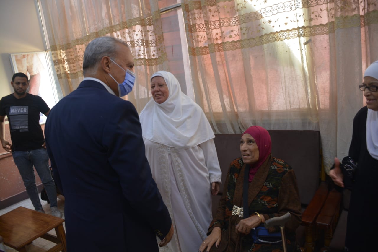 تفقد عبدالحميد الهجان محافظ القليوبية، القافلة الطبية المجانية لنزلاء دار المسنين بمدينة بنها والتي تقدمها جامعة بنها برعاية؛ الدكتور  جمال سوسة رئيس جامعة بنها، والدكتور محمد الأشهب عميد كلية طب بنها.  ويأتي هذا تحت إشراف الدكتورة نرمين عدلي وكيل كلية طب بنها لقطاع خدمة المجتمع وتنمية البيئة، وبحضور خالد عبد العليم مدير مديرية التضامن الاجتماعي، والدكتور سعيد نجيب المنسق الإعلامي لوزارة الصحة والسكان، ونجلاء الفرماوي مدير المبادرات الشبابية وحقوق الإنسان بالمحافظة، وحمادة وهدان نائب رئيس مدينة بنها.  حيث توجهت قافلة طبية لدار مسنين بنها بالتعاون والتنسيق بين محافظه القليوبية وجامعه بنها،حيث قدمت من خلالها الخدمات الطبية للعديد من التخصصات الطبية من فريق كلية طب بنها وقاموا بالكشف الدقيق على كافه المسنين والعاملين بالدار ، كما صممت لهم ملفات طبية للمتابعة من قبل مستشفى بنها الجامعي مع صرف كافة الأدوية حسب احتياج كل حالة . وذلك ضمن سلسلة القوافل الطبية التي سيتم تنفيذها للمرور على كافة مؤسسات الرعاية الاجتماعية بنطاق المحافظة، وكذا مواطني قرى حياة كريمة لتقديم كافة أوجه الدعم والرعاية الطبية الشاملة لتلك الفئات للارتقاء بمستوى الخدمات المقدمة لهم . وفي نهاية الزيارة، قدم محافظ القليوبية الهدايا إلى المسنين بالدار في جو أسري جميل تقديرا لمكانتهم الكبيرة وتضحياتهم، ووجه القائمين على الدار لتلبية أي متطلبات لهم، واستمع لمشاكلهم ومطالبهم، مؤكداً حرصه الدائم على توفير الدعم الكامل لكل الجمعيات والمؤسسات الاجتماعية التى ترعى المسنين وغيرهم من الفئات الأولى بالرعاية. وخلال الزيارة وجه المحافظ للأستاذ / خالد عبد العليم مدير مديرية التضامن بالقليوبية بعمل مقياس سمع لمسن بالدار مع توفير جهاز سمع له فورا . يأتي هذا في إطار حرص محافظ القليوبية على رفع الأعباء عن كاهل المواطنين، انطلاقا من المسئولية المجتمعية التي تهدف إلى تنمية وتطوير المجتمع والمساهمة في تقديم كافة أوجه الرعاية الإنسانية والاجتماعية للفئات الأولى بالرعاية تنفيذاً لتوجيهات القيادة السياسية.