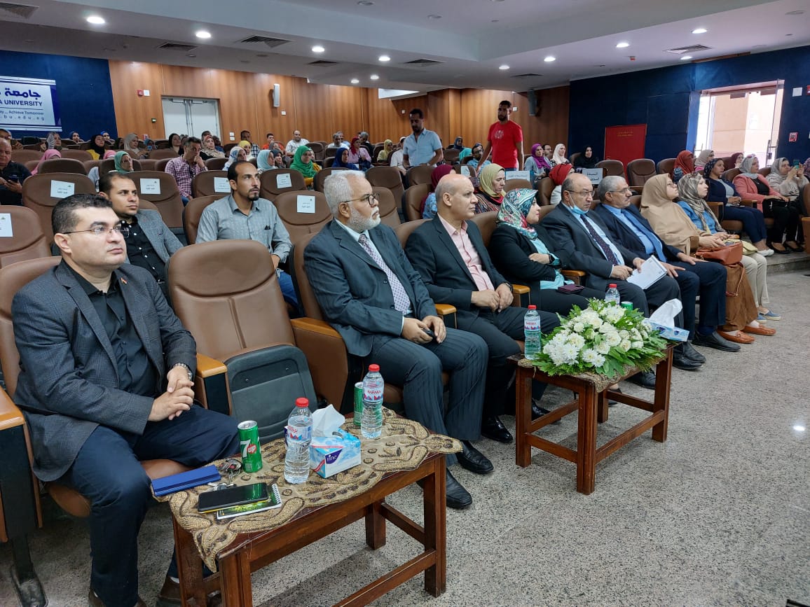 جامعة بنها تنظم ندوة عن دور الجامعات فى تحقيق أهداف رؤية مصر 2030 استقبل الدكتور جمال سوسه رئيس جامعة بنها الدكتورة هويدا محمود بركات مدير إدارة الجودة والأستاذ المساعد لعلوم الإدارة بمؤسسة الجامعات الأوروبية ، وذلك علي هامش الندوة التي نظمها قطاع خدمة المجتمع وتنمية البيئة بالجامعة تحت عنوان " دور الجامعات في تحقيق أهداف رؤية مصر 2030" بقاعة تحيا مصر. جاء ذلك بحضور الدكتور محمود عراقي المشرف على قطاع خدمة المجتمع وتنمية البيئة ، والدكتور أيمن سمير مدير مكتب دعم الابتكار ونقل وتسويق التكنولوجيا ، والأستاذة رانيا معتز أمين الجامعة المساعد لشئون خدمة المجتمع وتنمية البيئة. وقال الدكتور جمال سوسه رئيس الجامعة أن الندوة تأتي انطلاقا من المسؤولية الوطنية لجامعة بنها وتمشيا مع أهداف التنمية المستدامة للنهوض بالعملية التعليمية وتحسين جودة مخرجاتها لتأهيل الخريجين للمنافسة في سوق العمل المحلي والإقليمي والدولي، وفي ضوء رؤية مصر 2030 التي تشمل الاهتمام بكافة محاور التنمية المستدامة وتحقيقاً لأهداف الاستراتيجية الوطنية لتغير المناخ 2050 واستعدادا لمؤتمر الأطراف COP27 المزمع عقده نوفمبر القادم بشرم الشيخ. من جانبه قال الدكتور محمود عراقي المشرف على قطاع خدمة المجتمع وتنمية البيئة أن قطاع خدمة المجتمع وتنمية البيئة بالجامعة يعمل من أجل تحقيق مبادئ وأهداف التنمية المستدامة في كل المجالات ، مشيراً إلي أن القيادة السياسية قد اطلقت العديد من المبادرات الهامة فى إطار حرص الدولة على الاهتمام بالمواطنين وتحسين جودة الحياة. من ناحية أخري تناولت الندوة تعريف التنمية المستدامة وخصائصها وأبعادها ، واستراتيجية وزارة التعليم العالي في تحقيق أهداف رؤية مصر 2030 ، وشارك في الندوة عدد من وكلاء الكليات وأعضاء هيئة التدريس والجهاز الإداري والطلاب .
