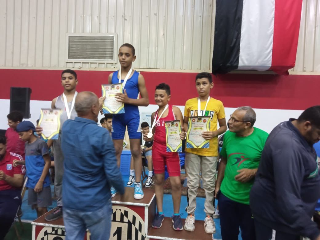 الذهبية لابناء القليوبية ببطولة الجمهورية فى المشروع القومي للموهبه والبطل الاوليمبي برأس البر فاز اللاعب مازن محمود السيد - على المركز الاول والميدالية الذهبية ميزان 41 ك ، كما اللاعب محمد عبدالله محمد جلال - المركز الأول والميدالية الذهبية وزن ٣٤ك ، تحت سن ١٥سنة للمصارعة الرومانية بالصالة المغطاة بمدينة رأس البر - دمياط حيث شارك لاعبي ناشئين فى بطولة المصارعة بالمشروع القومي للموهبة والبطل الأولمبي أشاد الدكتور محمود الصبروط وكيل وزارة الشباب والرياضة بالقليوبية، اللاعب مازن محمود السيد ، اللاعب محمد عبدالله محمد جلال لحصولهم على الميداليات الذهبية والمراكز الاولى على مستوى الجمهورية فى اللقاء التنافسي للاعبى المشروع القومى للموهبة والبطل الأولمبي. يهدف المشروع إلى إعداد بطل أوليمبي قادر على المنافسة، والكشف عن الموهوبين رياضيا في الألعاب الذي يستهدفها المشروع، الجدير بالذكر أن المشروع القومي للموهبة والبطل الأوليمبي يعد أحد المشروعات واعد للرياضة المصرية في مختلف الألعاب الرياضية، كما يعد واحدا من الأهداف الاستراتيجية لوزارة الشباب والرياضة في مجال اكتشاف ورعاية المواهب الرياضية ضمن توجيهات معالى الدكتور اشرف صبحى وزير الشباب والرياضة بتكثيف العمل فى هذا الشأن.