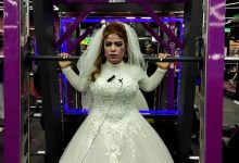 Photo of اغرب حفل زفاف ..عروس بالإسماعيلية تحتفل بزفافها داخل جيم وتحمل زوجها بيد واحدة|صور