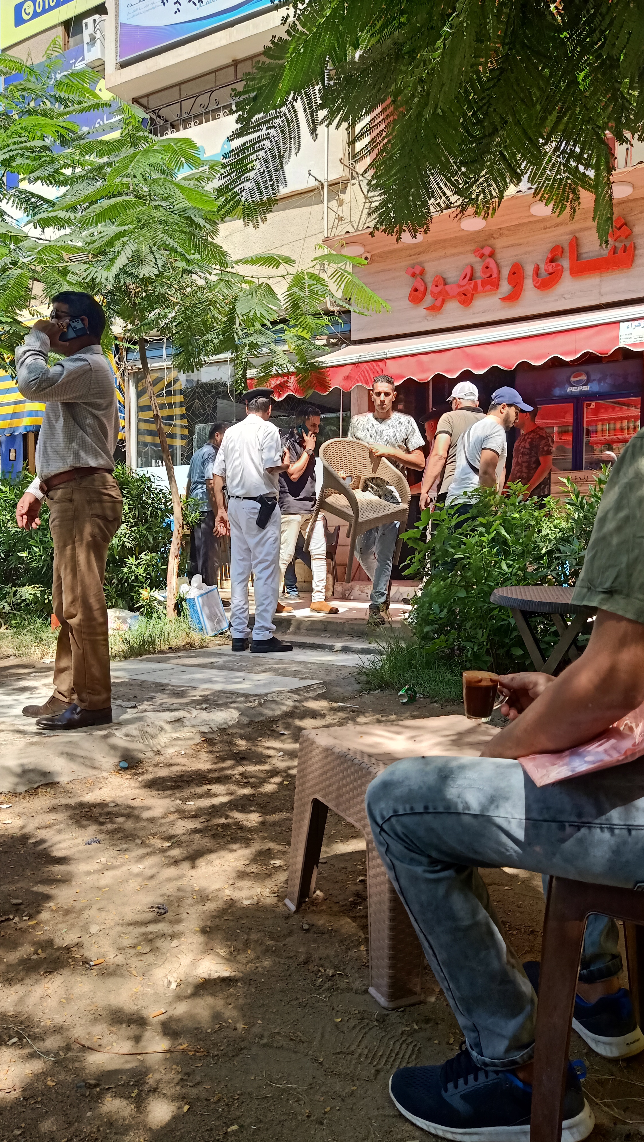 كتبت: الهام السيد - متابعة: وائل جمال شنت إدارة الإشغالات بالقليوبية، وبالتعاون مع شرطة المرافق وإدارة الإعلانات ورخص المحلات وشئون البيئة، حملة إشغالات مكبرة على شوارع مدينة بنها، وذلك في إطار توجيهات اللواء عبد الحميد الهجان محافظ القليوبية ، تكثيف حملات رفع الإشغالات بصفة دورية للتصدي للمخالفات وضبط المخالفين وتحت إشراف المهندس علي عبد الستار رئيس مجلس مدينة ومركز بنها. أسفرت الحملة عن تحرير 20 محضر اشغال وعدد مصادرة 25 شيشة، وإزالة تعديات المحال والإشغالات على حرم الطريق وتمشيط الشارع بأكمله من جميع المخالفات وفروشات الباعة الجائلين ورفع إشغال المطاعم والمحال والمقاهي المخالفة للتعليمات، وإعادة الانضباط للشارع. وقامت الحملة بقيادة صبحي الجابري مدير إدارة المرافق، وحمادة وهدان نائب رئيس مجلس مدينة بنها، عادل المصري ظابط المرافق، وإدارة الاشغالات الفترة الصباحية، وذلك بمنطقة التأمين الصحي ببنها، وخلف ديوان عام المحافظة، والمحطة وشارع المديرية القديم، والتمثال وشارع صيدناوي. وكان شدد محافظ القليوبية على انه لا تهاون مع المخالفين حتى يتم القضاء نهائياً على جميع المظاهر العشوائية بالمحافظة، وعدم السماح بالتعدى على الرصيف بشوارع مدينة بنها، والتى تتسبب فى الإعاقه المرورية وعرقله حركة المواطنين فضلاً عن إلزام أصحاب المحال بعرض بضائعهم داخل المساحات المخصصة لمحالهم وعدم إفتراشها بالطريق العام.