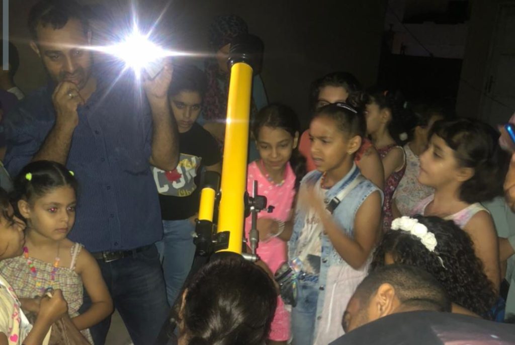 نظمت مكتبة مصر العامة ببنها ورشة عمل لرصد كواكب المجموعة الشمسية بالتلسكوب الفلكي من أعلى سطح المكتبة عقب ورشة نظرية حاضر فيها ضياء وأشارت نهلة مسلم مدير عام المكتبة أنه تم تنظيم الورشة تحت إشراف فريق عمل مدرب على أعلى مستوى مكون من مى احمد الضعيف وريهام محمد وحيد مسئولى العلاقات العامة بالمكتبة. مشيرة إلى أن الورشة استمرت على مدار والرصد الفلكي استمر على مدار ٥ ساعات حيث تم رصد كوكبي المشترى وزحل من أعلى سطح المكتبة بعد اختيار التوقيت المناسب للرصد ومن خلال تلسكوب حديث . مضيفة أن تلك الورش تهدف إلى نشر الوعي الفلكي وتنمية الروح العلمية والثقافية بين أعضاء المكتبة . حيث تم التعرف على الكواكب المختلفة والمقصود بالشهب والنيازك وحزام الكويكبات. من جانبها أكدت مى الضعيف مسئول العلاقات العامة بالمكتبة أن المكتبة حريصة على تنظيم وتقديم كل ماهو جديد وهادف من أجل تعزيز القيم العلمية والابتكارية والثقافية بهدف تنشئة جيل مثقف بما ينعكس على الوطن ويرفع من شأنه.