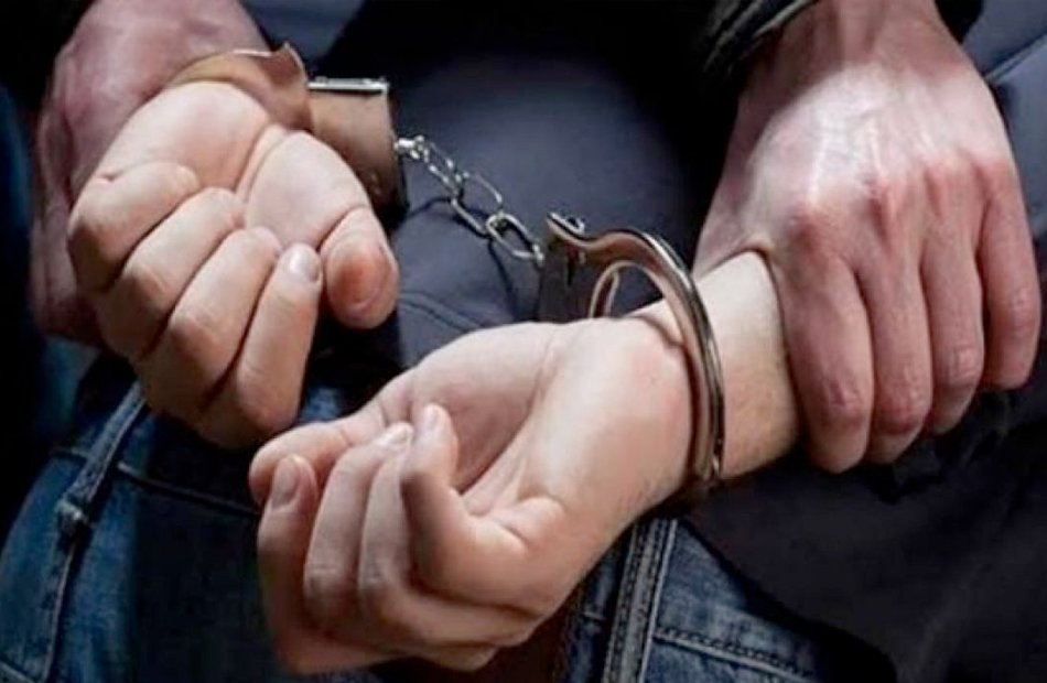 قررت جهات التحقيق بمركز بنها في محافظة القليوبية، تجديد حبس ربة منزل وعاطل، مقيمان دائرة مركز كفر شكر، 15 يوما على ذمة التحقيقات، حيث تم ضبط الأولى أثناء محاولتها إدخال كمية من المواد المخدرة داخل الزيارة المعدة لخطيبها "المتهم الثاني"، المحبوس بسجن المركز على ذمة أحد القضايا والمقضي فيها عليه بالحبس لمدة 6 أشهر، وتمكن ضباط المباحث من ضبطها، وتحرر محضر بالواقعة، وتولت النيابة التحقيق. تلقى اللواء نبيل سليم مدير أمن القليوبية، إخطارا من مأمور مركز شرطة بنها، يفيد تمكن ضباط المباحث بالمركز من ضبط ربة منزل، أثناء محاولتها إدخال كمية من المواد المخدرة لأحد المحبوسين بسجن المركز، وذلك داخل الزيارة المعدة له. وبالمعاينة والفحص، تبين تمكن مأمور مركز بنها وضباط المباحث من ضبط "أ أ ف"، 18 سنة، ربة منزل، مقيمة دائرة مركز شرطة كفر شكر، وبحوزتها كمية من المواد المخدرة "الحشيش والهيروين"، موضوعين داخل الزيارة المعدة لخطيبها "ح س ع"، 31 سنة، عاطل، ومقيم ذات العنوان، والمحبوس على ذمة أحد القضايا "ضرب" والمقضي فيها بحبسه 6 أشهر. وبمواجهة المتهمة بما أسفر عنه الضبط أقرت بوضعها للمواد المخدرة داخل الزيارة المعدة لخطيبها بقصد إدخالها له بمحبسه، وتحرر محضر بالواقعة، وتولت النيابة التحقيق.