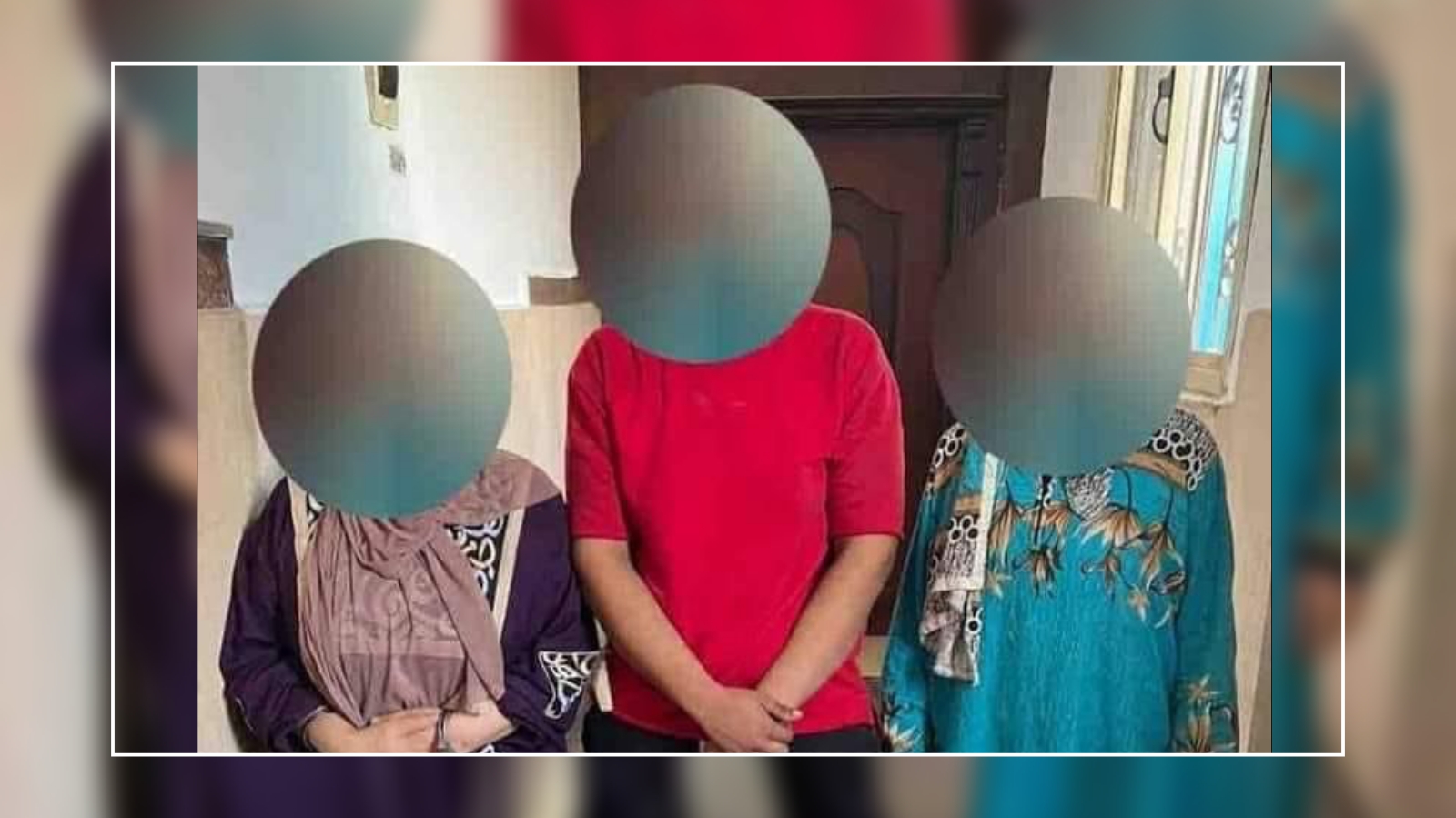 متابعة: محمد جمال عيسى تمكنت الأجهزة الأمنية من كشف لغز العثور على جثة إحدى السيدات موثوقة اليدين والقدمين وموضوعة داخل جوال بلاستيكى في قليوب بعد ضبط سيدة أخرى اشتركت مع نجليها في إرتكاب الجريمة لسرقتها، وتم ضبط المتهمين ، وإتخاذ الإجراءات القانونية اللازمة. كان بلاغ ورد لمركز قليوب بمديرية أمن القليوبية بالعثور على جثة إحدى السيدات موثوقة اليدين والقدمين وموضوعة داخل جوال بلاستيكى ، وتم تشكيل فريق بحث جنائى بمشاركة قطاع الأمن العام وإدارة البحث الجنائى بمديرية أمن القليوبية ، أسفرت جهوده عن تحديد هوية المجنى عليها (ربة منزل- مقيمة بشبرا الخيمة ) مُبلغ بغيابها ، وأن وراء إرتكاب الواقعة ربة منزل " لها معلومات جنائية" بالإشتراك مع نجليها (فتاة – عاطل). وتم ضبطهم ، وبمواجهتهم إعترفوا بإرتكاب الواقعة بقصد سرقة المجنى عليها ، كما قررت المتهمة بقيامها بإستدراج المجنى عليها لمسكنهم ، وعقب وصولها للمسكن قاموا بالتعدى عليها حتى فارقت الحياة وإستوليا منها على (مشغولات ذهبية - مجموعة من كروت الإئتمان- مبلغ مالى - هاتف محمول ) ، وقيامهم بتوثيقها والتخلص منها، وقرروا بإنفاق المبلغ المالى على متطلباتهم الشخصية وبيع الهاتف المحمول لأحد المحلات .