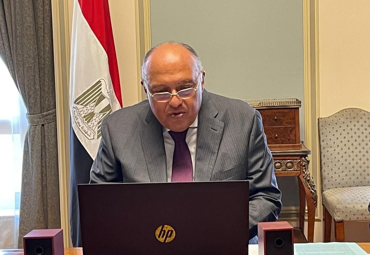 …ترأس سامح شكري وزير الخارجية الرئيس المعين للدورة ٢٧ لمؤتمر أطراف اتفاقية الأمم المتحدة الإطارية لتغير المناخ، اليوم ١٩ أكتوبر الجاري، الاجتماع الأول لمجموعة أصدقاء COP27، والذي عقد افتراضياً عبر الفيديوكونفرانس. وفى تصريح للسفير أحمد أبو زيد المتحدث الرسمي ومدير إدارة الدبلوماسية العامة بوزارة الخارجية، أوضح أن مجموعة أصدقاء COP27 تعد بمثابة إطار تشاوري غير رسمى للرئيس المعين للمؤتمر، حيث تضم فى عضويتها مجموعة منتقاة ورفيعة المستوى من الخبراء في مجال تغير المناخ، ورؤساء سابقين لمؤتمرات التغير المناخي ووزراء للبيئة ورؤساء عدد من المنظمات. وأضاف أبو زيد، بأن وزير الخارجية أبرز خلال الاجتماع أهمية إدراك أن انعقاد مؤتمر المناخ هذا العام يتم في سياق دولي مليء بالتحديات، وأنه يمثل فرصة لتأكيد مختلف الأطراف الدولية على تضامنها ووحدتها والتزامها بمواجهة تغير المناخ والتغلب على الاختلافات في المواقف ووجهات النظر. وفى هذا السياق، حرص شكري علي الاستماع الي آراء المشاركين بشأن سبل التعامل مع التحديات المرتبطة بعمل المناخ الدولي الراهن من واقع الخبرات المتراكمة لأعضاء المجموعة، ورؤية الرئاسة المصرية فى هذا الشأن. وأردف المتحدث باسم وزارة الخارجية، بأن اللقاء تناول بالتفصيل سبل تحقيق أهداف الرئاسة المصرية لمؤتمر COP27، والتي تستند إلى ضرورة الانتقال من مرحلة التعهدات إلى مرحلة التنفيذ الفعلي على الأرض، من خلال التزام أطراف عمل المناخ الدولي بإحراز تقدم ملموس على صعيد تخفيف تداعيات تغير المناخ وتعزيز إجراءات التكيُف ومعالجة الخسائر والأضرار وتوفير تمويل المناخ، بجانب تعزيز الاسهامات المحددة وطنياً في مجال خفض الانبعاثات الكربونية. واختتم السفير أبو زيد تصريحاته مشيراً إلى أن أعضاء المجموعة أعربوا فى نهاية اللقاء عن ثقتهم في قدرة الرئاسة المصرية على تنظيم المؤتمر بنجاح وخروجه بالنتائج المأمولة لتعزيز عمل المناخ الدولي، وتقديرهم لحرص رئيس المؤتمر على التواصل معهم وأخذ زمام المبادرة بتشكيل المجموعة.