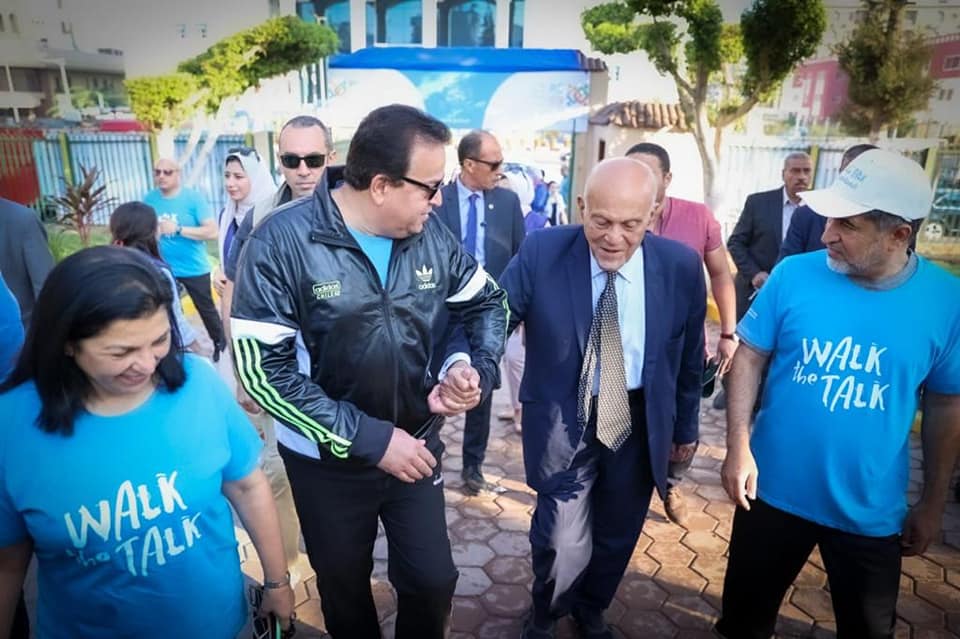 شارك الدكتور خالد عبدالغفار وزير الصحة والسكان، صباح اليوم الإثنين، في فعاليات "الصحة قول وعمل"، بحضور الدكتور تيدروس ادهانوم جبريسيوس مدير عام منظمة الصحة العالمية، بحديقة الطفل، بمناسبة انعقاد اللجنة الإقليمية الــ 69 لشرق المتوسط لمنظمة الصحة العالمية. وذلك بحضور الدكتور أحمد المنظري المدير الإقليمي لشرق المتوسط، وسير مجدي يعقوب، والدكتورة نعيمة القصير ممثل منظمة الصحة العالمية بمصر، وعدد من أصحاب المعالي وزراء الصحة لدول الإقليم والوفود المرافقة لهم. وأشاد وزير الصحة والسكان، خلال مشاركته في الفعاليات، بالعلاقات المثمرة بين الدولة المصرية ومنظمة الصحة العالمية، والتي تشهد تطورًا كبيرًا باستمرار، مثمنا الجهود المبذولة من المنظمة ودعمها لتحسين وتطوير جودة الخدمات الصحية، بما يساهم في الارتقاء بمنظومة الصحة في مصر. ولفت الوزير، إلى أن مصر تستضيف أكثر من 22 دولة بإقليم شرق المتوسط، خلال فعاليات اللجنة، وذلك لبحث ومناقشة أهم الملفات الصحية، وتبادل الخبرات والتجارب الناجحة للدول المشاركة، وذلك على مستوى الحياة الصحية، بالإضافة إلى مناقشة أهم التحديات والإنجازات بملف فيروس كورونا، حيث أشار إلى أن مصر، استطاعت أن تكون في مقدمة الدول التي تصدت للجائحة، وذلك بدعم قوي من منظمة الصحة العالمية. وتابع الوزير، أن الدولة المصرية تمتلك خبرات كبيرة بالملفات الصحية، ومنها القضاء على إلتهاب الكبد «فيروس سي» بما يجعلها نموذجا ناجحا يحتذى به بين الدول التي تشهد انتشار لهذا المرض، مؤكدا أن مصر، لا تدخرا جهدا في تقديم المساعدات للدول التي تشهد كثافة بالإصابة بفيروس سي، بما يساهم في القضاء على الفيروس عالميا. أوضح الدكتور حسام عبدالغفار المتحدث الرسمي لوزارة الصحة والسكان، أن "الصحة قول وعمل" مبادرة أطلقتها منظمة الصحة العالمية وهي حركة عالمية لتعزيز الصحة والنشاط البدني بشكل خاص كجزء من مستقبل صحي ومستدام. ولفت "عبدالغفار"، إلى أن الحدث بدأ بموكب يضم الوفود المشاركة يتقدمهم معالي وزراء الصحة إلى جانب المدير العام لمنظمة الصحة العالمية، والمدير الإقليمي لشرق المتوسط، والعاملين في منظمة الصحة العالمية، والمسؤولين الحكوميين وممثلي وكالات الأمم المتحدة، بالإضافة إلى ضيوف من الدوائر الدبلوماسية والأكاديمية، أعقبه كلمات ترحيب وجلسة تمارين بدنية. ونوه "عبدالغفار"، إلى نشر 14 من فريق التواصل المجتمعي بوزارة الصحة والسكان خلال فعاليات الحدث "الصحة قول وعمل"، لتقديم التوعية الصحية للمشاركين في الحدث، بالإضافة إلى توفير 2 سيارة إسعاف و2 اسكوتر إسعافي للتأمين الطبي للحدث. يذكر أن الدكتور خالد عبد الغفار وزير الصحة والسكان. استقبل مساء أمس، الدكتور تيدروس ادهانوم جبريسيوس مدير عام منظمة الصحة العالمية بمطار القاهرة الدولي، الذي وصل مصر في زيارة تستغرق عدة أيام لحضور فعاليات انعقاد اللجنة الإقليمية الـ 69 لإقليم شرق المتوسط لمنظمة الصحة العالمية.