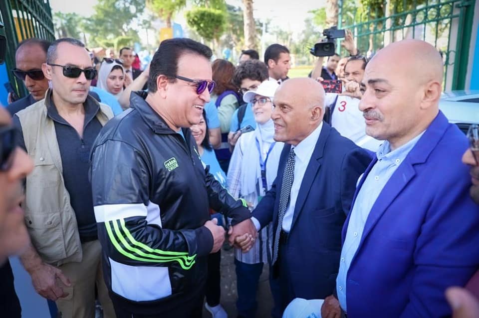 شارك الدكتور خالد عبدالغفار وزير الصحة والسكان، صباح اليوم الإثنين، في فعاليات "الصحة قول وعمل"، بحضور الدكتور تيدروس ادهانوم جبريسيوس مدير عام منظمة الصحة العالمية، بحديقة الطفل، بمناسبة انعقاد اللجنة الإقليمية الــ 69 لشرق المتوسط لمنظمة الصحة العالمية. وذلك بحضور الدكتور أحمد المنظري المدير الإقليمي لشرق المتوسط، وسير مجدي يعقوب، والدكتورة نعيمة القصير ممثل منظمة الصحة العالمية بمصر، وعدد من أصحاب المعالي وزراء الصحة لدول الإقليم والوفود المرافقة لهم. وأشاد وزير الصحة والسكان، خلال مشاركته في الفعاليات، بالعلاقات المثمرة بين الدولة المصرية ومنظمة الصحة العالمية، والتي تشهد تطورًا كبيرًا باستمرار، مثمنا الجهود المبذولة من المنظمة ودعمها لتحسين وتطوير جودة الخدمات الصحية، بما يساهم في الارتقاء بمنظومة الصحة في مصر. ولفت الوزير، إلى أن مصر تستضيف أكثر من 22 دولة بإقليم شرق المتوسط، خلال فعاليات اللجنة، وذلك لبحث ومناقشة أهم الملفات الصحية، وتبادل الخبرات والتجارب الناجحة للدول المشاركة، وذلك على مستوى الحياة الصحية، بالإضافة إلى مناقشة أهم التحديات والإنجازات بملف فيروس كورونا، حيث أشار إلى أن مصر، استطاعت أن تكون في مقدمة الدول التي تصدت للجائحة، وذلك بدعم قوي من منظمة الصحة العالمية. وتابع الوزير، أن الدولة المصرية تمتلك خبرات كبيرة بالملفات الصحية، ومنها القضاء على إلتهاب الكبد «فيروس سي» بما يجعلها نموذجا ناجحا يحتذى به بين الدول التي تشهد انتشار لهذا المرض، مؤكدا أن مصر، لا تدخرا جهدا في تقديم المساعدات للدول التي تشهد كثافة بالإصابة بفيروس سي، بما يساهم في القضاء على الفيروس عالميا. أوضح الدكتور حسام عبدالغفار المتحدث الرسمي لوزارة الصحة والسكان، أن "الصحة قول وعمل" مبادرة أطلقتها منظمة الصحة العالمية وهي حركة عالمية لتعزيز الصحة والنشاط البدني بشكل خاص كجزء من مستقبل صحي ومستدام. ولفت "عبدالغفار"، إلى أن الحدث بدأ بموكب يضم الوفود المشاركة يتقدمهم معالي وزراء الصحة إلى جانب المدير العام لمنظمة الصحة العالمية، والمدير الإقليمي لشرق المتوسط، والعاملين في منظمة الصحة العالمية، والمسؤولين الحكوميين وممثلي وكالات الأمم المتحدة، بالإضافة إلى ضيوف من الدوائر الدبلوماسية والأكاديمية، أعقبه كلمات ترحيب وجلسة تمارين بدنية. ونوه "عبدالغفار"، إلى نشر 14 من فريق التواصل المجتمعي بوزارة الصحة والسكان خلال فعاليات الحدث "الصحة قول وعمل"، لتقديم التوعية الصحية للمشاركين في الحدث، بالإضافة إلى توفير 2 سيارة إسعاف و2 اسكوتر إسعافي للتأمين الطبي للحدث. يذكر أن الدكتور خالد عبد الغفار وزير الصحة والسكان. استقبل مساء أمس، الدكتور تيدروس ادهانوم جبريسيوس مدير عام منظمة الصحة العالمية بمطار القاهرة الدولي، الذي وصل مصر في زيارة تستغرق عدة أيام لحضور فعاليات انعقاد اللجنة الإقليمية الـ 69 لإقليم شرق المتوسط لمنظمة الصحة العالمية.