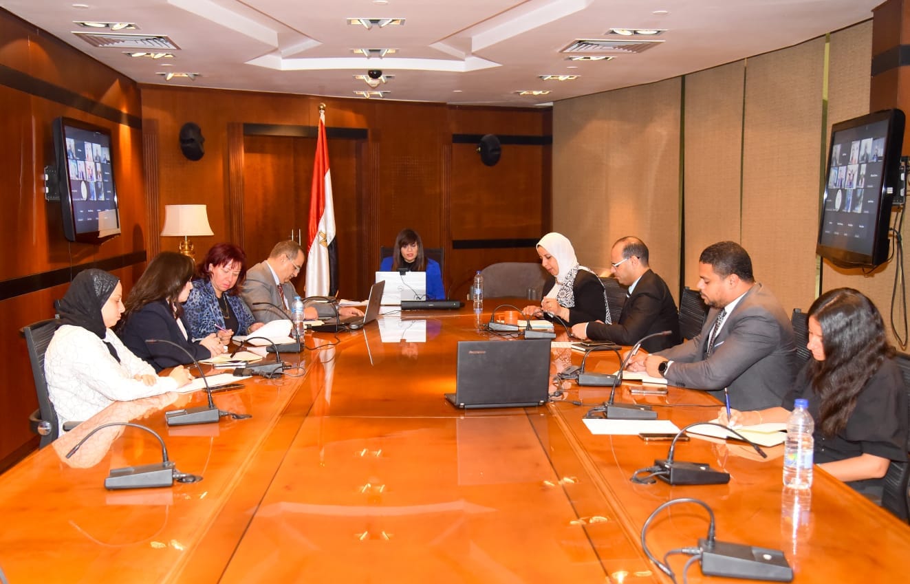 عقدت السفيرة سها جندي، وزيرة الدولة للهجرة وشئون المصريين بالخارج، لقاءً تفاعليًا مع عدد من أعضاء الجالية المصرية في كل من دول "جنوب إفريقيا وكينيا وليسوتو"، وذلك بمشاركة السفير عمرو عباس، مساعد وزيرة الهجرة لشئون الجاليات، والسفير أحمد الفضلي سفير مصر في جنوب إفريقيا. وجاء هذا بجانب مشاركة كلا من اللواء إيهاب الحيني، ممثل قطاع الأحوال المدنية بوزارة الداخلية، وعقيد دكتور محمد شرشر مدير إدارة الشئون القانونية بالإدارة العامة للجوازات والهجرة والجنسية، وأشرف عطية رئيس الإدارة المركزية لمكتب رئيس الهيئة القومية للتأمين الاجتماعي، وذلك في إطار حرص الوزيرة على الاستماع إلى مقترحات المصريين بالخارج، ومناقشة استفساراتهم والرد عليها، بالتعاون مع الجهات المختصة. استهلت السفيرة سها جندي وزيرة الهجرة، بالترحيب بالمشاركين باللقاء، معربة عن سعادتها بعقد اللقاء الخامس في إطار مبادرة "ساعة مع الوزيرة" حيث تم عقد لقاء مع الجالية المصرية بكل من كندا والسعودية وأستراليا والكويت، معربة عن سعادتها بلقاء عدد من أبناء الجالية المصرية بثلاث من أهم الدول الإفريقية "جنوب إفريقيا وكينيا وليسوتو"، بهم جالية ناجحة ومؤثرة. وأضافت وزيرة الهجرة أن مبادرة "ساعة مع الوزيرة" تهدف لإتاحة الفرصة للقاء مباشر من المصريين بالخارج، وتعد فرصة للتعرف على احتياجاتهم، وتلقي مقترحاتهم واستفساراتهم والاستماع لمطالبهم دون حواجز، مشيرة إلى أننا نعمل على عدد من المحاور وتحقيق أكبر عدد من المحفزات التي تربط المصريين بالخارج بوطنهم الأم. وأوضحت الوزيرة أنها كانت فرصة طيبة للغاية بأن يتزامن حلف اليمين الدستوري أمام رئيس الجمهورية مع انعقاد النسخة الثالثة من مؤتمر الكيانات المصرية بالخارج، حيث التقت ممثلي الكيانات والجاليات المصرية وتم التفاعل مع الحضور المتنوع من دول العالم وأثمر العديد من التوصيات التي تم التنسيق مع وزارات ومؤسسات الدولة لتنفيذها، مشيرة إلى أننا حريصون على استكمال تلك الجهود، باستكمال تلك اللقاءات. وخلال اللقاء، حرصت السفيرة سها جندي على استعراض جهود الوزارة خلال الفترة الحالية، لتوفير عدد من المحفزات والمميزات المقدمة خصيصا للمصريين بالخارج بالتعاون مع الجهات المعنية، وضمها في تطبيق إلكتروني واحد، جاري تصميمه بالتعاون مع وزارة الاتصالات وتكنولوجيا المعلومات، لضمان تحقيق أقصى استفادة لمواطنينا، وقد شهدت هذه الفترة جولات مكثفة لعدد من الوزارات في مصر، لتنفيذ توصيات مؤتمر الكيانات المصرية بالخارج في نسخته الثالثة، سواء فيما يتعلق بالإسكان أو الطيران أو الاستثمار أو المالية أو التعليم وغيرهم من المميزات المقدمة للمصريين بالخارج. وأضافت السفيرة سها جندي أنه تم الاتفاق مع وزارة الطيران المدني على منح الأسر المصرية في الخارج باقة من التخفيضات للمسافرين على "مصر للطيران" من وإلى مصر، بما يتضمن خصومات على سعر التذكرة الخاصة بالزوجة تصل حتى 25%، كما سيتم منح تخفيض لأسعار تذاكر الأطفال حتى 33% لعدد طفلين، كما تم زيادة السن للأطفال المشمولين بالتخفيض إلى سن 15 عامًا بدلًا من 11 عامًا في السابق، بينما الراكب الأساسي للأسرة والتذاكر الفردية يستخدم السعر العادي المعلن من الشركة، كما أن هناك تخفيضات كبيرة مخصصة للطلبة المصريين الدارسين بجمهورية الصين الشعبية، وذلك لكل من الرحلات الأسبوعية كل ثلاثاء إلى مدينة هانزو الصينية ورحلة الخميس إلى مدينة جوانزو الصينية. كما تطرقت الوزيرة خلال حديثها، إلى الاجتماع الذي تم عقده مع وزير الإسكان، والذي كان من أهم نتائجه الاتفاق على عرض مشروعات وزارة الإسكان على التطبيق الإلكتروني لوزارة الهجرة -الجاري الإعداد له- سواء في العاصمة الإدارية الجديدة أو مدينة العلمين أو غيرها من المدن، كما تم الاتفاق على أن يتم عرض مشروعات "بيت الوطن" للمصريين بالخارج من خلال التطبيق. وتابعت الوزيرة بأنها اجتمعت مع حسن عبد الله، محافظ البنك المركزي المصري، والسيد محمد الأتربي رئيس بنك مصر ورئيس اتحاد بنوك مصر، لبحث تعزيز التعاون لتقديم التيسيرات للمصريين بالخارج عبر مختلف الأوعية الادخارية وطرح المحفزات التي تحقق زيادة مشاركتهم في المشروعات القومية بما يحقق أهداف التنمية المستدامة ويسهم في زيادة مساهمة المغتربين في الاقتصاد القومي، لافتة إلى أن أول العروض البنكية أعلنت من البنك الأهلي المصري وبنك مصر بإصدار شهادة دولارية استثمارية بعائد عالي حيث تم تعديل العوائد الثابتة على الشهادة الذهبية الدولارية ومدتها 3 سنوات وكذا شهادات أهل مصر الدولارية بآجال 5 سنوات و7 سنوات وذلك للإصدارات الجديدة من الشهادات اعتبارا من 9 أكتوبر الجاري، حيث تم إتاحة الشهادة الذهبية الجديدة لمدة 3 سنوات بعوائد تصل إلى 5.30% سنوياً، والعائد على شهادة أهل مصر الدولارية ذات أجل ٥ سنوات يصل إلى 5.15% سنوياً، كما يمكن شراء شهادة أهل مصر الدولارية بآجال 7 سنوات بدءا من 1000 دولار أمريكي أو مضاعفاتها بعوائد تصل إلى 5.05% سنوياً، وفي هذا الصدد اشادت الوزيرة بهذه العروض ذات العائد المميز، داعية المصريين بالخارج إلى الاستفادة منها. كما أشارت الوزيرة إلى الاجتماعات الثنائية مع وزارتي المالية والتجارة والصناعة، وذلك في إطار حرص الحكومة على تحفيز المصريين العاملين بالخارج على الاستثمار في مصر، ونقل مطالبهم. وأكدت أنه يتم بحث كافة خطوات بدء تنفيذ مشروع شركة استثمارية للمصريين بالخارج، وكذا تحديد الأنشطة المستهدفة في القطاعات التي يرغبون في الاستثمار بها بمصر والمشروعات القومية التي يستهدفون الاستثمار باسهم عالية الربحية فيها، مشيرة إلى أن السوق المصرية تمتلك فرصًا استثمارية متميزة تلبى التوجهات الاستثمارية للجاليات المصرية بالخارج، موضحة أن إنشاء الشركة جاء بناءً على التوصيات التي خرجت من النسخة الثالثة لمؤتمر الكيانات المصرية بالخارج، ولذلك فقد تم عقد لقاء مع وزير التجارة والصناعة، والمستشار محمد عبد الوهاب، الرئيس التنفيذي للهيئة العامة للاستثمار والمناطق الحرة، كذلك لقاء رئيس هيئة الرقابة المالية والبورصة المصرية، لمناقشة الأفكار والآليات الخاصة بإنشائها، في مختلف الأنشطة الاستثمارية. كما تم التواصل مع الدكتور وزير التربية والتعليم ونقل مطالب المصريين بالخارج بأن يكون العام الدراسي لأبنائنا بالخارج منقسم إلى فصلين دراسيين، وهو ما صدر به قرار بالفعل تلبية لمطالب المصريين بالخارج، كما أشارت إلى الاتفاق مع وزير التعليم العالي على منح إجازة عام إضافي "لتوفيق الأوضاع" لأساتذة الجامعات الذين حصلوا علي مد للإعارات لعشرة سنًوات، حتى يتمكنون من ترتيب احوالهم المعيشية للعودة بعدها للوطن. وخلال اللقاء، قدمت السفيرة سها جندي جزيل الشكل لكل من السفير المصري في جنوب أفريقيا والسفير المصري بكينيا على ما قاما به من دور في حل أزمة المواطن المصري أحمد حسن المريض في موزمبيق، والذي تم نقله للعلاج في مصر نتيجة لخطورة حالته الصحية وفشل العمليات الجراحية التي أجريت له هناك. ومن جانبه، قدم السفير أحمد الفضلي سفير مصر بجنوب إفريقيا، الشكر لوزيرة الهجرة على هذا اللقاء المهم، مشيرًا إلى أن الجهود التي قامت بها وزيرة الهجرة خلال الفترة الماضية بالفعل تلبي عدد كبير من احتياجات ومطالب المصريين بجنوب إفريقيا وخصوصًا تذاكر الطيران وموضوع العام الدراسي لأبنائنا بالخارج، مؤكدا أن هناك تنسيقا دائما بين وزارتي الخارجية والهجرة لحل مشاكل وتلبية احتياجات المصريين في الخارج، مثمنًا فكرة إنشاء شركة استثمارية خاصة للمصريين بالخارج، موضحًا أنه سيقوم بعرض الأمر على المستثمرين المصريين بجنوب إفريقيا سواء المشاركة بالشركة بشكل كبير أو حتى عن طريق شراء أسهم بها، وكذا استطلاع رأيهم بشأن الشركة وإرسال المقترحات الخاصة بهم لوزارة الهجرة. وخلال اللقاء، دار حوار مباشر بين الوزيرة والجهات المعنية والحضور من الجالية المصرية بـ"جنوب إفريقيا وليسوتو وكينيا"، تم فيها مناقشة عدد من أهم الموضوعات التي تخص الجالية، وعلى رأسها استخراج بطاقات الرقم القومي والجوازات والتجنيد، كذلك استعراض المحفزات الجار العمل عليها لصالح المصريين بالخارج. وبدورهم، طرح المشاركون في اللقاء من أعضاء الجالية المصرية، عددا من الأمور الخاصة باستخراج بطاقات الرقم القومي، وسؤالهم حول التسهيلات التي تقدمها وزارة الداخلية تيسيراً على المواطنين المصريين بالخارج، وفي هذا الصدد قال اللواء إيهاب الحيني، ممثل قطاع الأحوال المدنية بوزارة الداخلية، إن استخراج بطاقات الرقم القومي للمصريين بالخارج، أصبح يتم في 13 سجلاً مدنياً في المحافظات المختلفة، مخصص فقط للمصريين في الخارج، ولم يعد الأمر مقتصراً فقط على سجل الأحوال المدنية في العباسية، بجانب توفير ماكينات السجل المدني الذكية في عدد من المولات، وهذا يسهل من عملية استخراج بطاقة الرقم القومي لمواطنينا بالخارج. كما أضاف ممثل قطاع الأحوال المدنية بوزارة الداخلية، أن الوزارة تعمل على التيسير لمواطنينا بالخارج حيث أتاحت الوزارة استخراج إمكانية استخراج بطاقة الرقم القومي من المنزل، فضلا عن إتاحة استخراجها عبر الانترنت، كما أوضح أن هناك اشتراطات ومعايير ثابتة يجب توافرها في بطاقة الرقم القومي لحمايتها من التزوير، وهذا ما يصعب من تنفيذ اقتراح استخراج بطاقات الرقم القومي من السفارات بشكل دائم، كون هذه العملية تحتاج لأجهزة معينة تستخدم فقط في وزارة الداخلية من خلال 15 مركز في مصر. ومن جانبها، طلبت السفيرة سها جندي وزيرة الهجرة، من أعضاء الجالية جمع 500 اسم أو أكثر من راغبي استخراج او تجديد بطاقات الرقم قومي، بالتنسيق مع سفارتنا بالدول المقيمين بها، حتى يتسنى إيفاد بعثة مخصصة لهم لتجديد هذه البطاقات بالتعاون مع وزارة الداخلية المصرية تسهيلا على مواطنينا. وبخصوص الاستفسارات بشأن تجديد جوازات السفر الخاصة بهم وتأخر وصولها إليهم، أكد عقيد دكتور محمد شرشر مدير إدارة الشئون القانونية بالإدارة العامة للجوازات والهجرة والجنسية، أن جوازات السفر حاليا لا يحدث بها أية تأخيرات وفقا للبروتوكول الموقع بيان وزارة الداخلية ووزارة الخارجية منذ 2008 والذي يقضي بأن يتم الانتهاء من جوازات السفر بأي كمية التي تصل إلينا خلال 24 ساعة وتسليمها إلى وزارة الخارجية مرة أخرى لإرسالها للسفارات المصرية بالخارج، لافتًا إلى أن التأخير خلال الفترة الماضية جاء نظرًا لظروف جائحة كورونا وعدم انتظام حركة الطيران، وهو ما أكده القنصل المصري بالكويت مشيرًا إلى أنه حاليا يصل جواز السفر خلال 3 أو 4 أسابيع من طلب التجديد. ومن جانبه، قال أشرف عطية رئيس الإدارة المركزية لمكتب رئيس الهيئة القومية للتأمين الاجتماعي، إن قانون التأمين الاجتماعي المصري خص المصريين بالخارج بفصل كامل، وأعطاهم مميزات لم تكن موجودة منذ عام 2020 ومع اهتمام القيادة السياسية صدر القانون ونص على أنه في حالة السفر في الخارج سواء للعمل لحسابك الخاص – أي صاحب عمل- أو تعاقد شخصي أو ملحق بالسفارة بالخارج وغير مؤمن على المواطن بمصر من حقك المطالبة بالتأمين الاجتماعي لتضمن المعاش في حالة التقاعد أو العجز أو الوفاة وتم تحديد بداية الاشتراك من 1400 جنيه ويصل لـ9400 جنيه شهريا مع تحرك سنوي لهذه القيم بنسبة اشتراك 21% من فئة الدخل التي يتم اختيارها تسدد عبر البنك الأهلي المصري، ويسدد مقدما بداية من شهر حتى عام، ويتم تحويل المعاش للحساب البنكي أو المحافظ الإلكترونية أو حساب بالبريد، داعيا المصريين بالخارج بالاشتراك في التأمين الاجتماعي حيث إنه أمان للحاضر وضمان للمستقبل للمواطن ولأسرته. وخلال اللقاء الذي استمر لأكثر من 3 ساعات، اقترح أحد المشاركين، أن يكون هناك برامج وزيارات للأطباء الأفارقة إلى مصر سواء للتدريب أو حضور مؤتمرات وهذا بمثابة الدعاية للدولة المصرية، ومن ثم سيكون من السهل قدوم أطباء مصريين أيضا للعمل وإدارة المستشفيات في كينيا، وبدورها ثمنت السفيرة سها جندي هذه الفكرة مشيرة إلى أنها ستلتقي قريبا مع وزير السياحة لبحث برامج مخصصة للمصريين بالخارج وسيتم طرح فكرة زيارة الوفود الأفريقية لمصر في كافة المجالات، وبخصوص الأطباء المصريين في كينيا أكدت الوزيرة أنه من الممكن أن يتم طرح الأمر على الأطباء المصريين بشكل استثماري بأن ينفذوا مشروعات صحية بكينيا أو القيام بهذه الأعمال بشكل خيري ولدينا العديد من الأطباء المصريين بالخارج بكافة الدول على استعداد للقيام بهذا العمل الخيري. كما أثنى المشاركين على فكرة إنشاء شركة استثمارية للمصريين بالخارج، مشيرين إلى أنها إضافة كبيرة جدًا وسيكون لها فائدة عظيمة للمصريين بالخارج، مقترحين أن يكون بالشركة جزء خاص يقوم بالاستثمار بالمشروعات على الأرض، وجزء آخر بشكل سندات ضمان به نسبة ربحية، وفي هذا الإطار أكد المشاركين أن مجال المقاولات العامة من أهم المجالات التي يرغبون في الاستثمار بها حيث أن مصر تشهد تطورا عقاريا بشكل مميز جدًا. واختتمت السفيرة سها جندي اللقاء مقدمة الشكر للمشاركين، مشيرة إلى أنها تحرص في هذه اللقاءات أن يتواجد بها السادة السفراء بكل دولة وممثلي الوزارات المعنية للتعاون والتنسيق فيما بيننا لتلبية والرد على استفسارات المصريين بالخارج، كما أنه سيكون هناك تواصل دائم لحل أي مشكلات وعقبات تواجه المصريين بالخارج بالإضافة إلى الإعلان عن كافة المميزات والمحفزات المخصصة للمصريين بالخارج.