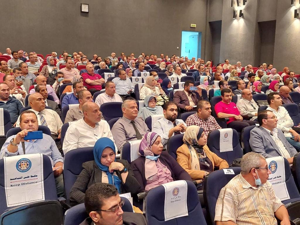 أكد الدكتور محمد معيط وزير المالية، أننا ماضون فى تنفيذ التكليفات الرئاسية بتعزيز حوكمة المنظومة المالية للدولة؛ بما يسهم فى إرساء دعائم الانضباط المالي، وضمان الاستغلال الأمثل لموارد الدولة، وتحقيق المستهدفات الاقتصادية والتنموية، ويُساعد فى الارتقاء بمستوى معيشة المواطنين، وتحسين مستوى الخدمات المقدمة إليهم. ولفت وزير المالية، إلى تحقيق التكامل الإلكتروني بين الأنظمة المالية المميكنة: نظام إعداد الموازنة العامة للدولة «Oracle Hyperion»، ونظام إدارة المعلومات المالية الحكومية «GFMIS»، وبين المنظومة المتكاملة لإعداد ومتابعة الخطة الاستثمارية «ISIPPM» بوزارة التخطيط والتنمية الاقتصادية؛ وذلك فى انطلاقة جديدة لتطبيق الشمول المالي والتحول إلى الاقتصاد الرقمي، على نحو يؤدى إلى سرعة تنفيذ تعديلات الخطة الاستثمارية إلكترونيًا، وتوفير الاعتمادات الموازنية اللازمة في التوقيتات المناسبة، وإتاحة بيانات دقيقة عن الموقف التنفيذى للخطة الاستثمارية بالجهات الإدارية لحظيًا. أضاف الدكتور إيهاب أبو عيش نائب الوزير للخزانة العامة، أن هناك ٣ مراحل لتحقيق التكامل الإلكتروني بين الأنظمة المالية المميكنة بالوزارة، والمنظومة المتكاملة لإعداد ومتابعة الخطة الاستثمارية «ISIPPM» بوزارة التخطيط والتنمية الاقتصادية، وقد تم الانتهاء من المرحلة الأولى بنجاح فى مارس الماضى بنقل الخطة الاستثمارية للعام المالى الحالى لأول مرة إلكترونيًا على البيئة الفعلية، وذلك بالتكامل الإلكتروني بين نظام إعداد الموازنة العامة للدولة «Oracle Hyperion»، والمنظومة المتكاملة لإعداد ومتابعة الخطة الاستثمارية «ISIPPM». وأوضح انه تم التشغيل التجريبي للمرحلة الثانية التى تستهدف تنفيذ التعديلات الموازنية بالباب السادس «التعزيزات والمناقلات» من خلال التكامل الإلكترونى بين نظام إدارة المعلومات المالية الحكومية «GFMIS»، والمنظومة المتكاملة لإعداد ومتابعة الخطة الاستثمارية «ISIPPM»، من خلال بعض الهيئات الموازنية، ومن المستهدف تعميم آلية التكامل الجديدة، بنهاية أكتوبر الحالى، موضحًا أن المرحلة الثالثة تشمل تنفيذ التعديلات الموازنية «المناقلات والتعزيزات» بالباب السادس على مستوى المشروعات الاستثمارية وفقًا لموازنة البرامج والأداء. أضاف أننا حريصون على توعية العاملين بالجهات الإدارية بالإجراءات التنفيذية لوثيقة التكامل بين النظم الإلكترونية بوزارتى المالية، والتخطيط والتنمية الاقتصادية، وقد تم تنظيم ورشة عمل مؤخرًا لتأهيل الموظفين المختصين بأداء الأدوار المنوطة بهم فى هذا الشأن على أكمل وجه، مشيرًا إلى أن هذا التكامل الإلكتروني يُسهم في إرسال تقديرات الخطة الاستثمارية المعتمدة من وزارة التخطيط والتنمية الاقتصادية إلكترونيًا إلى وزارة المالية بما يوفر الوقت والجهد ويعزز الحوكمة، وتهيئة بيئة العمل لإعداد وتنفيذ الموازنة العامة للدولة، وفقًا لموازنة البرامج والأداء. أوضح وليد عبدالله، رئيس الإدارة المركزية لموازنة الخزانة، مدير مشروع نظام إدارة المعلومات المالية الحكومية «GFMIS»، أن نظام إعداد الموازنة العامة للدولة «Oracle Hyperion»، هو نظام إلكترونى لميكنة مراحل إعداد الموازنات التقديرية والتخطيط لها، وفق البرامج المالية، وتحسين نتائج الأعمال والقدرة على التنبؤ من خلال وضع السيناريوهات المحتملة أثناء تنفيذ هذه الموازنات، لافتًا إلى أن نظام إدارة المعلومات المالية الحكومية «GFMIS»، هو نظام إلكترونى يربط كل أجهزة الحكومة، ويشمل جميع وظائف إدارة المالية العامة من العمليات المالية والمحاسبية، ويعزز الحوكمة بدءًا من إعداد الموازنة، وانتهاءً بتنفيذها.