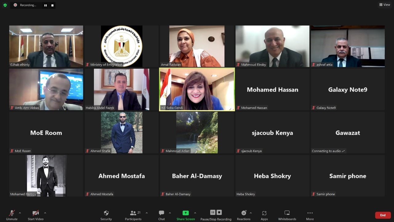 عقدت السفيرة سها جندي، وزيرة الدولة للهجرة وشئون المصريين بالخارج، لقاءً تفاعليًا مع عدد من أعضاء الجالية المصرية في كل من دول "جنوب إفريقيا وكينيا وليسوتو"، وذلك بمشاركة السفير عمرو عباس، مساعد وزيرة الهجرة لشئون الجاليات، والسفير أحمد الفضلي سفير مصر في جنوب إفريقيا. وجاء هذا بجانب مشاركة كلا من اللواء إيهاب الحيني، ممثل قطاع الأحوال المدنية بوزارة الداخلية، وعقيد دكتور محمد شرشر مدير إدارة الشئون القانونية بالإدارة العامة للجوازات والهجرة والجنسية، وأشرف عطية رئيس الإدارة المركزية لمكتب رئيس الهيئة القومية للتأمين الاجتماعي، وذلك في إطار حرص الوزيرة على الاستماع إلى مقترحات المصريين بالخارج، ومناقشة استفساراتهم والرد عليها، بالتعاون مع الجهات المختصة. استهلت السفيرة سها جندي وزيرة الهجرة، بالترحيب بالمشاركين باللقاء، معربة عن سعادتها بعقد اللقاء الخامس في إطار مبادرة "ساعة مع الوزيرة" حيث تم عقد لقاء مع الجالية المصرية بكل من كندا والسعودية وأستراليا والكويت، معربة عن سعادتها بلقاء عدد من أبناء الجالية المصرية بثلاث من أهم الدول الإفريقية "جنوب إفريقيا وكينيا وليسوتو"، بهم جالية ناجحة ومؤثرة. وأضافت وزيرة الهجرة أن مبادرة "ساعة مع الوزيرة" تهدف لإتاحة الفرصة للقاء مباشر من المصريين بالخارج، وتعد فرصة للتعرف على احتياجاتهم، وتلقي مقترحاتهم واستفساراتهم والاستماع لمطالبهم دون حواجز، مشيرة إلى أننا نعمل على عدد من المحاور وتحقيق أكبر عدد من المحفزات التي تربط المصريين بالخارج بوطنهم الأم. وأوضحت الوزيرة أنها كانت فرصة طيبة للغاية بأن يتزامن حلف اليمين الدستوري أمام رئيس الجمهورية مع انعقاد النسخة الثالثة من مؤتمر الكيانات المصرية بالخارج، حيث التقت ممثلي الكيانات والجاليات المصرية وتم التفاعل مع الحضور المتنوع من دول العالم وأثمر العديد من التوصيات التي تم التنسيق مع وزارات ومؤسسات الدولة لتنفيذها، مشيرة إلى أننا حريصون على استكمال تلك الجهود، باستكمال تلك اللقاءات. وخلال اللقاء، حرصت السفيرة سها جندي على استعراض جهود الوزارة خلال الفترة الحالية، لتوفير عدد من المحفزات والمميزات المقدمة خصيصا للمصريين بالخارج بالتعاون مع الجهات المعنية، وضمها في تطبيق إلكتروني واحد، جاري تصميمه بالتعاون مع وزارة الاتصالات وتكنولوجيا المعلومات، لضمان تحقيق أقصى استفادة لمواطنينا، وقد شهدت هذه الفترة جولات مكثفة لعدد من الوزارات في مصر، لتنفيذ توصيات مؤتمر الكيانات المصرية بالخارج في نسخته الثالثة، سواء فيما يتعلق بالإسكان أو الطيران أو الاستثمار أو المالية أو التعليم وغيرهم من المميزات المقدمة للمصريين بالخارج. وأضافت السفيرة سها جندي أنه تم الاتفاق مع وزارة الطيران المدني على منح الأسر المصرية في الخارج باقة من التخفيضات للمسافرين على "مصر للطيران" من وإلى مصر، بما يتضمن خصومات على سعر التذكرة الخاصة بالزوجة تصل حتى 25%، كما سيتم منح تخفيض لأسعار تذاكر الأطفال حتى 33% لعدد طفلين، كما تم زيادة السن للأطفال المشمولين بالتخفيض إلى سن 15 عامًا بدلًا من 11 عامًا في السابق، بينما الراكب الأساسي للأسرة والتذاكر الفردية يستخدم السعر العادي المعلن من الشركة، كما أن هناك تخفيضات كبيرة مخصصة للطلبة المصريين الدارسين بجمهورية الصين الشعبية، وذلك لكل من الرحلات الأسبوعية كل ثلاثاء إلى مدينة هانزو الصينية ورحلة الخميس إلى مدينة جوانزو الصينية. كما تطرقت الوزيرة خلال حديثها، إلى الاجتماع الذي تم عقده مع وزير الإسكان، والذي كان من أهم نتائجه الاتفاق على عرض مشروعات وزارة الإسكان على التطبيق الإلكتروني لوزارة الهجرة -الجاري الإعداد له- سواء في العاصمة الإدارية الجديدة أو مدينة العلمين أو غيرها من المدن، كما تم الاتفاق على أن يتم عرض مشروعات "بيت الوطن" للمصريين بالخارج من خلال التطبيق. وتابعت الوزيرة بأنها اجتمعت مع حسن عبد الله، محافظ البنك المركزي المصري، والسيد محمد الأتربي رئيس بنك مصر ورئيس اتحاد بنوك مصر، لبحث تعزيز التعاون لتقديم التيسيرات للمصريين بالخارج عبر مختلف الأوعية الادخارية وطرح المحفزات التي تحقق زيادة مشاركتهم في المشروعات القومية بما يحقق أهداف التنمية المستدامة ويسهم في زيادة مساهمة المغتربين في الاقتصاد القومي، لافتة إلى أن أول العروض البنكية أعلنت من البنك الأهلي المصري وبنك مصر بإصدار شهادة دولارية استثمارية بعائد عالي حيث تم تعديل العوائد الثابتة على الشهادة الذهبية الدولارية ومدتها 3 سنوات وكذا شهادات أهل مصر الدولارية بآجال 5 سنوات و7 سنوات وذلك للإصدارات الجديدة من الشهادات اعتبارا من 9 أكتوبر الجاري، حيث تم إتاحة الشهادة الذهبية الجديدة لمدة 3 سنوات بعوائد تصل إلى 5.30% سنوياً، والعائد على شهادة أهل مصر الدولارية ذات أجل ٥ سنوات يصل إلى 5.15% سنوياً، كما يمكن شراء شهادة أهل مصر الدولارية بآجال 7 سنوات بدءا من 1000 دولار أمريكي أو مضاعفاتها بعوائد تصل إلى 5.05% سنوياً، وفي هذا الصدد اشادت الوزيرة بهذه العروض ذات العائد المميز، داعية المصريين بالخارج إلى الاستفادة منها. كما أشارت الوزيرة إلى الاجتماعات الثنائية مع وزارتي المالية والتجارة والصناعة، وذلك في إطار حرص الحكومة على تحفيز المصريين العاملين بالخارج على الاستثمار في مصر، ونقل مطالبهم. وأكدت أنه يتم بحث كافة خطوات بدء تنفيذ مشروع شركة استثمارية للمصريين بالخارج، وكذا تحديد الأنشطة المستهدفة في القطاعات التي يرغبون في الاستثمار بها بمصر والمشروعات القومية التي يستهدفون الاستثمار باسهم عالية الربحية فيها، مشيرة إلى أن السوق المصرية تمتلك فرصًا استثمارية متميزة تلبى التوجهات الاستثمارية للجاليات المصرية بالخارج، موضحة أن إنشاء الشركة جاء بناءً على التوصيات التي خرجت من النسخة الثالثة لمؤتمر الكيانات المصرية بالخارج، ولذلك فقد تم عقد لقاء مع وزير التجارة والصناعة، والمستشار محمد عبد الوهاب، الرئيس التنفيذي للهيئة العامة للاستثمار والمناطق الحرة، كذلك لقاء رئيس هيئة الرقابة المالية والبورصة المصرية، لمناقشة الأفكار والآليات الخاصة بإنشائها، في مختلف الأنشطة الاستثمارية. كما تم التواصل مع الدكتور وزير التربية والتعليم ونقل مطالب المصريين بالخارج بأن يكون العام الدراسي لأبنائنا بالخارج منقسم إلى فصلين دراسيين، وهو ما صدر به قرار بالفعل تلبية لمطالب المصريين بالخارج، كما أشارت إلى الاتفاق مع وزير التعليم العالي على منح إجازة عام إضافي "لتوفيق الأوضاع" لأساتذة الجامعات الذين حصلوا علي مد للإعارات لعشرة سنًوات، حتى يتمكنون من ترتيب احوالهم المعيشية للعودة بعدها للوطن. وخلال اللقاء، قدمت السفيرة سها جندي جزيل الشكل لكل من السفير المصري في جنوب أفريقيا والسفير المصري بكينيا على ما قاما به من دور في حل أزمة المواطن المصري أحمد حسن المريض في موزمبيق، والذي تم نقله للعلاج في مصر نتيجة لخطورة حالته الصحية وفشل العمليات الجراحية التي أجريت له هناك. ومن جانبه، قدم السفير أحمد الفضلي سفير مصر بجنوب إفريقيا، الشكر لوزيرة الهجرة على هذا اللقاء المهم، مشيرًا إلى أن الجهود التي قامت بها وزيرة الهجرة خلال الفترة الماضية بالفعل تلبي عدد كبير من احتياجات ومطالب المصريين بجنوب إفريقيا وخصوصًا تذاكر الطيران وموضوع العام الدراسي لأبنائنا بالخارج، مؤكدا أن هناك تنسيقا دائما بين وزارتي الخارجية والهجرة لحل مشاكل وتلبية احتياجات المصريين في الخارج، مثمنًا فكرة إنشاء شركة استثمارية خاصة للمصريين بالخارج، موضحًا أنه سيقوم بعرض الأمر على المستثمرين المصريين بجنوب إفريقيا سواء المشاركة بالشركة بشكل كبير أو حتى عن طريق شراء أسهم بها، وكذا استطلاع رأيهم بشأن الشركة وإرسال المقترحات الخاصة بهم لوزارة الهجرة. وخلال اللقاء، دار حوار مباشر بين الوزيرة والجهات المعنية والحضور من الجالية المصرية بـ"جنوب إفريقيا وليسوتو وكينيا"، تم فيها مناقشة عدد من أهم الموضوعات التي تخص الجالية، وعلى رأسها استخراج بطاقات الرقم القومي والجوازات والتجنيد، كذلك استعراض المحفزات الجار العمل عليها لصالح المصريين بالخارج. وبدورهم، طرح المشاركون في اللقاء من أعضاء الجالية المصرية، عددا من الأمور الخاصة باستخراج بطاقات الرقم القومي، وسؤالهم حول التسهيلات التي تقدمها وزارة الداخلية تيسيراً على المواطنين المصريين بالخارج، وفي هذا الصدد قال اللواء إيهاب الحيني، ممثل قطاع الأحوال المدنية بوزارة الداخلية، إن استخراج بطاقات الرقم القومي للمصريين بالخارج، أصبح يتم في 13 سجلاً مدنياً في المحافظات المختلفة، مخصص فقط للمصريين في الخارج، ولم يعد الأمر مقتصراً فقط على سجل الأحوال المدنية في العباسية، بجانب توفير ماكينات السجل المدني الذكية في عدد من المولات، وهذا يسهل من عملية استخراج بطاقة الرقم القومي لمواطنينا بالخارج. كما أضاف ممثل قطاع الأحوال المدنية بوزارة الداخلية، أن الوزارة تعمل على التيسير لمواطنينا بالخارج حيث أتاحت الوزارة استخراج إمكانية استخراج بطاقة الرقم القومي من المنزل، فضلا عن إتاحة استخراجها عبر الانترنت، كما أوضح أن هناك اشتراطات ومعايير ثابتة يجب توافرها في بطاقة الرقم القومي لحمايتها من التزوير، وهذا ما يصعب من تنفيذ اقتراح استخراج بطاقات الرقم القومي من السفارات بشكل دائم، كون هذه العملية تحتاج لأجهزة معينة تستخدم فقط في وزارة الداخلية من خلال 15 مركز في مصر. ومن جانبها، طلبت السفيرة سها جندي وزيرة الهجرة، من أعضاء الجالية جمع 500 اسم أو أكثر من راغبي استخراج او تجديد بطاقات الرقم قومي، بالتنسيق مع سفارتنا بالدول المقيمين بها، حتى يتسنى إيفاد بعثة مخصصة لهم لتجديد هذه البطاقات بالتعاون مع وزارة الداخلية المصرية تسهيلا على مواطنينا. وبخصوص الاستفسارات بشأن تجديد جوازات السفر الخاصة بهم وتأخر وصولها إليهم، أكد عقيد دكتور محمد شرشر مدير إدارة الشئون القانونية بالإدارة العامة للجوازات والهجرة والجنسية، أن جوازات السفر حاليا لا يحدث بها أية تأخيرات وفقا للبروتوكول الموقع بيان وزارة الداخلية ووزارة الخارجية منذ 2008 والذي يقضي بأن يتم الانتهاء من جوازات السفر بأي كمية التي تصل إلينا خلال 24 ساعة وتسليمها إلى وزارة الخارجية مرة أخرى لإرسالها للسفارات المصرية بالخارج، لافتًا إلى أن التأخير خلال الفترة الماضية جاء نظرًا لظروف جائحة كورونا وعدم انتظام حركة الطيران، وهو ما أكده القنصل المصري بالكويت مشيرًا إلى أنه حاليا يصل جواز السفر خلال 3 أو 4 أسابيع من طلب التجديد. ومن جانبه، قال أشرف عطية رئيس الإدارة المركزية لمكتب رئيس الهيئة القومية للتأمين الاجتماعي، إن قانون التأمين الاجتماعي المصري خص المصريين بالخارج بفصل كامل، وأعطاهم مميزات لم تكن موجودة منذ عام 2020 ومع اهتمام القيادة السياسية صدر القانون ونص على أنه في حالة السفر في الخارج سواء للعمل لحسابك الخاص – أي صاحب عمل- أو تعاقد شخصي أو ملحق بالسفارة بالخارج وغير مؤمن على المواطن بمصر من حقك المطالبة بالتأمين الاجتماعي لتضمن المعاش في حالة التقاعد أو العجز أو الوفاة وتم تحديد بداية الاشتراك من 1400 جنيه ويصل لـ9400 جنيه شهريا مع تحرك سنوي لهذه القيم بنسبة اشتراك 21% من فئة الدخل التي يتم اختيارها تسدد عبر البنك الأهلي المصري، ويسدد مقدما بداية من شهر حتى عام، ويتم تحويل المعاش للحساب البنكي أو المحافظ الإلكترونية أو حساب بالبريد، داعيا المصريين بالخارج بالاشتراك في التأمين الاجتماعي حيث إنه أمان للحاضر وضمان للمستقبل للمواطن ولأسرته. وخلال اللقاء الذي استمر لأكثر من 3 ساعات، اقترح أحد المشاركين، أن يكون هناك برامج وزيارات للأطباء الأفارقة إلى مصر سواء للتدريب أو حضور مؤتمرات وهذا بمثابة الدعاية للدولة المصرية، ومن ثم سيكون من السهل قدوم أطباء مصريين أيضا للعمل وإدارة المستشفيات في كينيا، وبدورها ثمنت السفيرة سها جندي هذه الفكرة مشيرة إلى أنها ستلتقي قريبا مع وزير السياحة لبحث برامج مخصصة للمصريين بالخارج وسيتم طرح فكرة زيارة الوفود الأفريقية لمصر في كافة المجالات، وبخصوص الأطباء المصريين في كينيا أكدت الوزيرة أنه من الممكن أن يتم طرح الأمر على الأطباء المصريين بشكل استثماري بأن ينفذوا مشروعات صحية بكينيا أو القيام بهذه الأعمال بشكل خيري ولدينا العديد من الأطباء المصريين بالخارج بكافة الدول على استعداد للقيام بهذا العمل الخيري. كما أثنى المشاركين على فكرة إنشاء شركة استثمارية للمصريين بالخارج، مشيرين إلى أنها إضافة كبيرة جدًا وسيكون لها فائدة عظيمة للمصريين بالخارج، مقترحين أن يكون بالشركة جزء خاص يقوم بالاستثمار بالمشروعات على الأرض، وجزء آخر بشكل سندات ضمان به نسبة ربحية، وفي هذا الإطار أكد المشاركين أن مجال المقاولات العامة من أهم المجالات التي يرغبون في الاستثمار بها حيث أن مصر تشهد تطورا عقاريا بشكل مميز جدًا. واختتمت السفيرة سها جندي اللقاء مقدمة الشكر للمشاركين، مشيرة إلى أنها تحرص في هذه اللقاءات أن يتواجد بها السادة السفراء بكل دولة وممثلي الوزارات المعنية للتعاون والتنسيق فيما بيننا لتلبية والرد على استفسارات المصريين بالخارج، كما أنه سيكون هناك تواصل دائم لحل أي مشكلات وعقبات تواجه المصريين بالخارج بالإضافة إلى الإعلان عن كافة المميزات والمحفزات المخصصة للمصريين بالخارج.