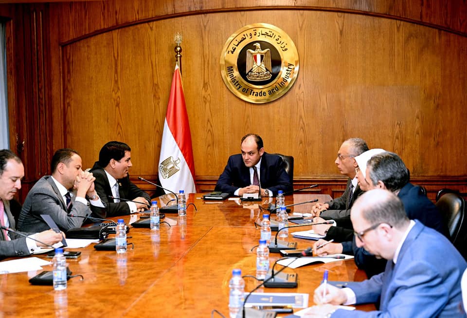عقد الوزير لقاءاً مع عدد من أعضاء مجلس النواب وبحضور قيادات ومسئولي الوزارة ، حيث تم استعراض رؤية وخطة عمل الوزارة للتعامل مع التحديات التي تواجه المستثمرين في كافة المناطق الصناعية بمختلف محافظات الجمهورية ، كما استعرض النواب عدد من التحديات التي تواجه المستثمرين والتي تقع فى إطار مسئولية أجهزة وزارة التجارة والصناعة. جاء هذا في إطار سلسلة اللقاءات الدورية التي يعقدها المهندس أحمد سمير وزير التجارة والصناعة، مع أعضاء المجالس النيابية. وقال الوزير أن الوزارة حريصة على تحقيق التواصل الدائم والمستمر مع المجالس النيابية بهدف بحث كافة المعوقات التى تواجه القطاع الصناعي والعمل على إيجاد حلول ناجزة لها وبما يسهم في استمرار دوران عجلة الإنتاج وتوفير المزيد من فرص العمل أمام الشباب لاسيما فى ظل التداعيات السلبية للأزمة الاقتصادية العالمية الحالية، مؤكداً فى هذا الإطار أنه أصدرتوجيهات لكافة قيادات الوزارة بضرورة التعامل وبجدية مع كافة التحديات وإيجاد حلول عاجلة لها وتقديم المزيد من المرونة للتيسير على المستثمرين . وأوضح سمير أنه فيما يتعلق بملف الأراضى فقد أصدر دولة رئيس مجلس الوزراء قراراً بتحديد أسعار الأراضى الصناعية في مختلف أنحاء الجمهورية والتى تضمنت إتاحة الأراضى بسعر الترفيق بنظام التمليك ، وكذا بنظام حق الإنتفاع ، مع إتاحتها بأسعار أقل فى محافظات الصعيد بهدف تشجيع حركة الاستثمار فى الوجه القبلى ، مشيراً فى رده على طلب أحد السادة النواب حول ضرورة منح حوافز للمستثمرين الراغبين فى الحصول على أراضى بالمنطقة الصناعية بجنوب الرسوة ببورسعيد بأن الهيئة العامة للتنمية الصناعية إنتهت من ترفيق المنطقة بالكامل وتم منح حوافز للمستثمرين بالمنطقة من خلال تخفيض مقدم التعاقد ومنح تيسيرات فى سداد الاقساط للتيسير على المستثمرين . وفى رده على تساؤل احد النواب حول التحديات التى تواجه الشركات المصدرة لصرف المساندة التصديرية واستيفاء المستندات ، وجه الوزير مسئولى صندوق تنمية الصادرات بضرورة تيسير الاجراءات لمساعدة الشركات المستفيدة من برامج المساندة لصرف مستحقاتهم ، خاصة وأن هذه المساندة تمثل دافع رئيسى لحفاظ الشركات على اسواقها التصديرية . وحول جهود الوزارة للإرتقاء بالتنمية الصناعية بمحافظات الصعيد أشار سمير إلى أن الوزارة تسعى خلال المرحلة الحالية على تعظيم الاستفادة من الامكانات والمقومات الاقتصادية لكافة محافظات الجمهورية من خلال انشاء مشروعات استثمارية تعتمد على الموارد الطبيعية والانتاج الزراعي بهذه المحافظات . ومن جانبهم أكد أعضاء مجلس النواب ثقتهم فى الرؤية الجديدة للوزارة حالياً وتجاوبها فى حل مشاكل المنتجين ، مطالبين بأهمية تقديم المزيد من التيسيرات للمستثمرين خاصة فيما يتعلق بإجراءات الحصول على التراخيص وإتاحة الأراضى الصناعية وصرف مستحقات برنامج مساندة الصادرات ورد الأعباء وكذا تيسير إشتراطات إنشاء وتشغيل المحطات التدريبية التابعة لمصلحة الكفاية الإنتاجية،لاسيما وأن هذه المحطات تسهم فى تخريج الآلآف من الطلاب سنوياً وتوفر إحتياجات القطاع الصناعى من العمالة الفنية المؤهلة .