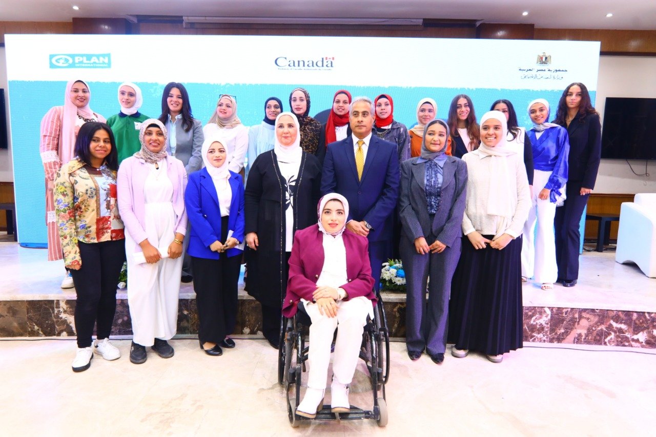 شهدت نيفين القباج وزيرة التضامن الاجتماعي، وحسن شحاتة وزير القوى العاملة احتفالية وزارة التضامن الاجتماعي باليوم العالمي للفتاة لعام 2022 تحت شعار "تعليمك مفتاح قرارك"، وذلك بالشراكة مع هيئة بلان الدولية وبدعم من السفارة الكندية في القاهرة. أقيمت الاحتفالية بمقر وزارة التضامن الاجتماعي بحضور السفيرة مشيرة خطاب رئيس المجلس القومي لحقوق الإنسان، والدكتورة ايمان كريم المشرف على المجلس القومي لحقوق الأشخاص ذوي الإعاقة، والسفير خالد البقلي مساعد وزير الخارجية لحقوق الإنسان، ودينيس أوبراين مدير هيئة بلان الدولية في مصر، ونانسي عودة مستشار ورئيس قسم التنمية بالسفارة الكندية. وأكدت وزيرة التضامن الاجتماعي التزام الوزارة بشكل خاص والدولة بشكل عام بدعم الفتيات ومساندة حقوقهن في الرعاية الصحية والتعليم الجيد والتنشئة السليمة والتربية الايجابية والتأهيل لقيادة الأسرة وخدمة المجتمع، مشيرة إلى أن الفتيات المصريات قرة الأعين التي ندعم بقوة حمايتهن من كافة أشكال العنف والإساءة والتمييز، كما تبذل الدولة قصارى الجهود لتنميتهن وتمكينهن للمساهمة في بناء الوطن، خاصة أن كل دولة تفخر بفتياتها وشبابها لأنهم قوتها الدافعة للتقدم والرقي. ووجهت القباج تحية خاصة للقيادة السياسية التي أولت للفتيات حقوقهن في هذا العصر بدءًا من دستور 2014 وحتى إطلاق الاستراتيجية الوطنية لحقوق الإنسان في سبتمبر عام ٢٠٢١، مضيفة أن مصر من أولي الدول التي صدقت على اتفاقية حقوق الأطفال وحقوق الأشخاص ذوي الإعاقة والقضاء على كافة أشكال التمييز ضد النساء، ومن ثم أولت القيادة السياسية اهتمامًا كبيرًا بحقوق الفتيات، خاصة بين الفئات الأولي بالرعاية، والوزارة تعطي أولوية قصوى للفتيات الأولي بالرعاية سواء من ذوي الإعاقة أو غير القادرات أو من تعرضن لأي شكل من أشكال الإساءة. وأوضحت القباج أن عام ٢٠٢٢ يعتبر من الأعوام المميزة التي شهدت اهتمامًا بالغًا من القيادة السياسية ليس بدعم المرأة فحسب وإنما بدعم المجتمع المدني الذي يعد شريكًا أساسيًا وذراعًا تنفيذيًا للعمل مع الوزارة للوصول للأسر وبشكل خاص للفئات الأولى بالرعاية، مؤكدة على الدور المحوري الذي يلعبه المجتمع المدني والجمعيات الأهلية في إحداث التنمية، مشيرة إلى أن وزارة التضامن الاجتماعي تحرص على حقوق الفتيات في كافة برامجها بدءًا من الطفولة المبكرة ومروراً بمشروطية تعليم فتيات أسر "تكافل"، ودعم الفتيات ذوي الإعاقة، ووقف ختان الإناث والزواج المبكر، وإعداد المقبلين على الزواج، والتمكين الاقتصادي للأكثر فقراً. ووجهت وزيرة التضامن الاجتماعي رسالة للفتيات قائلة:" يا فتيات مصر وعظيماته... أوصيكن بطلب العلم فليس للعلم حد وبمراقبة الأخلاق فأخلاق الأنثى سر جمالها وبالجهد والكد فالمطالب لا تنال بالتمني.. ولا يؤخركن حديث أو نظرة.. وامشين مرفوعات الهامة فخورين بكونكن فتيات وكونكن مصريات". ومن جانبها قالت السفيرة مشيرة خطاب رئيس المجلس القومي لحقوق الإنسان إنها منذ الصغر كانت صانعة قرار، وساعدتها أسرتها في ذلك، نتيجة نشأتها في بيئة تحترم الحوار، مشيرة إلى أنها غيرت مسار تعليمها نهائيا برغم رفض والدها، الذي كان يريدها أن تصبح طبيبة، حيث حولت من كلية الطب لكلية الاقتصاد والعلوم السياسية ، مشيرة إلي أن والدها احترم رأيها وقال حينها أنت مسئولة عن القرار وعن تحمل نتائجه. ومن جانبه أكد دنس أوبراين ،المدير القٌطري لهيئة بلان انترناشيونال ايجيبت، أنه منذ عام ٢٠١٨ ، ساعدنا أكثر من ٢٤٠ فتاة مصرية لتولي الأدوار القيادية وتجربة كيفية تشكيل القرارات من خلال المناصب القيادية رفيعة المستوى في الوزارات والأمم المتحدة والشركات متعددة الجنسيات ووسائل الإعلام والكيانات المالية والمجالس الوطنية"، مضيفا "نريد أن تُسمع أصوات الفتيات في كل مجال يؤثر على الفتيات - بعبارة أخرى ... لا شيء عن الفتيات ، بدون فتيات - لبناء قدرتهن على الصمود في مواجهة الانتكاسات ، وفي النهاية خلق قوة إيجابية للتغيير في حياتهن، داعيا جميع الأطراف المعنية هنا إلى بذل كل ما في وسعكم لضمان تعليم الفتيات لأن التعليم هو مفتاح المرونة والتمكين وتحقيق الإمكانات الكاملة للفتيات". في حين أشارت نانسي عودة، رئيس قسم التنمية بالسفارة الكندية فى مصر أنها الذكرى العاشرة لهذا اليوم العالمي المهم حيث إن الفتيات في جميع أنحاء العالم يكسرون الحواجز والحدود، وكندا سعيدة جدًا بقدرتها على دعم الفتيات في مصر، مضيفة "تتمتع كندا حاليًا وعلى مدى السنوات السبع الماضية بسياسة خارجية نسوية وسياسة مساعدة دولية نسوية، وأعتقد أن لها صدى في جميع أنحاء العالم بالنسبة للنساء العاملات في مجال التنمية الدولية، ولا يمكنني التفكير في تطابق أفضل. وناشدت نانسي الفتيات أن يحطن أنفسهن بأشخاص ملهمين يحفزونهن ويرشدونهن وهم يرسمن طريق مستقبلهم. وقد قامت الفتيات المشاركات في الأدوار القيادية بإصدار عدة توصيات بعد تجاربهن المتنوعة في القيادة مع جهات حكومية وأهلية ودولية وإعلامية، وتتلخص هذه التوصيات في تشجيع الفتيات على التعليم والتعلم في أى سن، والالتحاق بالتعليم المجتمعي أو التعليم الفني، من أجل تحقيق طموحاتهن المهنية، وأيضا من أجل أن ينجحن أسريا ويساعدن أولادهن ومجتمعاتهن، والتنسيق مع وسائل الإعلام من أجل أن يقوم الأشخاص ذوى الإعاقة بحملات توعية بأنفسهم من أجل نشر الوعي بحقوق ذوى الإعاقة، بالتعاون مع وزارة التضامن الاجتماعي وهيئة بلان الدولية، بالإضافة إلى التنسيق مع وزارة النقل والمواصلات لاتاحة وسائل النقل العام لتكون مناسبة لجميع الإعاقات. كما طالبن وسائل الإعلام بتبني نشر الوعي وتغيير الثقافة المجتمعية، لتكون ضد ختان البنات وزواج الأطفال، وضد العنف الموجه للفتيات والنساء بكل أشكاله، وتغيير نظرة المجتمع إلى يوم اليتيم ليصبح يوما خاصا للاهتمام بقضايا الأيتام، وليس للاحتفال بالأيتام بطريقة تقتحم خصوصيتهم، وتأهيل الفتيات والفتيان في دور الرعاية لمرحلة الاستقلال، واستمرار تقديم الدعم والرعاية والمساندة لهم في حياتهم المستقلة، بالإضافة إلى التوسع في المبادرات المجتمعية التى تصقل المهارات المختلفة للفتيات، بما يعزز قدرتها على اتخاذ القرار وتحمل المسئولية والقيادة، وأيضا على تطوير نفسها، وإدماج الفتيات والفتيان في مبادرات مجتمعية، لتعزيز الفهم العملي لحقوق المواطنة، واحترام الآخر، وتقدير التنوع والاختلاف، وكذلك تقديم مزيد من الدعم لتشجيع الفتيات في ظروف صعبة على الالتحاق بالتعليم، ومساندتهن بكل الطرق لاستكمال تعليمهن، وتأهيلهن ليحصلن على فرص عمل، والعمل على التوعية بحقوق الأطفال العاملين، وتوفير فرص التدريب والتأهيل للأطفال الراغبين في تعلم مهنة، والتوسع في مراكز التدريب خاصة والتعليم المزدوج في في المناطق المطورة والمناطق التى ينتشر فيها عمل الأطفال، والترويج لهذه المراكز، وذلك بالتعاون بين الوزارات المعنية والجمعيات الأهلية.
