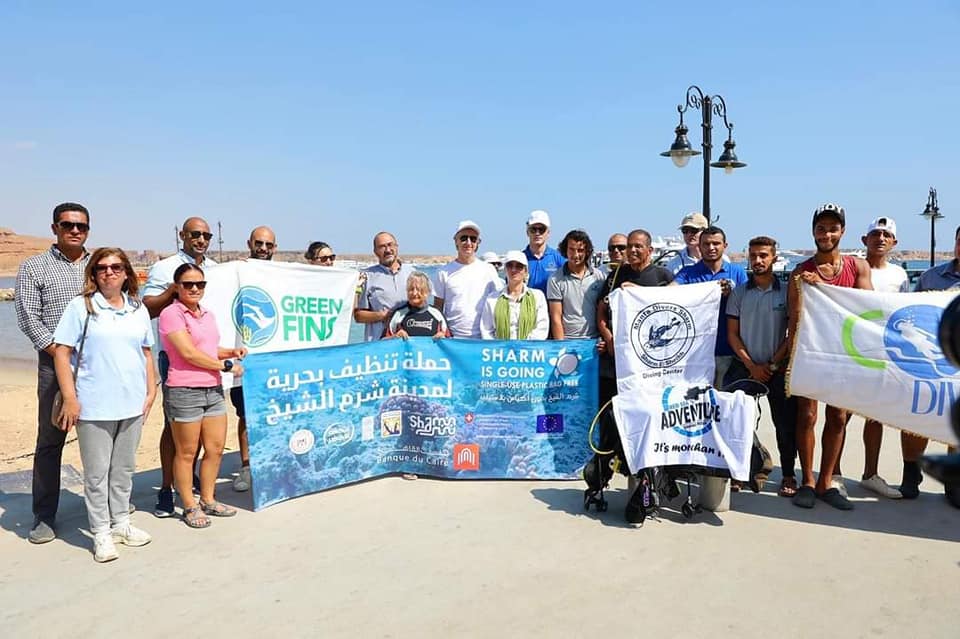 مع بدء العد التنازلي لانطلاق مؤتمر الأطراف لاتفاقية الأمم المتحدة الإطارية بشأن المناخ COP27، الذى تستضيفه مدينة شرم الشيخ نوفمبر القادم ، واصلت الدكتورة ياسمين فؤاد وزيرة البيئة سلسلة زيارتها التفقدية لمدينة شرم الشيخ للوقوف على أخر المستجدات الخاصة بالترتيبات اللوجستية لعقد المؤتمر ، بالإضافة إلى تفقد المدينة ومتابعة إجراءات تحويلها لمدينة خضراء. وأكدت الدكتورة ياسمين فؤاد، وزيرة البيئة على أن تحويل مدينة شرم الشيخ إلى مدينة خضراء ليس مجرد شعارات، ولكن تنفيذ فعلى على أرض الواقع وبمشاركة المجتمع المحلى ، وفى هذا الإطار واستكمالاً لأنشطة حملة الحد من استهلاك الأكياس البلاستيكية أحادية الاستخدام بشرم الشيخ. اطلقت الدكتورة الدكتورة ياسمين فؤاد اليوم مبادرة تنظيف شرم الشيخ برًا وبحرًا من المواد البلاستيكية، وذلك في اطار استعدادات مصر لاستضافة مؤتمر المناخ cop27 ،والذى يفصلنا أيام قليلة على انعقاده، ، والتي تنفذها الوزارة بالتعاون مع محافظة جنوب سيناء ، وبرنامج الأمم المتحدة الإنمائي"UNDP"، بتمويل من الحكومة السويسرية والاتحاد الأوروبي وبنك القاهرة . وأوضحت الدكتورة ياسمين فؤاد وزيرة البيئة، أن تلك المبادرة تأتى في إطار حملة الحد من استهلاك الأكياس البلاستيكية أحادية الاستخدام بشرم الشيخ، والتي تهدف إلى منع استخدام الأكياس البلاستيكية أحادية الاستخدام بالمدينة كوسيلة للحد من التأثيرات السلبية لها وتجنب آثارها الشديدة على التنوع البيولوجي في البحر الأحمر ، كما تهدف إلى ضمان استعداد السوق لتنفيذ سياسة منع استخدام الأكياس البلاستيكية أحادية الاستخدام، مع التركيز على رفع وعي الجمهور بآضرار البلاستيك. وأوضحت وزيرة البيئة أنه تم تنفيذ المبادرة بمحمية رأس محمد، ومارينا وطنية، وتم تجهيز كافة الأدوات والمعدات اللازمة التي سيستخدمها المشاركين في المبادرة، إضافة إلى توفير وسائل النقل للتنقل بين المناطق التي تستهدفها الحملة، كما تم إنشاء 3 استندات لتوزيع ١٠٠٠٠ شنطة صديقة للبيئة على المواطنين بالمجان في إطار الجهود الخاصة بتعميم تجربة الأكياس الصديقة للبيئة، ويقع إحدى هذه الاستندات بقطاع خليج نعمة، والأخرى بمنطقة السوق التجاري القديم، والثالثة بقطاع حي النور. كما توزيع ٣٥٠ ألف شنطة ورقية من إجمالي مليون شنطة يستهدف توزيعها. هذا وقد سبق وأن قامت الحملة بتنفيذ خمس حملات النظافة برا وبحرًا بمحميات جنوب سيناء، وقد شهدت حملة النظافة بالمحمية مشاركة وإقبال كبير من شباب مدينة شرم الشيخ، والمرأة ،والمجتمع البدوي والمجتمع المحلي بالمحمية ومجموعة من العاملين بالفنادق. جدير بالذكر أنه تم فى إطار الحملة تجهيز سيارة متنقلة بأهم الأماكن بمدينة شرم الشيخ، تجوب المدينة بالكامل للوصول للأماكن الصعب الوصول إليها ، وتتولى مهمة توزيع البدائل ، ورفع وعى المواطنين والمحال التجارية، وتم تنفيذ عدد من ورش العمل لأصحاب المحال التجارية ، والموردين ، والموزعين. والتوعية بتلك الحملة عل مواقع التواصل الاجتماعى للتوعية بأضرار استخدام الأكياس البلاستيكية أحادية الاستخدام، كما تم تنفيذ زيارات لكافة المدارس والجامعات بشرم الشيخ، ،بالإضافة إلى القيام بزيارات ميدانية لجميع المحال التجارية لرفع الوعى لدى البائعين والمستهلكين بتلك القضية.