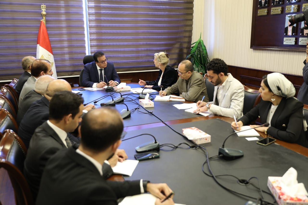 استقبل الدكتور خالد عبدالغفار وزير الصحة والسكان، اليوم الأربعاء، السيدة «فريدريكا ماير» ممثل صندوق الأمم المتحدة للسكان (UNFPA)والوفد المرافق لها، لبحث سبل وتعزيز التعاون في القطاع الصحي، وذلك بمقر أكاديمية الأميرة فاطمة للتعليم الطبي المهني. في بداية اللقاء، أكد وزير الصحة والسكان، حرص القيادة السياسية على الاهتمام بملف تنظيم الأسرة، من خلال استراتيجيات ومعايير محددة، تم تبنيها على خطط علمية قادرة على تحقيق الأهداف المرجوة، مشيرًا إلى أهمية التشارك بتشكيل لجنة تنسيقية، تضم الوزارة وصندوق الأمم المتحدة للسكان، ومنظمات المجتمع المدني والقطاعات الخاصة، وبعض الجهات المعنية، لضمان تعزيز خدمات تنظيم الأسرة، وتيسير إمكانية الحصول عليها. ولفت الدكتور حسام عبدالغفار المتحدث الرسمي لوزارة الصحة والسكان، إلى أن الاجتماع تناول بحث التعاون بملف التدريب، حيث وجه الوزير، بتنظيم دورات تدريبية للأطباء، وفرق التمريض، وطلاب كليات التمريض، والقابلات للمساهمة في حل مشكلة ارتفاع نسب الولادات القيصرية، وتأهيل القابلات، للقيام بمتابعة السيدات الحوامل حتي الوصول إلى الولادة الآمنة من خلال الأطباء. وتابع، أن الوزير، بحث التعاون مع UNFPA)) بملف الزيادة السكانية، بوضع آليات محددة تُمكنا من الوصول إلى النتائج المستهدفة، وذلك من خلال توفير الأجهزة الطبية اللازمة ووسائل تنظيم الأسرة وتوزيعها بشكل عادل على أماكن تقديم الخدمة، بالإضافة إلى التوسع في أعداد الرائدات الريفيات، والتي يقومن بنشر الوعي بين المنتفعات بالصحة الإنجابية، وتشجيع السيدات على الولادة الطبيعية ومدى تاثيرها الإيجابي على صحة الأم والجنين، بما يساهم في خفض معدلات الولادة القيصرية، والتعاون في وضع آليات العمل المشتركة للتوسع بخدمة العيادات لمتنقلة المعنية بتقديم خدمات طب الأسرة. وأوضح «عبدالغفار» أن الوزير، بحث التوسع بملف حملة «طرق الأبواب لتنظيم الأسرة»، وتنفيذها على مستوى محافظات الجمهورية، وذلك للوصول إلى المنتفعات بجميع المناطق والأماكن البعيدة، وضمان حصولهن على الخدمة الطبية، الأمر الذي يساهم في تحقيق أهداف التنمية المستدامة وفقًا لرؤية مصر 2030. حضر الاجتماع الدكتور طارق توفيق نائب وزير الصحة لشئون السكان، والدكتور عمرو قنديل رئيس قطاع الطب الوقائي، والدكتور حسام عباس رئيس قطاع تنظيم الأسر، والدكتور كريم رأفت مدير إدارة المنح والقروض.