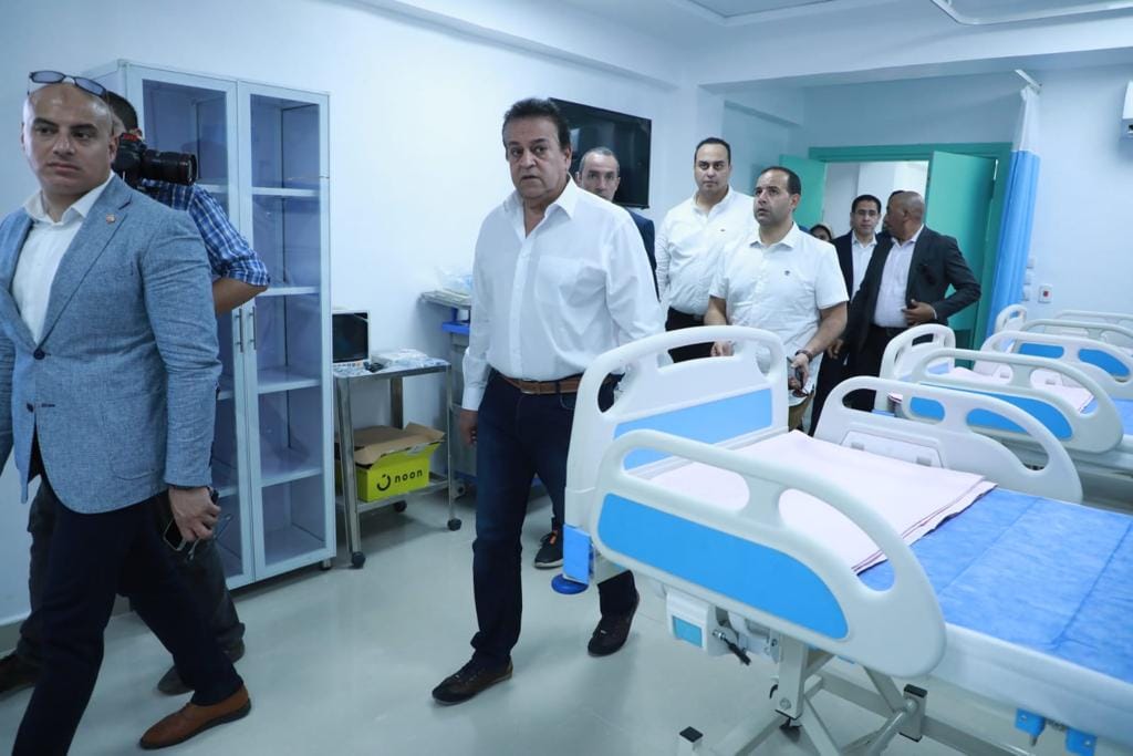 تفقد الدكتور خالد عبدالغفار، وزير الصحة والسكان، صباح اليوم السبت، الحجر الصحي بمطار شرم الشيخ الدولي، لمراجعة الاستعدادات النهائية لتنفيذ منظومة التأمين الصحي، لمؤتمر المناخ COP27 المقرر انعقاده في مدينة شرم الشيخ، مطلع شهر نوفمبر المقبل. يأتي ذلك ضمن جولة ميدانية قام بها الوزير في مدينة شرم الشيخ بمحافظة جنوب سيناء، لتفقد الحجر الصحي، وعدد من المنشآت الطبية، وأماكن إقامة واستقبال الوفود، في إطار المراجعة الميدانية لاستعدادات منظومة التأمين الصحي، لمؤتمر المناخ «COP27». وخلال تفقد الوزير للحجر الصحي بمطار شرم الشيخ الدول، وجه بزيادة عدد البوابات الحرارية، لضمان عدم تكدس الوفود المشاركة في المؤتمر، فضلاً عن توجيهه بتخصيص مسارات محددة للضيوف القادمين. وأوضح الدكتور حسام عبدالغفار، المتحدث الرسمي لوزارة الصحة والسكان، أن الوزير تفقد غرف العيادات بالحجر الصحي، للاطمئنان على جاهزيتها وتوافر كافة المستلزمات الطبية والوقائية. وأضاف «عبدالغفار» أن الوزير وجه بإطلاع الوفود المشاركة في المؤتمر على المعلومات الخاصة بالخدمات الصحية التي تقدمها الوزارة بالمنشآت الطبية، وأماكن تلك المنشآت بمدينة شرم الشيخ، من خلال تخصيص رمز «باركود» يتيح تلك المعلومات في الحجر الصحي. وأشار «عبدالغفار» إلى أن الوزير استكمل جولته بتفقد مستشفى شرم الشيخ الدولي، والذي تم تطويره ورفع كفائته بالكامل، بالإضافة إلى تزويدها بجهاز قسطرة متعدد الاستخدام (قلبية، مخية أوعية دموية)، ومناظير (جراحية، جهاز هضمي)، وأجهزة موجات صوتية وأجهزة أشعة. وأوضح «عبدالغفار» أن الوزير وجه بتحديد مسارات مخصصة للمترددين على المستشفى، من الوفود المشاركة بالمؤتمر، مشددا على استمرار تقديم كافة الخدمات الطبية للمواطنين المترددين على المستشفى خلال فترة انعقاد فعاليات المؤتمر. وأضاف «عبدالغفار» أن الوزير تفقد غرفة التحكم المركزي بمستشفى شرم الشيخ الدولي، والتي تربط المستشفى بكافة قطاعات الوزارة المعنية بتنفيذ خطة التأمين الصحي لمؤتمر المناخ، والتي يتم ربطها بالشبكة الوطنية الموحدة للطوارئ والسلامة العامة، حرصاً على سرعة التعامل مع أي أزمات أو حالات طارئة. وتابع «عبدالغفار» أنه على هامش الجولة عقد الوزير اجتماعاً مع قيادات الوزارة المرافقين له، حيث وجه بتوفير مكاتب لخدمة العملاء بمداخل قسم الاستقبال بمستشفى شرم الشيخ، للتعامل مع مختلف الجنسيات، وتقديم كافة سبل المساعدة لهم، كما راجع خطط التعامل مع حالات الطوارئ والأزمات، خلال فترة انعقاد المؤتمر، موجها الشكر للقيادات على ما حققوه من إنجاز خلال فترة وجيزة لتنفيذ خطة التأمين الصحي للمؤتمر. وأضاف «عبدالغفار» أن الوزير استكمل جولته بتفقد المركز الإقليمي للإسعاف بشرم الشيخ، لمتابعة جاهزية سيارات الإسعاف المخصصة لتأمين الضيوف المشاركين بالمؤتمر، وخريطة توزيع السيارات على الطرق والمحاور والعيادات وفنادق الإقامة داخل مدينة شرم الشيخ وخارجها، كما تفقد سيارات إسعاف تم تزويدها بكاميرات للمتابعة الميدانية لأي حالات طارئة. قال «عبدالغفار» إن جولة الوزير تضمنت تفقد أحد مستشفيات الإحالة بمدينة شرم الشيخ، حيث وجه الوزير بسرعة تجهيزه لاستقبال أي حالات مرضية، حال الحاجة لإحالتها إلى المستشفى. ولفت «عبدالغفار» إلى أن الوزير شهد مع اللواء خالد فودة محافظ جنوب سيناء، لانش الإسعاف البحري، للاطمئنان على جاهزيته لتأمين وفود المؤتمر بحرياً، كما شهد الوزير محاكاة لحادث «افتراضي» للاطلاع على كيفية التدخل السريع للفرق الإسعافية، لضمان تقديم أفضل الخدمات الإسعافية للمرضى . رافق الوزير خلال الجولة، الدكتور أحمد السبكي مساعد الوزير للرقابة والمتابعة، والدكتور أنور إسماعيل مساعد الوزير للمشروعات القومية، والدكتور عمرو قنديل رئيس قطاع الطب الوقائي، والدكتور حازم الفيل رئيس قطاع الطب العلاجي، والدكتور محمد جاد رئيس هيئة الإسعاف، والدكتور هشام زكي رئيس الإدارة المركزية للعلاج الحر والتراخيص، والدكتور حلمي عبدالرحمن، رئيس الإدارة المركزية للرعاية الحرجة والعاجلة، والدكتور أيمن رخا، وكيل الوزارة بمحافظة جنوب سيناء.