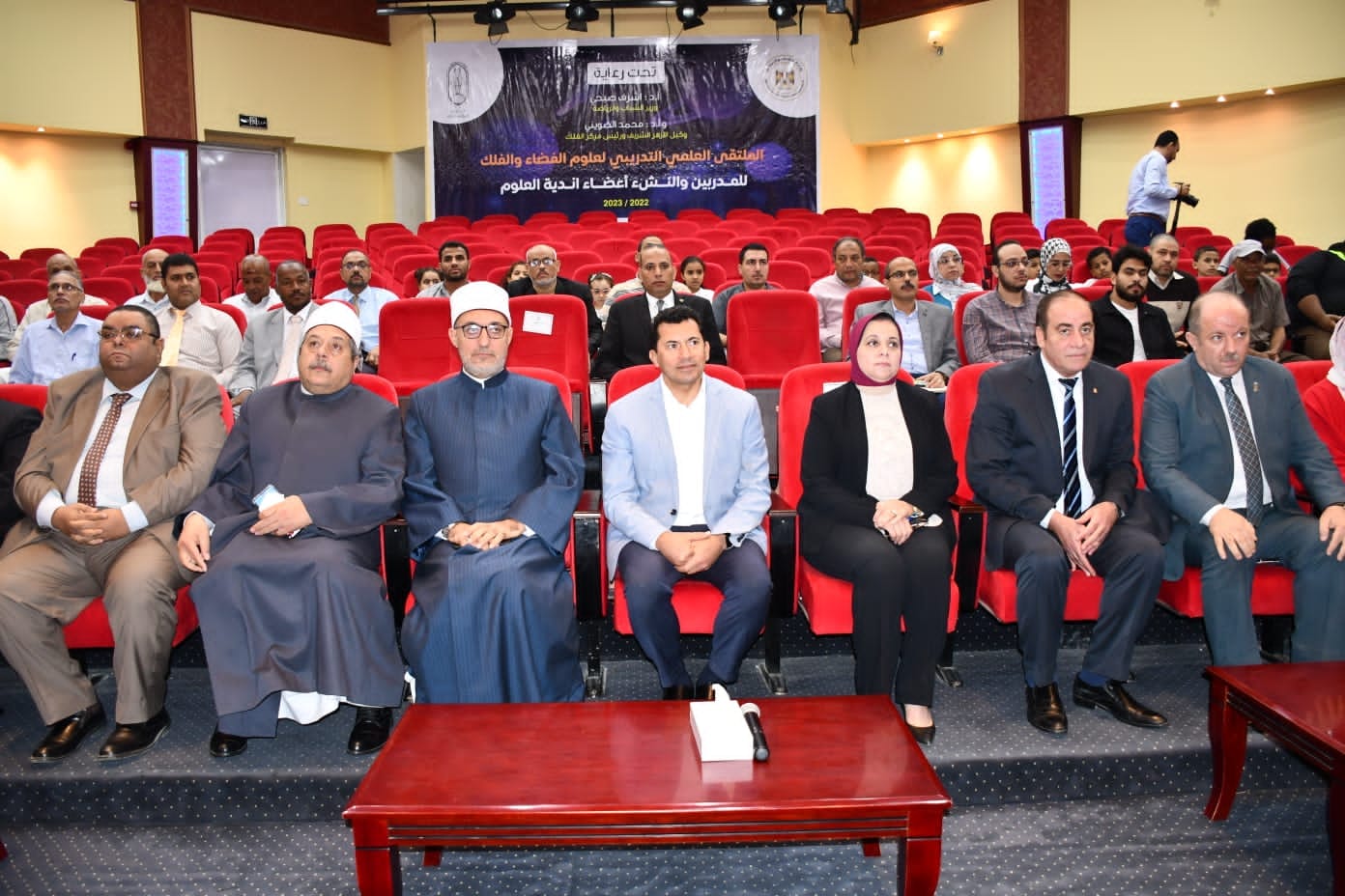 وزير الشباب يطلق فعاليات الملتقى العلمى التدريبي لعلوم الفضاء والفلك تحت شعار "بناء الإنسان فى ظل الجمهورية الجديدة"، أطلق الدكتور أشرف صبحى وزير الشباب والرياضة ،اليوم السبت بالمركز الأوليمبى بالمعادى، فعاليات الملتقى العلمى التدريبى لعلوم الفضاء والفلك للمدربين والنشء أعضاء أندية العلوم، والذى تنظمه الإدارة المركزية لتنمية النشء بوزارة الشباب والرياضة بالتعاون مع مجمع البحوث الإسلامية التابع للأزهر الشريف (مركز الأزهر العالمى للفلك الشرعى وعلوم الفضاء). يستهدف الملتقى إعداد وتجهيز أصحاب المواهب والقدرات الإبداعية من النشء فى علوم الفلك والفضاء، واحتضان ورعاية مجموعة متميزة من المواهب ، وتدريبهم فى علوم الفلك والفضاء وتقنياته. ويتم التدريب فى مجالات علوم الفلك، والفضاء، والمناخ ، وذلك داخل أندية العلوم فى مراكز الشباب والأندية، ويتضمن التدريب معسكرات تدريبية، وأمسيات فلكية، وزيارات ميدانية، فى ضوء نشر الثقافة والتوعية، ويستهدف البرنامج مشاركة نحو ١٠٠ ألف متدرب من النشء. فى كلمته، ثمن وزير الشباب والرياضة على التعاون المثمر بين الأزهر الشريف والوزارة فى تنفيذ البرامج المتنوعة والمحافل الفكرية للنشء والشباب، مبيناً اهتمام الوزارة ببناء الشخصية المتكاملة والمتزنة، ونشر الأخلاق وفضائلها بين أوساط النشء والشباب. أكد الوزير على أن الملتقى العلمى التدريبي لعلوم الفضاء والفلك يساهم فى التطوير العقلى للنشء ، ويأتى فى ضوء اهتمام الوزارة بدور أندية العلوم داخل مراكز الشباب والأندية الرياضية فى جميع المحافظات، وربطها بجميع نواحي الحياة، مشيراً إلى الدعم الكامل من قبل الوزارة لهذا البرنامج. من جانبه، نقل الدكتور نظير محمد عياد الأمين العام لمجمع البحوث الإسلامية ، نائب رئيس مركز الأزهر العالمى للفلك الشرعى وعلوم الفضاء، تحيات وكيل الأزهر الشريف الدكتور محمد الضوينى لجميع الحضور المشاركين فى إطلاق فعاليات البرنامج، متمنياً أن يحقق الملتقى المقصد والغاية المرجوة منه، مشيراً إلى ضرورة الأخذ بزمام الأمور، والتعايش مع الواقع بصورة ايجابية وبالشكل الذى يحقق الوعى لدى الإنسان ، متطرقاً فى حديثه إلى الأسس التى يستند عليها بناء الإنسان، منها البناء العقائدي والعلمى والمعرفي والأخلاقي والروحي والجسدي، وضرورة الاهتمام بعلوم الفلك والأخذ بها والعناية بشئونها خلال الآونة الراهنة. حضر الافتتاح كل من فضيلة الشيخ الدكتور أيمن عبد الغنى رئيس قطاع المعاهد الأزهرية، وفضيلة الشيخ الدكتور نظير محمد عياد الأمين العام لمجمع البحوث الإسلامية ، نائب رئيس مركز الأزهر العالمى للفلك الشرعى وعلوم الفضاء، والدكتور محمود الهواري الأمين العام المساعد للدعوة والإعلام الديني بمجمع البحوث الإسلامية، والدكتور أحمد عبد البر، مدير مركز الأزهر العالمي للفلك الشرعي، وعدد من قيادات الأزهر الشريف، ومن وزارة الشباب والرياضة حضرت عزة الدرى رئيس الإدارة المركزية لتنمية النشء، اللواء محمد نور مساعد الوزير، وإيمان عثمان مدير عام الإدارة العامة للموهوبين والمبدعين.