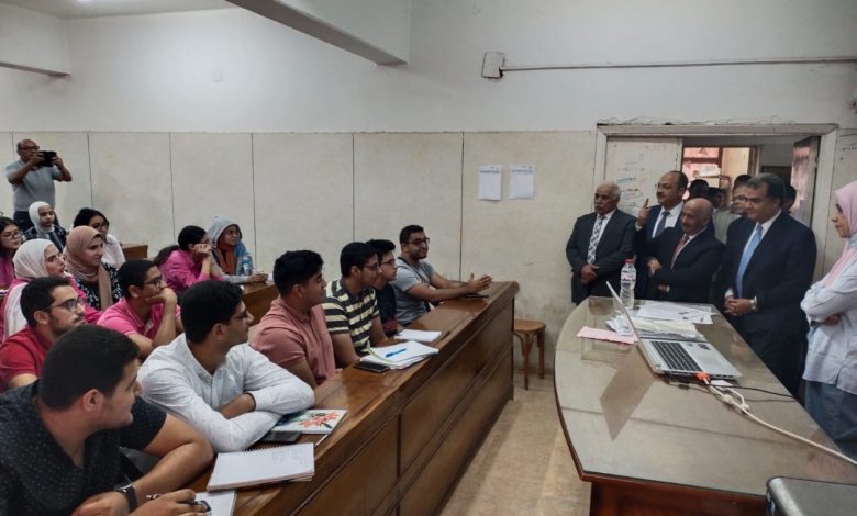 Photo of رئيس جامعة الزقازيق يتفقد انتظام العملية التعليمية والتوسعات الجديدة بالبرنامج المميز بكلية الطب البشرى