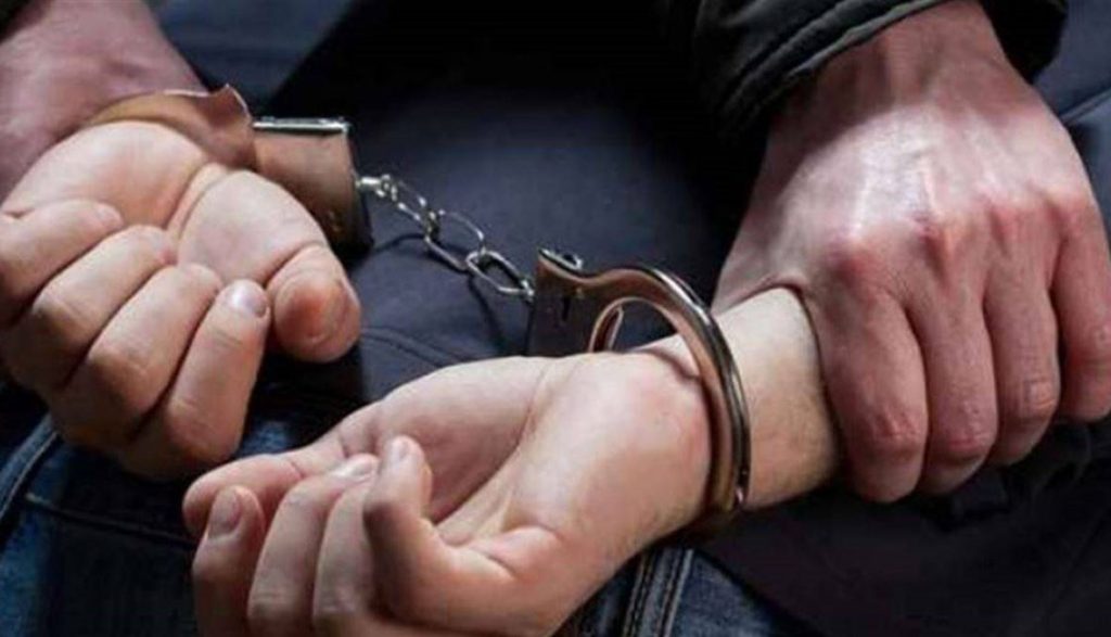 القبض على مسجل شقي خطر وبحوته كمية كبيرة من مخدر الهيروين ببنها متابعة: محمد جمال عيسى القت مباحث قسم بنها ثان منذ قليل، القبض على شخص مسجل شقي خطر، بحوزته كمية كبيرة من مخدر الهيروين "بودر" بغرض بيها في مدينة بنها. وردت تحريات للمقدم أحمد عبد الجليل رئيس مباحث قسم بنها ثان، بوجود شخص في دائرة القسم يدعى (م.ع)، من كفر شكر، يروج لبيع مخدر الهيروين بالمنطقة ومعه كمية كبيرة يقوم بتوزيعها. وعقب تقنين الإجراءات القانونية ألقت المباحث القبض علي (م.ع) وبحوزته كمية كبيرة من مخدر الهيروين، عدد 2 فرد خرطوش، وعدد 2 طلقة، وعدد 2 موبايل. تم تحرير محضر بالواقعة وجاري العرض على النيابة العامة لتتولى الأمر.