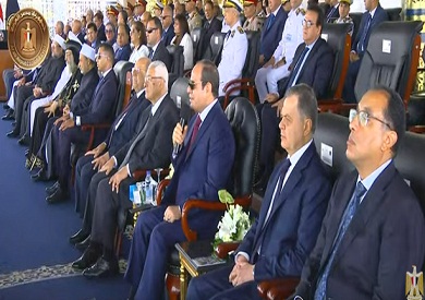 هنأ الرئيس عبدالفتاح السيسي، الإثنين، الدفعة الجديدة من خريجي كلية الشرطة خلال حفل تخرجهم. ووجه الرئيس السيسي رسالة للخريجين الجدد قائلًا: «بدأت مرحلة جديدة من حياتكم وزي ما بقول لنفسي ولكل المسؤولين مصر أمانة في رقبتنا كلنا.. أمانها وسلامها واستقرارها وتقدمها أمانة في رقبتنا كلنا». وأضاف: «أرجوا إن إحنا نبقى دائمًا عارفين إن المسؤولية الملقاة على عاتق وزارة الداخلية مسؤولية كبيرة قوي»، متابعًا: «دوركم مشهود من الناس كلها ومنتظر من الناس كلها ومصر كلها بتقدر هذا الدور طالما إن هذا الدور بيحترم إنسانية الناس وبيحترم إنفاذ القانون». وشهد الرئيس السيسي صباح اليوم، الاحتفال بتخريج دفعة جديدة من طلبة أكاديمية الشرطة وقسم الضباط المتخصصين والذي أقيم بمقر أكاديمية الشرطة بالقاهرة الجديدة، بحضور وزير الداخلية اللواء محمود توفيق، وأعضاء المجلس الأعلى للشرطة وقيادات أكاديمية الشرطة.