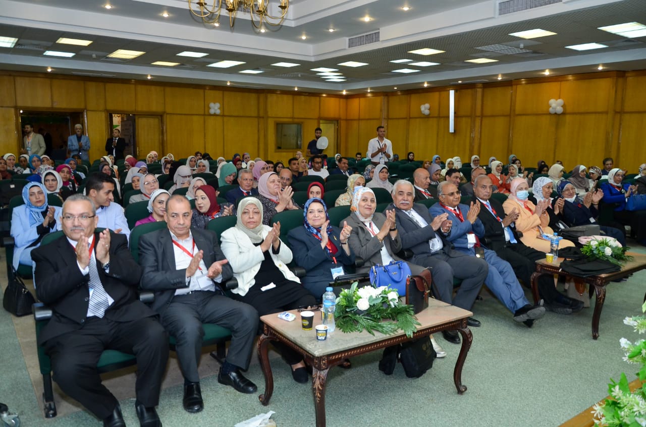 شهد الدكتور عاطف حسين القائم بأعمال رئيس جامعة الزقازيق اليوم، فعاليات المؤتمر الأول لقسم المكروبيولوجيا والمناعة والثالث لوحدة الحساسية والمناعة بكلية الطب، بالمركز العلمي بمبنى الجراحة. وخلال كلمته أكد رئيس الجامعة علي أن نهضة الأمم لن تتحقق إلا بتنمية البحث العلمى والاهتمام بالتعليم وتوظيفه مخرجاته فى الواقع العملى والربط بين البحوث العلمية الطبيعية والانسانية، وأن هذا المؤتمر يسلط الضوء على محوراً مهماً والذى يعقد لأول مرة لقسم المكروبيولوجيا والمناعة والثالث لوحدة الحساسية والمناعة بكلية الطب، حيث قدم سيادته الشكر لكل القائمين على هذا المؤتمر المتميز في محتواه وتنظيمه ، والذي يأتي في إطار رؤية الدولة والقيادة السياسية لتقديم صحة أفضل لجميع أفراد المجتمع. كما أشار الدكتور عاطف حسين إلى أن المؤتمر يهدف إلى تحقيق رؤية ورسالة الجامعة فى تقديم الخدمات الطبية للمجتمع ورفع الكفاءة الطبية والقدرات البحثية للأطباء وإجراء تقرير شامل عن معدل انتشار أمراض الحساسية والمناعة لدى الكبار والأطفال والطرق الحديثة لتشخيص أمراض الحساسية والصدر وعلاجها والوقاية منها طبقاً للمعايير العالمية الحديثة.