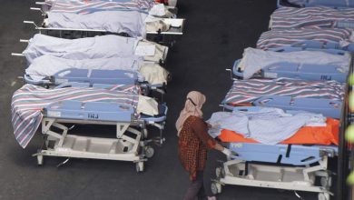Photo of الجثث في كل مكان.. ارتفاع عدد ضحايا حادث مباراة كرة قدم في إندونيسيا إلى 174 قتيلًا