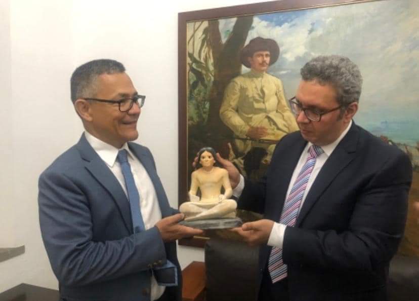التقى السفير كريم عصام الدين أمين، مع وزير الثقافة الفنزويلي Ernesto Villegas Poljak بالمبنى التذكاري لوزارة الثقافة، حيث تناول اللقاء سبل زيادة التعاون الثقافي بين البلدين. هذا، واستعرض الوزير الفنزويلي ترتيبات فنزويلا لمعرض الكتاب الذي تقيمه فنزويلا على شرف القارة الأفريقية في نوفمبر المقبل، مشيرًا إلى توجيه الدعوة لجمهورية مصر العربية لحضور المعرض كممثل عن القارة الأفريقية تقديراً للمكانة المصرية في القارة الأفريقية، وإيمانًا منهم بعمق وتأثير الثقافة المصرية، وأنهم يرحبون بأي ناشرين مصريين مهتمين بالمشاركة. وقد أكد السفير المصري على حرصه على وجود مشاركة مصرية في المعرض.