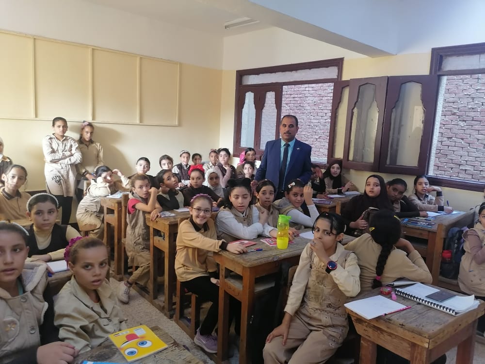 محافظ القليوبية يحيل مدير ادارة الخانكة التعليمية للتحقيق ويوجه باستبعاد مدير مدرسة الشهيد "تامر عبد الله" بالخانكة *********************** بشان ما نشر على مواقع التواصل الاجتماعى والذى تضمن صور لطلاب مدرسة الشهيد تامر عبد الله بكفر حمزة بمركز الخانكة والذى تم تسكينهم بالمعهد الازهري ،فقد قرر عبد الحميد الهجان محافظ القليوبية احالة مدير الادارة التعليمية بالخانكة للتحقيق واستعباد مدير مدرسة الشهيد " تامر عبد الله" للتقصير في اداء عملهم وقد اشارت الاستاذة سماح ابراهيم مدير مديرية التربية والتعليم بالقليوبية الى ان المدرسة الام ضمن مبادرة حياة كريمة وعليه تم التنسيق مع التربية والتعليم والازهر لتسكين الطلاب بالمعهد نظرا لقربها من المدرسة ونظرا لاعمال التطوير التى تتم بمدرسة الشهيد"تامر عبد الله" بالخانكة وقد تم متابعة المعهد قبل تسكين الطلاب من قبل مدير الادارة التعليمية وتم استغلال عدد 18 فصلا جميعها تحتوى على مقاعد والدارسة منتظمة وفقا للصور المرفقه